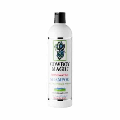 De Cowboy Magic Rosewater shampoo is een uitermate geschikte premium shampoo voor het wassen van jouw hond. De shampoo zijn zeer geschikt voor doodles! Een milde shampoo voor een glanzende vacht van je hond. Veilig en effectief voor alle vachtsoorten. Cowboy Magic Rosewater shampoo bevat zijde. Het product is gemakkelijk te gebruiken en is zo geformuleerd dat het op zachte wijze vuil oplost en het haar reinigt. Het voedt daarnaast zowel het haar als de huid. De Cowboy Magic Rosewaters Shampoo is gemakkelijk in gebruik en kan zowel puur als verdund (1:20) gebruikt worden. Tip: bestel onze mengfles voor shampoo en conditioner mee voor de juiste mengverhouding (1:20) Over Cowboy Magic  Cowboy Magic® produceert een hoogwaardige lijn verzorgingsproducten voor zowel huisdieren als paarden. Kwaliteitsproducten die beter werken, langer meegaan en minder kosten. Cowboy Magic® werd oorspronkelijk opgericht door Jim en Charlotte Cummings in 1994 en levert hoogwaardige verzorgingsproducten, waaronder shampoos, conditioners en finishing sprays & gels. Cowboy Magic Nederland Bestel de producten van Cowboy Magic nu heel eenvoudig bij A Lot for Doodles. Of je nou op zoek bent naar een heerlijke shampoo of naar de perfecte ontklitter voor de vacht van jouw doodle. Je vind het allemaal bij A Lot for Doodles. Cowboy Magic Detangler & Shine kopen Het sterproduct van Cowboy Magic is de geconcentreerde Detangler & Shine-gel. De Cowboy Magic Detangled & Shine creëerde de categorie en blijft de toonaangevende ontklitter en glans voor honden en is te vinden in trimsalons. De handige ontklitter van Cowboy Magic mag zeker bij een Doodle eigenaar niet  ontbreken. Met deze Detangler & Shine van Cowboy Magic verdwijnen de knopen en klitten van je Doodle als sneeuw voor de zon, zelfs bij het meest onhandelbare haar. Cowboy Magic Rosewater Shampoo bestellen De Cowboy Magic Rosewater shampoo is een uitermate geschikte premium shampoo voor het wassen van jouw hond, en zelfs zeer geschikt voor doodles! Een milde shampoo voor een glanzende vacht van je hond. Veilig en effectief voor alle vachtsoorten. Cowboy Magic Rosewater Conditioner online bestellen  De Rosewater Conditioner van Cowboy Magic is een uitermate geschikte premium conditioner voor jouw hond en tevens zeer geschikt voor Labradoodles! Het geeft de vacht van jouw hond een extra boost; het glanst en het is makkelijk doorkambaar en is  veilig en effectief voor alle vachtsoorten. Bestel Cowboy Magic bij A Lot for Doodles Bestel Cowboy Magic eenvoudig bij A Lot for Doodles. Of je nu een shampoo zoekt of een heerlijk tussendoortje voor je hond, je slaagt zeker weten met het ruime assortiment wat uit voorraad leverbaar is. Heb je vragen over onze producten of advies nodig wat je het beste kunt bestellen? Neem gerust contact met ons op, we helpen je graag verder.