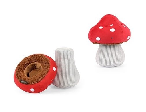 PLAY Blooming Buddies Mutt Mushroom Deze PLAY Blooming Buddies Mutt Mushroom houd je hond lekker bezig, voorkomt verveling en bevordert mentale stimulatie. Het speeltje is in de vorm van een rode paddenstoel met witte stippen en bevat krinkelgeluiden, een squeaker en kraakgeluiden in de stam. De paddenstoel kan los van de stam worden gehaald voor extra speelplezier voor jouw hond. De buitenkant heeft een dubbele laag en versterkte stiksels voor extra duurzaamheid. De vulling van de PLAY Blooming Buddies Mutt Mushroom is van 100% gerecyclede plastic flessen gemaakt en daarmee dus milieuvriendelijk. Afmeting: 19 x 13 x 10 cm Let op: Er is geen enkel hondenspeelgoed in de wereld wat niet kapot kan. Ondanks de dubbele stiksels, dubbele laag stof aan de buitenkant en de algehele stevigheid van het speelgoed, zou het kapot kunnen gaan. Op hondenspeelgoed zit geen garantie.Kies dus het juiste soort speeltje voor jouw hond zijn kauw- en speelbehoefte. Haal kapotte speeltjes meteen weg en laat jouw hond alleen spelen onder toezicht. Over P.L.A.Y. Hondenspeelgoed PLAY staat bekend om hun fantastische design en vrolijke, aansprekende kleuren. PLAY Dog Toys Het hondenspeelgoed van P.L.A.Y. is handgemaakt en de stevige buitenkant en dubbel gestikte randen zorgen voor extra duurzaamheid. De vulling van de speeltjes is gemaakt van gerecycled materiaal. Verder voldoet het hondenspeelgoed van Play aan dezelfde strenge kwaliteitsnormen voor het vervaardigen van baby- en kinderspeelgoed. Zo worden er AZO-vrije kleurstoffen gebruikt en is het geschikt voor de wasmachine en droger. P.L.A.Y. hondenspeelgoed Het hondenspeelgoed van PLAY wordt in Amerika ontworpen. Een collectie hondenspeeltjes van PLAY zijn doorgaans 5 verschillende speeltjes allemaal met hetzelfde thema. Bekend van Instagram Als jij honden volgt via Instagram, dan kan het niet missen dat je de P.L.A.Y. hondenspeeltjes wel eens voorbij hebt zien komen. Niet zo gek want de grappige en levensechte speeltjes zijn perfect voor een geweldige foto samen met jouw hond. Vergeet je A Lot for Doodles niet te taggen op Instagram? PLAY hondenspeeltjes bij A Lot for Doodles Bestel je Play hondenspeelgoed eenvoudig bij A Lot for Doodles. Of je nu een lief en schattig knuffeltje zoekt of een grappige, ondeugende speelkameraad voor je hond, je slaagt zeker weten met het ruime assortiment wat uit voorraad leverbaar is. Heb je vragen over onze producten of advies nodig wat je het beste kunt bestellen? Neem gerust contact met ons op, we helpen je graag verder.