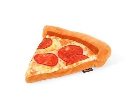 PLAY Snack Attack Collection Puppy-roni Pizza Puppy-rona pizza, yum! De PLAY Snack Attack Collection - Puppy-roni Pizza is een mooi groot speeltje voor de hond in de vorm van een pizzapunt. Met ingebouwd touw, 3 kleine ronde piepers en een krakelend geluid. Dat moet die knapperige korst zijn. De P.L.A.Y. Puppy-roni Pizza is een mooi groot speeltje voor de hond. Als dit een echte pizzapunt zou zijn, dan zou het wel van een reuze pizza afkomstig zijn. Het speeltje heeft verschillende structuren stof, zacht pluche, sterke nylonstof als stukjes peperoni en een ribstof pizzabodem.  De pizzapunt is vrij plat en dus en geweldig speeltje om mee rond te rennen. De P.L.A.Y. Puppy-roni Pizza heeft 3 kleine piepers een ingenaaid speeltouw in de pizzakorst en krinkelend materiaal door het hele speeltje heen.  Let op: Er is geen enkel hondenspeelgoed in de wereld wat niet kapot kan. Ondanks de dubbele stiksels, dubbele laag stof aan de buitenkant en de algehele stevigheid van het speelgoed, zou het kapot kunnen gaan. Op hondenspeelgoed zit geen garantie.Kies dus het juiste soort speeltje voor jouw hond zijn kauw- en speelbehoefte. Haal kapotte speeltjes meteen weg en laat jouw hond alleen spelen onder toezicht. Over P.L.A.Y. Hondenspeelgoed PLAY staat bekend om hun fantastische design en vrolijke, aansprekende kleuren. Bij A Lot for Doodles vind je een ruim assortiment van PLAY hondenspeelgoed. Shop naast de Barking Brunch collectie ook de Tropical Paradise Collectie van PLAY in onze shop! PLAY Dog Toys Het hondenspeelgoed van P.L.A.Y. is handgemaakt en de stevige buitenkant en dubbel gestikte randen zorgen voor extra duurzaamheid. De vulling van de speeltjes is gemaakt van gerecycled materiaal. Verder voldoet het hondenspeelgoed van Play aan dezelfde strenge kwaliteitsnormen voor het vervaardigen van baby- en kinderspeelgoed. In de speeltjes worden er AZO-vrije kleurstoffen gebruikt. Daarnaast zijn de speeltjes geschikt voor de wasmachine en droger. P.L.A.Y. hondenspeelgoed Het hondenspeelgoed van PLAY wordt in Amerika ontworpen. Bekend van Instagram Als jij honden volgt via Instagram, dan kan het niet missen dat je de P.L.A.Y. hondenspeeltjes wel eens voorbij hebt zien komen. Niet zo gek want de grappige en levensechte speeltjes zijn perfect voor een geweldige foto samen met jouw hond. Vergeet je A Lot for Doodles niet te taggen op Instagram? PLAY hondenspeeltjes bij A Lot for Doodles Bestel je Play hondenspeelgoed eenvoudig bij A Lot for Doodles. Of je nu een lief en schattig knuffeltje zoekt of een grappige, ondeugende speelkameraad voor je hond, je slaagt zeker weten met het ruime assortiment wat uit voorraad leverbaar is. Heb je vragen over onze producten of advies nodig wat je het beste kunt bestellen? Neem gerust contact met ons op, we helpen je graag verder.