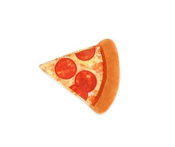 PLAY Snack Attack Collection Puppy-roni Pizza Puppy-rona pizza, yum! De PLAY Snack Attack Collection - Puppy-roni Pizza is een mooi groot speeltje voor de hond in de vorm van een pizzapunt. Met ingebouwd touw, 3 kleine ronde piepers en een krakelend geluid. Dat moet die knapperige korst zijn. De P.L.A.Y. Puppy-roni Pizza is een mooi groot speeltje voor de hond. Als dit een echte pizzapunt zou zijn, dan zou het wel van een reuze pizza afkomstig zijn. Het speeltje heeft verschillende structuren stof, zacht pluche, sterke nylonstof als stukjes peperoni en een ribstof pizzabodem.  De pizzapunt is vrij plat en dus en geweldig speeltje om mee rond te rennen. De P.L.A.Y. Puppy-roni Pizza heeft 3 kleine piepers een ingenaaid speeltouw in de pizzakorst en krinkelend materiaal door het hele speeltje heen.  Let op: Er is geen enkel hondenspeelgoed in de wereld wat niet kapot kan. Ondanks de dubbele stiksels, dubbele laag stof aan de buitenkant en de algehele stevigheid van het speelgoed, zou het kapot kunnen gaan. Op hondenspeelgoed zit geen garantie.Kies dus het juiste soort speeltje voor jouw hond zijn kauw- en speelbehoefte. Haal kapotte speeltjes meteen weg en laat jouw hond alleen spelen onder toezicht. Over P.L.A.Y. Hondenspeelgoed PLAY staat bekend om hun fantastische design en vrolijke, aansprekende kleuren. Bij A Lot for Doodles vind je een ruim assortiment van PLAY hondenspeelgoed. Shop naast de Barking Brunch collectie ook de Tropical Paradise Collectie van PLAY in onze shop! PLAY Dog Toys Het hondenspeelgoed van P.L.A.Y. is handgemaakt en de stevige buitenkant en dubbel gestikte randen zorgen voor extra duurzaamheid. De vulling van de speeltjes is gemaakt van gerecycled materiaal. Verder voldoet het hondenspeelgoed van Play aan dezelfde strenge kwaliteitsnormen voor het vervaardigen van baby- en kinderspeelgoed. In de speeltjes worden er AZO-vrije kleurstoffen gebruikt. Daarnaast zijn de speeltjes geschikt voor de wasmachine en droger. P.L.A.Y. hondenspeelgoed Het hondenspeelgoed van PLAY wordt in Amerika ontworpen. Bekend van Instagram Als jij honden volgt via Instagram, dan kan het niet missen dat je de P.L.A.Y. hondenspeeltjes wel eens voorbij hebt zien komen. Niet zo gek want de grappige en levensechte speeltjes zijn perfect voor een geweldige foto samen met jouw hond. Vergeet je A Lot for Doodles niet te taggen op Instagram? PLAY hondenspeeltjes bij A Lot for Doodles Bestel je Play hondenspeelgoed eenvoudig bij A Lot for Doodles. Of je nu een lief en schattig knuffeltje zoekt of een grappige, ondeugende speelkameraad voor je hond, je slaagt zeker weten met het ruime assortiment wat uit voorraad leverbaar is. Heb je vragen over onze producten of advies nodig wat je het beste kunt bestellen? Neem gerust contact met ons op, we helpen je graag verder.