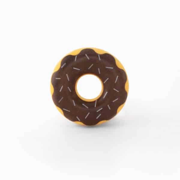 ZippyPaws ZippyTuff Donutz Chocolate De ZippyPaws ZippyTuff Donutz Chocolate kauwspeelgoed is ideaal voor pups om op te kauwen. Maar ze zijn ook prima geschikt voor volwassen honden. De ZippyPaws ZippyTuff Donutz Chocolate is gemaakt van flexibel en duurzaam TPR en is leuk om op te kauwen, maar ook om te gebruiken bij het apporteren. Formaat: 13cm Let op: Er is geen enkel hondenspeelgoed in de wereld wat niet kapot kan. Ondanks de algehele stevigheid van het speelgoed, zou het kapot kunnen gaan. Op hondenspeelgoed zit geen garantie. Kies dus het juiste soort speeltje voor jouw hond zijn kauw- en speelbehoefte. Haal kapotte speeltjes meteen weg en laat jouw hond alleen spelen onder toezicht. ZippyPaws Hondenspeelgoed Hondenspeeltjes van het merk ZippyPaws staan garant voor de allerleukste designs en zijn goed voor urenlang speelplezier. De hondenspeeltjes van ZippyPaws zijn ontworpen door hondenmensen voor honden. En dat zie je aan alles. ZippyPaws Burrows De Zippypaws Burrows zijn zoekspellen voor de hond. In iedere Burrow zitten 3 piepbeestjes verstopt. Speciaal voor honden die niet enthousiast worden van hersenwerkjes met voer zijn de Burrows perfect. Want de beloning is geen voer, maar een klein piepspeeltje. Je kunt de speeltjes zo vaak terug stoppen als je wilt, zodat jouw hond weer op zoek kan! Alle delen van de Zippy Burrows zijn gemaakt van hoogwaardig pluche stof. Daardoor is het niet alleen geschikt als interactief speeltje, maar kan het ook gebruikt worden als knuffelspeeltje. Alle speeltjes in de Burrows bevatten een ronde pieper om je hond extra enthousiast te maken. Interactief hondenspeelgoed bestellen Alle honden hebben speelgoed nodig. Het geeft zowel een mentale- als lichamelijke uitdaging voor je hond! Interactief hondenspeelgoed is niet alleen belangrijk om je hond tevreden te houden en verveling te voorkomen. Het is ook nuttig om problematisch gedrag aan te pakken, zoals destructief kauwen of hinderlijk blaffen. Zippypaws Burrows De Zippypaws Burrows zijn zoekspellen voor de hond. In iedere Burrow zitten 3 piepbeestjes verstopt. Speciaal voor honden die niet enthousiast worden van hersenwerkjes met voer zijn de Burrows perfect. Want de beloning is geen voer, maar een klein piepspeeltje. Je kunt de speeltjes zo vaak terug stoppen als je wilt, zodat jouw hond weer op zoek kan! Alle delen van de Zippy Burrows zijn gemaakt van hoogwaardig pluche stof. Alle speeltjes in de Burrows bevatten een ronde pieper om je hond extra enthousiast te maken. Doordat zowel de Burrow als de speeltjes in de Burrow van pluche zijn gemaakt is het niet alleen geschikt als interactiefspeeltje, maar kan het ook gebruikt worden als knuffelspeeltje. ZippyPaws Donutz Het populairste speeltje van Zippypaws is de Donut. Al in 2017 werd de miljardste donut verkocht. Voor de hond zijn de donut speeltjes helemaal geweldig. Er zitten 2 half ronde piepers in, waardoor het niet uitmaakt waar je in de donut bijt. Piepen doet de Zippypaws Donut altijd! De Donutz bevatten verder geen zachte pluche vulling. Ideaal voor honden die het normaal altijd laten sneeuwen in huis. Bekend van Instagram Als jij honden volgt via Instagram, dan kan het niet missen dat je de ZippyPaws hondenspeeltjes wel eens voorbij hebt zien komen. Niet zo gek want de grappige en interactieve speeltjes zijn perfect voor een geweldige foto samen met jouw hond. Vergeet je A Lot for Doodles niet te taggen op Instagram? ZippyPaws Nederland ZippyPaws hondenspeelgoed komt uit Amerika. Sinds een aantal jaren zijn de speeltjes ook in Nederland verkrijgbaar. Wij van A Lot for Doodles zijn trots dat we ZippyPaws verkopen in onze webshop. Bezoek onze shop en ontdek alle leuke speeltjes van ZippyPaws! ZippyPaws online bestellen De ZippyPaws hondenspeeltjes zijn bij ons online te bestellen. Naast de leuke speeltjes van ZippyPaws kun je ook bij ons terecht voor de merken Huxley & Kent, PawStory, HugSmart, Sodapup, Soos Pets, Cowboy Magic, Bass Brushes, P.L.A.Y., Yakka's & Carniwell. Heb je advies nodig? Neem gerust contact met ons op. We helpen je graag!