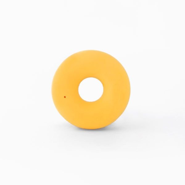 ZippyPaws ZippyTuff Donutz. De ZippyPaws ZippyTuff Donutz kauwspeelgoed is ideaal voor pups om op te kauwen. Maar ze zijn ook prima geschikt voor volwassen honden. De ZippyPaws ZippyTuff Donutz is gemaakt van flexibel en duurzaam TPR en is leuk om op te kauwen, maar ook om te gebruiken bij het apporteren. Formaat: 13cm Let op: Er is geen enkel hondenspeelgoed in de wereld wat niet kapot kan. Ondanks de algehele stevigheid van het speelgoed, zou het kapot kunnen gaan. Op hondenspeelgoed zit geen garantie. Kies dus het juiste soort speeltje voor jouw hond zijn kauw- en speelbehoefte. Haal kapotte speeltjes meteen weg en laat jouw hond alleen spelen onder toezicht. ZippyPaws Hondenspeelgoed Hondenspeeltjes van het merk ZippyPaws staan garant voor de allerleukste designs en zijn goed voor urenlang speelplezier. De hondenspeeltjes van ZippyPaws zijn ontworpen door hondenmensen voor honden. En dat zie je aan alles. ZippyPaws Burrows De Zippypaws Burrows zijn zoekspellen voor de hond. In iedere Burrow zitten 3 piepbeestjes verstopt. Speciaal voor honden die niet enthousiast worden van hersenwerkjes met voer zijn de Burrows perfect. Want de beloning is geen voer, maar een klein piepspeeltje. Je kunt de speeltjes zo vaak terug stoppen als je wilt, zodat jouw hond weer op zoek kan! Alle delen van de Zippy Burrows zijn gemaakt van hoogwaardig pluche stof. Daardoor is het niet alleen geschikt als interactief speeltje, maar kan het ook gebruikt worden als knuffelspeeltje. Alle speeltjes in de Burrows bevatten een ronde pieper om je hond extra enthousiast te maken. Interactief hondenspeelgoed bestellen Alle honden hebben speelgoed nodig. Het geeft zowel een mentale- als lichamelijke uitdaging voor je hond! Interactief hondenspeelgoed is niet alleen belangrijk om je hond tevreden te houden en verveling te voorkomen. Het is ook nuttig om problematisch gedrag aan te pakken, zoals destructief kauwen of hinderlijk blaffen. Zippypaws Burrows De Zippypaws Burrows zijn zoekspellen voor de hond. In iedere Burrow zitten 3 piepbeestjes verstopt. Speciaal voor honden die niet enthousiast worden van hersenwerkjes met voer zijn de Burrows perfect. Want de beloning is geen voer, maar een klein piepspeeltje. Je kunt de speeltjes zo vaak terug stoppen als je wilt, zodat jouw hond weer op zoek kan! Alle delen van de Zippy Burrows zijn gemaakt van hoogwaardig pluche stof. Alle speeltjes in de Burrows bevatten een ronde pieper om je hond extra enthousiast te maken. Doordat zowel de Burrow als de speeltjes in de Burrow van pluche zijn gemaakt is het niet alleen geschikt als interactiefspeeltje, maar kan het ook gebruikt worden als knuffelspeeltje. ZippyPaws Donutz Het populairste speeltje van Zippypaws is de Donut. Al in 2017 werd de miljardste donut verkocht. Voor de hond zijn de donut speeltjes helemaal geweldig. Er zitten 2 half ronde piepers in, waardoor het niet uitmaakt waar je in de donut bijt. Piepen doet de Zippypaws Donut altijd! De Donutz bevatten verder geen zachte pluche vulling. Ideaal voor honden die het normaal altijd laten sneeuwen in huis. Bekend van Instagram Als jij honden volgt via Instagram, dan kan het niet missen dat je de ZippyPaws hondenspeeltjes wel eens voorbij hebt zien komen. Niet zo gek want de grappige en interactieve speeltjes zijn perfect voor een geweldige foto samen met jouw hond. Vergeet je A Lot for Doodles niet te taggen op Instagram? ZippyPaws Nederland ZippyPaws hondenspeelgoed komt uit Amerika. Sinds een aantal jaren zijn de speeltjes ook in Nederland verkrijgbaar. Wij van A Lot for Doodles zijn trots dat we ZippyPaws verkopen in onze webshop. Bezoek onze shop en ontdek alle leuke speeltjes van ZippyPaws! ZippyPaws online bestellen De ZippyPaws hondenspeeltjes zijn bij ons online te bestellen. Naast de leuke speeltjes van ZippyPaws kun je ook bij ons terecht voor de merken Huxley & Kent, PawStory, HugSmart, Sodapup, Soos Pets, Cowboy Magic, Bass Brushes, P.L.A.Y., Yakka's & Carniwell. Heb je advies nodig? Neem gerust contact met ons op. We helpen je graag!