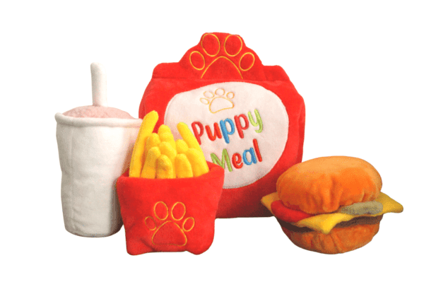 PawStory Snuffles Big Puppy Meal 3-in-1 Nu kan jouw pup genieten van zijn eigen Puppy Meal, compleet met een zacht en knuffelig broodje, frietjes en een milkshake. En het beste gedeelte? Deze fastfood maaltijd zal geen rommel achterlaten op jouw tapijt en jouw hond ook geen maagpijn bezorgen. Waarom wachten? Verwen jouw pup met zijn eigen Big Puppy Meal – zonder de vetten en calorieën – en kijk toe hoe hij de gelukkigste hond van de buurt wordt. Afmeting: 18 cm x 20 cm / 12 x 9 cm Materiaal Snuffles Big Puppy Meal: Gemaakt van polyester en bevat een plastic piep. Niet geschikt om op te kauwen. De vulling is gemaakt van gerecycled plastic Let op: Er is geen enkel hondenspeelgoed in de wereld wat niet kapot kan. Ondanks de dubbele stiksels, dubbele laag stof aan de buitenkant en de algehele stevigheid van het speelgoed, zou het kapot kunnen gaan. Op hondenspeelgoed zit geen garantie.Kies dus het juiste soort speeltje voor jouw hond zijn kauw- en speelbehoefte. Haal kapotte speeltjes meteen weg en laat jouw hond alleen spelen onder toezicht. Over PawStory Hondenspeelgoed PawStory is een jong en dynamisch bedrijf gespecialiseerd in hondenspeelgoed en opgericht in 2021. Ze hebben oog voor mooi design en actuele trends. Ze ontwerpen originele en grappige hondenspeeltjes van goede kwaliteit. PawStory dogtoys Bij PawStory laten ze de hondenspeeltjes produceren bij een hondenspeelgoed fabrikant die al meer dan 20 jaar actief is voor grote merken. PawStory Hondenspeelgoed Het is de missie van PawStory om steeds kleine collecties uit te brengen, zodat ze kunnen inspelen op actuele trends om zo hun collectie te kunnen verbreden. Bij A Lot for Doodles vind je alle collecties van Pawstory. Bekend van Instagram Als jij honden volgt via Instagram, dan kan het niet missen dat je de PawStory hondenspeeltjes wel eens voorbij hebt zien komen. Niet zo gek want de grappige speeltjes zijn perfect voor een geweldige foto samen met jouw hond. Vergeet je A Lot for Doodles niet te taggen op Instagram? Bestel Pawstory hondenspeeltjes bij A Lot for Doodles Bestel je PawStory hondenspeelgoed eenvoudig bij A Lot for Doodles. Of je nu een lief en schattig knuffeltje zoekt of een grappige, ondeugende speelkameraad voor je hond, je slaagt zeker weten met het ruime assortiment wat uit voorraad leverbaar is. Heb je vragen over onze producten of advies nodig wat je het beste kunt bestellen? Neem gerust contact met ons op, we helpen je graag verder.