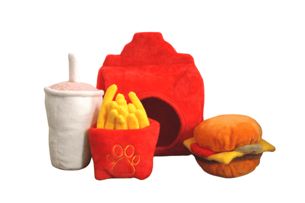 PawStory Snuffles Big Puppy Meal 3-in-1 Nu kan jouw pup genieten van zijn eigen Puppy Meal, compleet met een zacht en knuffelig broodje, frietjes en een milkshake. En het beste gedeelte? Deze fastfood maaltijd zal geen rommel achterlaten op jouw tapijt en jouw hond ook geen maagpijn bezorgen. Waarom wachten? Verwen jouw pup met zijn eigen Big Puppy Meal – zonder de vetten en calorieën – en kijk toe hoe hij de gelukkigste hond van de buurt wordt. Afmeting: 18 cm x 20 cm / 12 x 9 cm Materiaal Snuffles Big Puppy Meal: Gemaakt van polyester en bevat een plastic piep. Niet geschikt om op te kauwen. De vulling is gemaakt van gerecycled plastic Let op: Er is geen enkel hondenspeelgoed in de wereld wat niet kapot kan. Ondanks de dubbele stiksels, dubbele laag stof aan de buitenkant en de algehele stevigheid van het speelgoed, zou het kapot kunnen gaan. Op hondenspeelgoed zit geen garantie.Kies dus het juiste soort speeltje voor jouw hond zijn kauw- en speelbehoefte. Haal kapotte speeltjes meteen weg en laat jouw hond alleen spelen onder toezicht. Over PawStory Hondenspeelgoed PawStory is een jong en dynamisch bedrijf gespecialiseerd in hondenspeelgoed en opgericht in 2021. Ze hebben oog voor mooi design en actuele trends. Ze ontwerpen originele en grappige hondenspeeltjes van goede kwaliteit. PawStory dogtoys Bij PawStory laten ze de hondenspeeltjes produceren bij een hondenspeelgoed fabrikant die al meer dan 20 jaar actief is voor grote merken. PawStory Hondenspeelgoed Het is de missie van PawStory om steeds kleine collecties uit te brengen, zodat ze kunnen inspelen op actuele trends om zo hun collectie te kunnen verbreden. Bij A Lot for Doodles vind je alle collecties van Pawstory. Bekend van Instagram Als jij honden volgt via Instagram, dan kan het niet missen dat je de PawStory hondenspeeltjes wel eens voorbij hebt zien komen. Niet zo gek want de grappige speeltjes zijn perfect voor een geweldige foto samen met jouw hond. Vergeet je A Lot for Doodles niet te taggen op Instagram? Bestel Pawstory hondenspeeltjes bij A Lot for Doodles Bestel je PawStory hondenspeelgoed eenvoudig bij A Lot for Doodles. Of je nu een lief en schattig knuffeltje zoekt of een grappige, ondeugende speelkameraad voor je hond, je slaagt zeker weten met het ruime assortiment wat uit voorraad leverbaar is. Heb je vragen over onze producten of advies nodig wat je het beste kunt bestellen? Neem gerust contact met ons op, we helpen je graag verder.