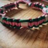 Natuurlijke honden anti-tekenband Wil je jouw hond beschermen tegen teken? Gebruik je het liefst natuurlijke producten? Dan is de natuurlijke anti-tekenband de uitkomst voor jouw hond! Teken verschuilen zich in hoge struiken of in het gras en vinden makkelijk hun weg tussen de haren van jouw hond. De ideale plek voor een teek om zich vast te bijten en dat is nu juist wat je wilt voorkomen. De keramische kralen in de anti-tekenband zorgen ervoor dat teken liever een alternatief zoeken, en dus wegblijven bij jouw hond. Let op! De anti-tekenband wordt handgemaakt. De levertijd op handgemaakte producten is 7 werkdagen.  Specificaties Anti-Tekenband hond: Geschikt voor: alle honden (ook pups) Merk: Handmade product van A Lot for Doodles Maatvoering: Maat Afmeting Prijs S 20-30 cm € 21,95 M 30-40 cm € 22,95 L 40-50 cm € 23,95 XL 50-60 cm € 24,95 XXL 60-70 cm € 25,95 Dragen van een natuurlijke anti-tekenband voor honden Zorg dat jouw hond de anti-tekenband zoveel mogelijk draagt. Voor een optimale werking van de anti-tekenband wordt geadviseerd de band in ieder geval de eerste vier weken continue te dragen. Uiteraard dien je de band af te doen, wanneer het gaat om de veiligheid van jouw hond. Maatvoering van een anti-tekenband voor honden Om de juiste maat te bepalen, meet je in het midden van de nek van de hond. Belangrijk daarbij is dat je strak om de nek meet. Hiermee voorkom je dat de anti-tekenband te los om de nek gaat zitten. Om er zeker van te zijn dat je de juiste maatvoering hebt, is het raadzaam om een aantal keer te meten. Meet de nek van jouw hond en niet de halsband (de halsband is immers groter). Twijfel je over welke maat je moet nemen, neem gerust contact met ons op. Onderhoud natuurlijke anti-tekenband voor honden De anti-tekenband kun je om de twee weken afspoelen onder de kraan (koud-lauw water). Let op dat je alleen water gebruikt (geen zeep of andere producten). Om de anti-tekenband op te laden kun je hem in de zon leggen of een warme plek achter het raam. Het op deze manier onderhouden van de anti-tekenband zorgt ervoor dat de werking en resonantie optimaal blijft. Mocht je hond gezwommen hebben? Ook dan is het raadzaam de anti-tekenband af te spoelen met koud-lauw water. In het geval je de hond gaat wassen, doe ook dan de anti-tekenband af. Zeep en/of andere producten kunnen de werking van de keramische kralen verminderen. Materiaal natuurlijke anti-tekenband voor honden EM-X keramische kralen zijn kralen gemaakt van keramisch materiaal dat geactiveerd is met effectieve micro-organismen (EM). Effectieve micro-organismen zijn een combinatie van nuttige micro-organismen zoals melkzuurbacteriën, gist en actinomyceten. EM-X zijn buisjes waarin Effectieve Micro-organismen (EM) zonder toegang van lucht (anaeroob) ingebakken zijn. De bestanddelen van EM-X keramiek zijn: Natuurlijke klei EM-X EM De kwaliteit van de keramische kralen zorgen dat een band jarenlang mee kan. Een natuurlijke anti-tekenband geeft net als een andere chemische anti-tekenband geen 100% garantie. Het voordeel van een natuurlijke anti-tekenband is dat ze veilig zijn om aan te raken en geen gif bevatten. Bekend van Instagram Als jij honden volgt via Instagram, dan kan het niet missen dat je de anti-tekenband wel eens voorbij hebt zien komen. Niet zo gek want veel honden hebben er baat bij! Natuurlijke Anti-Tekenband voor honden bij A Lot for Doodles Bestel een natuurlijke anti-tekenband voor jouw hond eenvoudig bij A Lot for Doodles. Je slaagt zeker weten met het ruime assortiment wat uit voorraad leverbaar is. Heb je vragen over onze producten of advies nodig wat je het beste kunt bestellen? Neem gerust contact met ons op, we helpen je graag verder. Disclaimer: Het succes is gebaseerd op gebruikerservaringen. Er is geen wetenschappelijke onderbouwing voor de werking van EM-X Kralen. Houd er rekening mee dat we voor onze handgemaakte producten geen retouren kunnen accepteren. Elk product is met de hand gemaakt en uniek.
