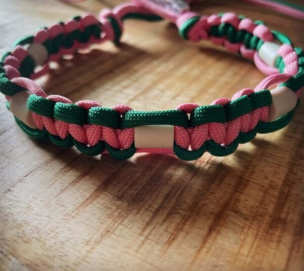 Natuurlijke honden anti-tekenband Wil je jouw hond beschermen tegen teken? Gebruik je het liefst natuurlijke producten? Dan is de natuurlijke anti-tekenband de uitkomst voor jouw hond! Teken verschuilen zich in hoge struiken of in het gras en vinden makkelijk hun weg tussen de haren van jouw hond. De ideale plek voor een teek om zich vast te bijten en dat is nu juist wat je wilt voorkomen. De keramische kralen in de anti-tekenband zorgen ervoor dat teken liever een alternatief zoeken, en dus wegblijven bij jouw hond. Let op! De anti-tekenband wordt handgemaakt. De levertijd op handgemaakte producten is 7 werkdagen.  Specificaties Anti-Tekenband hond: Geschikt voor: alle honden (ook pups) Merk: Handmade product van A Lot for Doodles Maatvoering: Maat Afmeting Prijs S 20-30 cm € 21,95 M 30-40 cm € 22,95 L 40-50 cm € 23,95 XL 50-60 cm € 24,95 XXL 60-70 cm € 25,95 Dragen van een natuurlijke anti-tekenband voor honden Zorg dat jouw hond de anti-tekenband zoveel mogelijk draagt. Voor een optimale werking van de anti-tekenband wordt geadviseerd de band in ieder geval de eerste vier weken continue te dragen. Uiteraard dien je de band af te doen, wanneer het gaat om de veiligheid van jouw hond. Maatvoering van een anti-tekenband voor honden Om de juiste maat te bepalen, meet je in het midden van de nek van de hond. Belangrijk daarbij is dat je strak om de nek meet. Hiermee voorkom je dat de anti-tekenband te los om de nek gaat zitten. Om er zeker van te zijn dat je de juiste maatvoering hebt, is het raadzaam om een aantal keer te meten. Meet de nek van jouw hond en niet de halsband (de halsband is immers groter). Twijfel je over welke maat je moet nemen, neem gerust contact met ons op. Onderhoud natuurlijke anti-tekenband voor honden De anti-tekenband kun je om de twee weken afspoelen onder de kraan (koud-lauw water). Let op dat je alleen water gebruikt (geen zeep of andere producten). Om de anti-tekenband op te laden kun je hem in de zon leggen of een warme plek achter het raam. Het op deze manier onderhouden van de anti-tekenband zorgt ervoor dat de werking en resonantie optimaal blijft. Mocht je hond gezwommen hebben? Ook dan is het raadzaam de anti-tekenband af te spoelen met koud-lauw water. In het geval je de hond gaat wassen, doe ook dan de anti-tekenband af. Zeep en/of andere producten kunnen de werking van de keramische kralen verminderen. Materiaal natuurlijke anti-tekenband voor honden EM-X keramische kralen zijn kralen gemaakt van keramisch materiaal dat geactiveerd is met effectieve micro-organismen (EM). Effectieve micro-organismen zijn een combinatie van nuttige micro-organismen zoals melkzuurbacteriën, gist en actinomyceten. EM-X zijn buisjes waarin Effectieve Micro-organismen (EM) zonder toegang van lucht (anaeroob) ingebakken zijn. De bestanddelen van EM-X keramiek zijn: Natuurlijke klei EM-X EM De kwaliteit van de keramische kralen zorgen dat een band jarenlang mee kan. Een natuurlijke anti-tekenband geeft net als een andere chemische anti-tekenband geen 100% garantie. Het voordeel van een natuurlijke anti-tekenband is dat ze veilig zijn om aan te raken en geen gif bevatten. Bekend van Instagram Als jij honden volgt via Instagram, dan kan het niet missen dat je de anti-tekenband wel eens voorbij hebt zien komen. Niet zo gek want veel honden hebben er baat bij! Natuurlijke Anti-Tekenband voor honden bij A Lot for Doodles Bestel een natuurlijke anti-tekenband voor jouw hond eenvoudig bij A Lot for Doodles. Je slaagt zeker weten met het ruime assortiment wat uit voorraad leverbaar is. Heb je vragen over onze producten of advies nodig wat je het beste kunt bestellen? Neem gerust contact met ons op, we helpen je graag verder. Disclaimer: Het succes is gebaseerd op gebruikerservaringen. Er is geen wetenschappelijke onderbouwing voor de werking van EM-X Kralen. Houd er rekening mee dat we voor onze handgemaakte producten geen retouren kunnen accepteren. Elk product is met de hand gemaakt en uniek.