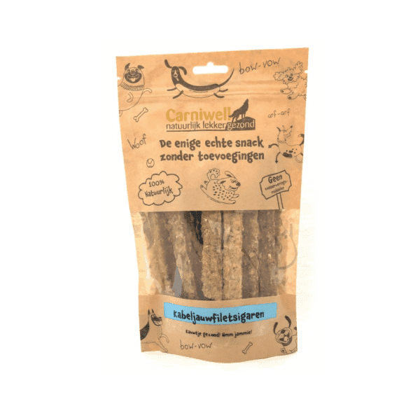 Carniwell Kabeljauwfiletsigaren Op zoek naar een hypo-allergene kauw snack voor jouw hond? Zoek niet verder, want wij hebben De Carniwell Kabeljauwfiletsigaren! Een heerlijke kauw snack van kabeljauw. Dat "kauw"tje je hond gezond ;) Letterlijk, want de snack is gezond en het verminderd tandplak en tandsteen! Wist je dat kauwen bovendien stress verminderend is? De Kabeljauwfiletsigaren zijn dus gegarandeerd een lekkere en gezonde traktatie! Alle Carniwell vis- en vleesdelicatessen zijn lucht gedroogd, 100% natuurlijk en graanvrij. De snacks zitten handig verpakt in hersluitbare zakjes. Inhoud: 100 gr. - eiwit 66.1% - vet 1.4% - ruwe as 4.4% - vocht 7.5% - ruwe vezel 0.5% - samenstelling 100% Kabeljauw Over Carniwell hondensnacks Carniwell zijn lokale vis- en vleesdelicatessen voor je hond. Ruim 80% komt direct uit Nederland en er wordt niets van buiten Europa geïmporteerd. Dit laatste heeft als grote voordeel dat de Carniwell-snacks niet radio actief bestraald worden, dit in tegenstelling met andere soortgelijke producten die in dierenspeciaalzaken en andere winkels te vinden zijn en van buiten Europa afkomstig zijn. Carniwell Granen- en glutenvrije snacks Naast de gezonde voedingswaarde hebben veel Carniwell-snacks een extra gezondheidsspecialiteit. Zo helpen bijv. de ‘Kabeljauwfiletsigaren’ een gezond gebit te bevorderen en stimuleren de ‘Zalmsmini's’ een gezonde glanzende huid en vacht! Alle Carniwell vis- en vleesdelicatessen zijn lucht gedroogd, 100% natuurlijk en graanvrij. De snacks zitten handig verpakt in hersluitbare zakjes. Snacks voor honden met een allergie Met deze onweerstaanbare hypoallergene hondensnack krijg je alles gedaan! Ideaal voor bij de hondentraining of lekker als tussendoortje! De Carniwell Konijnenoortjes zijn een onweerstaanbare en natuurlijke beloning om je hond te motiveren. De trainertjes bevatten bovendien één eiwitbron (100% Konijn), hierdoor zijn de Carniwell snacks ook geschikt voor honden met allergieën, voedsel-intoleranties en voor honden die op dieet zijn. De Konijnenoortjes zijn rijk aan eiwitten. Hypoallergene hondensnacks Carniwell Carniwell behoort tot de gezondste delicatessen. De snacks zijn puur en er wordt niets aan toegevoegd. Elke delicatesse bevat maar 1 eiwitbron die gemakkelijk aan de kleur te herkennen is. Zo zijn alle snacks die afkomstig zijn van bijv. het konijn gekenmerkt met een roze etiket en de vis met een blauw etiket. Ideaal als je hond een hypoallergeen dieet heeft of om welke reden dan ook een voorkeur heeft voor bepaalde eiwitbronnen! Bestel Carniwell snacks bij A Lot for Doodles Bestel je Carniwell snacks eenvoudig bij A Lot for Doodles. Of je nu een traingssnack zoekt of een heerlijk tussendoortje voor je hond, je slaagt zeker weten met het ruime assortiment wat uit voorraad leverbaar is. Heb je vragen over onze producten of advies nodig wat je het beste kunt bestellen? Neem gerust contact met ons op, we helpen je graag verder.
