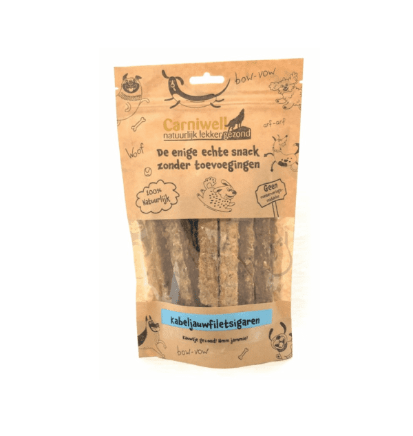 Op zoek naar een hypo-allergene kauw snack voor jouw hond? Zoek niet verder, want wij hebben De Carniwell Kabeljauwfiletsigaren! Een heerlijke kauw snack van kabeljauw. Dat "kauw"tje je hond gezond ;) Letterlijk, want de snack is gezond en het verminderd tandplak en tandsteen! Wist je dat kauwen bovendien stress verminderend is? De Kabeljauwfiletsigaren zijn dus gegarandeerd een lekkere en gezonde traktatie! Alle Carniwell vis- en vleesdelicatessen zijn lucht gedroogd, 100% natuurlijk en graanvrij. De snacks zitten handig verpakt in hersluitbare zakjes. Inhoud: 100 gr. - eiwit 66.1% - vet 1.4% - ruwe as 4.4% - vocht 7.5% - ruwe vezel 0.5% - samenstelling 100% Kabeljauw Over Carniwell hondensnacks  Carniwell zijn lokale vis- en vleesdelicatessen voor je hond. Ruim 80% komt direct uit Nederland en er wordt niets van buiten Europa geïmporteerd. Dit laatste heeft als grote voordeel dat de Carniwell-snacks niet radio actief bestraald worden, dit in tegenstelling met andere soortgelijke producten die in dierenspeciaalzaken en andere winkels te vinden zijn en van buiten Europa afkomstig zijn. Carniwell Granen- en glutenvrije snacks Naast de gezonde voedingswaarde hebben veel Carniwell-snacks een extra gezondheidsspecialiteit. Zo helpen bijv. de ‘Kabeljauwfiletsigaren’ een gezond gebit te bevorderen en stimuleren de ‘Zalmsmini's’ een gezonde glanzende huid en vacht! Alle Carniwell vis- en vleesdelicatessen zijn lucht gedroogd, 100% natuurlijk en graanvrij. De snacks zitten handig verpakt in hersluitbare zakjes. Snacks voor honden met een allergie Met deze onweerstaanbare hypoallergene hondensnack krijg je alles gedaan! Ideaal voor bij de hondentraining of lekker als tussendoortje! De Carniwell Konijnenoortjes zijn een onweerstaanbare en natuurlijke beloning om je hond te motiveren. De trainertjes bevatten bovendien één eiwitbron (100% Konijn), hierdoor zijn de Carniwell snacks ook geschikt voor honden met allergieën, voedsel-intoleranties en voor honden die op dieet zijn. De Konijnenoortjes zijn rijk aan eiwitten. Hypoallergene hondensnacks Carniwell Carniwell behoort tot de gezondste delicatessen. De snacks zijn puur en er wordt niets aan toegevoegd. Elke delicatesse bevat maar 1 eiwitbron die gemakkelijk aan de kleur te herkennen is. Zo zijn alle snacks die afkomstig zijn van bijv. het konijn gekenmerkt met een roze etiket en de vis met een blauw etiket. Ideaal als je hond een hypoallergeen dieet heeft of om welke reden dan ook een voorkeur heeft voor bepaalde eiwitbronnen! Bestel Carniwell snacks bij A Lot for Doodles Bestel je Carniwell snacks eenvoudig bij A Lot for Doodles. Of je nu een traingssnack zoekt of een heerlijk tussendoortje voor je hond, je slaagt zeker weten met het ruime assortiment wat uit voorraad leverbaar is. Heb je vragen over onze producten of advies nodig wat je het beste kunt bestellen? Neem gerust contact met ons op, we helpen je graag verder.