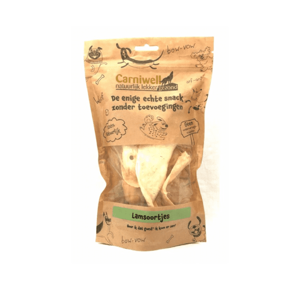 Carniwell Lamsoortjes De Carniwell Lamsoortjes zijn een natuurlijk gedroogde kauwsnack voor alle honden. De lamsoren zijn hypoallergeen en bevatten een laag percentage aan vet. Dat maakt de Carniwell Lamsoortjes zelfs geschikt voor honden allergie of een eliminatiedieet. Het is belangrijk om het gebit van jouw hond goed te verzorgen. De lamsoortjes reinigen het gebit van je hond, het tandvlees wordt gemasseerd en het verminderd tandplak en tandsteen. De ideale overheerlijke natuurlijke tandenborstel voor je hond! Alle Carniwell vis- en vleesdelicatessen zijn lucht gedroogd, 100% natuurlijk en graanvrij. De snacks zitten handig verpakt in hersluitbare zakjes. Inhoud: 70 gram . eiwit 83.9% · vet 2.6% · ruwe as 4.6% · vocht 8.9% · samenstelling 100% Lamsoren Over Carniwell hondensnacks Carniwell zijn lokale vis- en vleesdelicatessen voor je hond. Ruim 80% komt direct uit Nederland en er wordt niets van buiten Europa geïmporteerd. Dit laatste heeft als grote voordeel dat de Carniwell-snacks niet radio actief bestraald worden, dit in tegenstelling met andere soortgelijke producten die in dierenspeciaalzaken en andere winkels te vinden zijn en van buiten Europa afkomstig zijn. Carniwell Granen- en glutenvrije snacks Naast de gezonde voedingswaarde hebben veel Carniwell-snacks een extra gezondheidsspecialiteit. Zo helpen bijv. de ‘Konijnenoortjes een gezond gebit te bevorderen en stimuleren de ‘Kabeljauwfilet-sigaren’ een gezonde glanzende huid en vacht! Alle Carniwell vis- en vleesdelicatessen zijn lucht gedroogd, 100% natuurlijk en graanvrij. De snacks zitten handig verpakt in hersluitbare zakjes. Snacks voor honden met een allergie Met deze onweerstaanbare hypoallergene hondensnack krijg je alles gedaan! Ideaal voor bij de hondentraining of lekker als tussendoortje! De Carniwell Lamsoortjes zijn een onweerstaanbare en natuurlijke beloning om je hond te motiveren. De snacks bevatten bovendien één eiwitbron (100% Lam), hierdoor zijn de Carniwell snacks ook geschikt voor honden met allergieën, voedsel-intoleranties en voor honden die op dieet zijn. De Konijnenoortjes zijn rijk aan eiwitten. Hypoallergene hondensnacks Carniwell Carniwell behoort tot de gezondste delicatessen. De snacks zijn puur en er wordt niets aan toegevoegd. Elke delicatesse bevat maar 1 eiwitbron die gemakkelijk aan de kleur te herkennen is. Zo zijn alle snacks die afkomstig zijn van bijv. het konijn gekenmerkt met een roze etiket en de vis met een blauw etiket. Ideaal als je hond een hypoallergeen dieet heeft of om welke reden dan ook een voorkeur heeft voor bepaalde eiwitbronnen! Bestel Carniwell snacks bij A Lot for Doodles Bestel je Carniwell snacks eenvoudig bij A Lot for Doodles. Of je nu een traingssnack zoekt of een heerlijk tussendoortje voor je hond, je slaagt zeker weten met het ruime assortiment wat uit voorraad leverbaar is. Heb je vragen over onze producten of advies nodig wat je het beste kunt bestellen? Neem gerust contact met ons op, we helpen je graag verder.