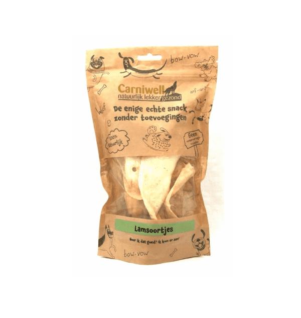 Carniwell Lamsoortjes De Carniwell Lamsoortjes zijn een natuurlijk gedroogde kauwsnack voor alle honden. De lamsoren zijn hypoallergeen en bevatten een laag percentage aan vet. Dat maakt de Carniwell Lamsoortjes zelfs geschikt voor honden allergie of een eliminatiedieet. Het is belangrijk om het gebit van jouw hond goed te verzorgen. De lamsoortjes reinigen het gebit van je hond, het tandvlees wordt gemasseerd en het verminderd tandplak en tandsteen. De ideale overheerlijke natuurlijke tandenborstel voor je hond! Alle Carniwell vis- en vleesdelicatessen zijn lucht gedroogd, 100% natuurlijk en graanvrij. De snacks zitten handig verpakt in hersluitbare zakjes. Inhoud: 70 gram . eiwit 83.9% · vet 2.6% · ruwe as 4.6% · vocht 8.9% · samenstelling 100% Lamsoren Over Carniwell hondensnacks Carniwell zijn lokale vis- en vleesdelicatessen voor je hond. Ruim 80% komt direct uit Nederland en er wordt niets van buiten Europa geïmporteerd. Dit laatste heeft als grote voordeel dat de Carniwell-snacks niet radio actief bestraald worden, dit in tegenstelling met andere soortgelijke producten die in dierenspeciaalzaken en andere winkels te vinden zijn en van buiten Europa afkomstig zijn. Carniwell Granen- en glutenvrije snacks Naast de gezonde voedingswaarde hebben veel Carniwell-snacks een extra gezondheidsspecialiteit. Zo helpen bijv. de ‘Konijnenoortjes een gezond gebit te bevorderen en stimuleren de ‘Kabeljauwfilet-sigaren’ een gezonde glanzende huid en vacht! Alle Carniwell vis- en vleesdelicatessen zijn lucht gedroogd, 100% natuurlijk en graanvrij. De snacks zitten handig verpakt in hersluitbare zakjes. Snacks voor honden met een allergie Met deze onweerstaanbare hypoallergene hondensnack krijg je alles gedaan! Ideaal voor bij de hondentraining of lekker als tussendoortje! De Carniwell Lamsoortjes zijn een onweerstaanbare en natuurlijke beloning om je hond te motiveren. De snacks bevatten bovendien één eiwitbron (100% Lam), hierdoor zijn de Carniwell snacks ook geschikt voor honden met allergieën, voedsel-intoleranties en voor honden die op dieet zijn. De Konijnenoortjes zijn rijk aan eiwitten. Hypoallergene hondensnacks Carniwell Carniwell behoort tot de gezondste delicatessen. De snacks zijn puur en er wordt niets aan toegevoegd. Elke delicatesse bevat maar 1 eiwitbron die gemakkelijk aan de kleur te herkennen is. Zo zijn alle snacks die afkomstig zijn van bijv. het konijn gekenmerkt met een roze etiket en de vis met een blauw etiket. Ideaal als je hond een hypoallergeen dieet heeft of om welke reden dan ook een voorkeur heeft voor bepaalde eiwitbronnen! Bestel Carniwell snacks bij A Lot for Doodles Bestel je Carniwell snacks eenvoudig bij A Lot for Doodles. Of je nu een traingssnack zoekt of een heerlijk tussendoortje voor je hond, je slaagt zeker weten met het ruime assortiment wat uit voorraad leverbaar is. Heb je vragen over onze producten of advies nodig wat je het beste kunt bestellen? Neem gerust contact met ons op, we helpen je graag verder.