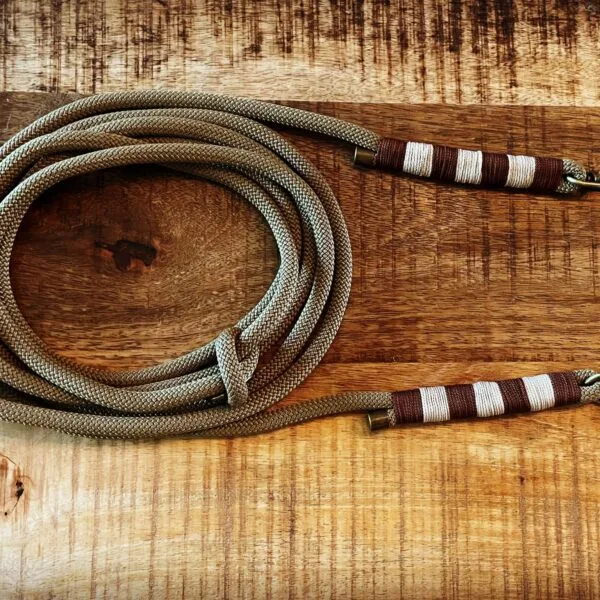 Samen met jouw hond in stijl naar buiten? Onze handmade hondenlijnen zorgen ervoor dat jullie stijlvol op pad kunnen! Dat betekent dat je ervoor kunt kiezen om jouw hond op ontdekking te laten gaan. Je hond heeft de vrijheid om lekker rond te snuffelen en op onderzoek uit te gaan. Op andere momenten kun je er voor kiezen de lijn in te korten. Dit is voornamelijk handig op het moment dat jij en je viervoeter zich in een drukke omgeving bevinden en je je hond dichtbij je wilt houden. De verstelbare hondenlijn heeft een totale lengte van 300 cm. De lijn heeft een musketonhaak waarmee je de lijn kunt verstellen. Mocht je de afstand iets willen bijstellen? Geen probleem, je hebt de mogelijkheid om de lijn zelf aan te passen. Verplaats de knoop in de lijn naar de door jouw gewenste lengte.