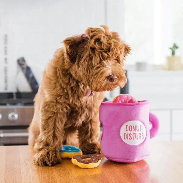 ZippyPaws Zippy Burrows Coffee and Donutz De ZippyPaws Zippy Burrows Coffee and Donutz is een geweldig verstop-spelletje om samen met jouw hond te spelen. Stop de donuts in de mok en laat je hond ze er allemaal uit halen. Klaar? Stop ze weer terug en herhaal het spelletje. De verstopspeeltjes van ZippyPaws zijn geweldige interactieve speeltjes om je hond lekker bezig te houden. Het voorkomt verveling en bevordert mentale stimulatie. Formaat: 15 x 20 cm Let op: Er is geen enkel hondenspeelgoed in de wereld wat niet kapot kan. Ondanks de algehele stevigheid van het speelgoed, zou het kapot kunnen gaan. Op hondenspeelgoed zit geen garantie. Kies dus het juiste soort speeltje voor jouw hond zijn kauw- en speelbehoefte. Haal kapotte speeltjes meteen weg en laat jouw hond alleen spelen onder toezicht. ZippyPaws Hondenspeelgoed Hondenspeeltjes van het merk ZippyPaws staan garant voor de allerleukste designs en zijn goed voor urenlang speelplezier. De hondenspeeltjes van ZippyPaws zijn ontworpen door hondenmensen voor honden. En dat zie je aan alles. ZippyPaws Burrows De Zippypaws Burrows zijn zoekspellen voor de hond. In iedere Burrow zitten 3 piepbeestjes verstopt. Speciaal voor honden die niet enthousiast worden van hersenwerkjes met voer zijn de Burrows perfect. Want de beloning is geen voer, maar een klein piepspeeltje. Je kunt de speeltjes zo vaak terug stoppen als je wilt, zodat jouw hond weer op zoek kan! Alle delen van de Zippy Burrows zijn gemaakt van hoogwaardig pluche stof. Daardoor is het niet alleen geschikt als interactief speeltje, maar kan het ook gebruikt worden als knuffelspeeltje. Alle speeltjes in de Burrows bevatten een ronde pieper om je hond extra enthousiast te maken. Interactief hondenspeelgoed bestellen Alle honden hebben speelgoed nodig. Het geeft zowel een mentale- als lichamelijke uitdaging voor je hond! Interactief hondenspeelgoed is niet alleen belangrijk om je hond tevreden te houden en verveling te voorkomen. Het is ook nuttig om problematisch gedrag aan te pakken, zoals destructief kauwen of hinderlijk blaffen. Zippypaws Burrows De Zippypaws Burrows zijn zoekspellen voor de hond. In iedere Burrow zitten 3 piepbeestjes verstopt. Speciaal voor honden die niet enthousiast worden van hersenwerkjes met voer zijn de Burrows perfect. Want de beloning is geen voer, maar een klein piepspeeltje. Je kunt de speeltjes zo vaak terug stoppen als je wilt, zodat jouw hond weer op zoek kan! Alle delen van de Zippy Burrows zijn gemaakt van hoogwaardig pluche stof. Alle speeltjes in de Burrows bevatten een ronde pieper om je hond extra enthousiast te maken. Doordat zowel de Burrow als de speeltjes in de Burrow van pluche zijn gemaakt is het niet alleen geschikt als interactiefspeeltje, maar kan het ook gebruikt worden als knuffelspeeltje. ZippyPaws Donutz Het populairste speeltje van Zippypaws is de Donut. Al in 2017 werd de miljardste donut verkocht. Voor de hond zijn de donut speeltjes helemaal geweldig. Er zitten 2 half ronde piepers in, waardoor het niet uitmaakt waar je in de donut bijt. Piepen doet de Zippypaws Donut altijd! De Donutz bevatten verder geen zachte pluche vulling. Ideaal voor honden die het normaal altijd laten sneeuwen in huis. Bekend van Instagram Als jij honden volgt via Instagram, dan kan het niet missen dat je de ZippyPaws hondenspeeltjes wel eens voorbij hebt zien komen. Niet zo gek want de grappige en interactieve speeltjes zijn perfect voor een geweldige foto samen met jouw hond. Vergeet je A Lot for Doodles niet te taggen op Instagram? ZippyPaws Nederland ZippyPaws hondenspeelgoed komt uit Amerika. Sinds een aantal jaren zijn de speeltjes ook in Nederland verkrijgbaar. Wij van A Lot for Doodles zijn trots dat we ZippyPaws verkopen in onze webshop. Bezoek onze shop en ontdek alle leuke speeltjes van ZippyPaws! ZippyPaws online bestellen De ZippyPaws hondenspeeltjes zijn bij ons online te bestellen. Naast de leuke speeltjes van ZippyPaws kun je ook bij ons terecht voor de merken Huxley & Kent, PawStory, HugSmart, Sodapup, Soos Pets, Cowboy Magic, Bass Brushes, P.L.A.Y., Yakka's & Carniwell. Heb je advies nodig? Neem gerust contact met ons op. We helpen je graag!