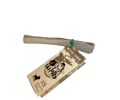 Moose Chew XS De Moose Chew is een gedeelte van het blad van het eland, de Moose chew is zachter als de antler. Dat maakt de Moose Chew uiterst geschikt als jouw hond een antler laat liggen. Dit kauwgerei houdt jouw hond bezig en geeft de tanden een goede onderhoudsbeurt. De hond is in staat het hout zacht te kauwen tot zachte vezels. Als het zacht is, kunnen de vezels heerlijk worden opgegeten. Moose Chew XS voor honden tot 5KG