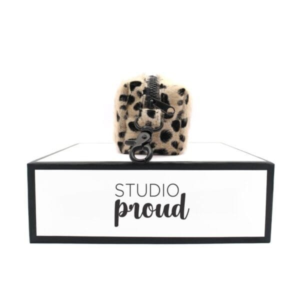 Met deze poepzakhouder van tijgerprint met bronskleurige accenten maak je van opruimen zelfs een stijlvolle actie. De dispenser kun je perfect combineren met een bijpassende riem of halsband. Ook goed om te weten: de houder is gemaakt van stevig, duurzaam materiaal. Op die manier kun je er lang van genieten! Afmeting: 5 x10 x 4,5 cm Gewicht: 38 gram