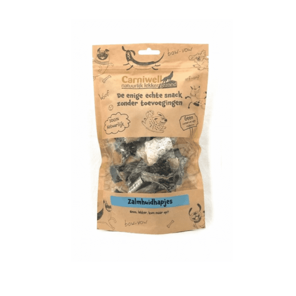 Met deze onweerstaanbare hypoallergene hondensnack krijg je alles gedaan! Zalmhuidhapjes zijn lekkere, hapklare en gezonde snacks voor je hond. De omega vetzuren helpen bij een gezonde huid en glanzende vacht. Deze snack is geschikt voor alle soorten honden. Een echte traktatie! Hmm, lekker, kom maar op!! De zalmhuidhapjes bevatten bovendien één eiwitbron (100% zalm), hierdoor zijn de Carniwell zalmhuidhapjes ook geschikt voor honden met allergieën, voedselintoleranties en voor honden die op dieet zijn. De zalmhuidhapjes zijn rijk aan eiwitten. Alle Carniwell vis- en vleesdelicatessen zijn lucht gedroogd, 100% natuurlijk en graanvrij. De snacks zitten handig verpakt in hersluitbare zakjes. Inhoud: 50 gr. eiwit 75% vet 3.6% ruwe as 13% ruwe vezel 0.6% vocht 6% omega 3 0.35% samenstelling 100% Zalm Over Carniwell hondensnacks  Carniwell zijn lokale vis- en vleesdelicatessen voor je hond. Ruim 80% komt direct uit Nederland en er wordt niets van buiten Europa geïmporteerd. Dit laatste heeft als grote voordeel dat de Carniwell-snacks niet radio actief bestraald worden, dit in tegenstelling met andere soortgelijke producten die in dierenspeciaalzaken en andere winkels te vinden zijn en van buiten Europa afkomstig zijn. Carniwell Granen- en glutenvrije snacks Naast de gezonde voedingswaarde hebben veel Carniwell-snacks een extra gezondheidsspecialiteit. Zo helpen bijv. de ‘Vleessigaren’ een gezond gebit te bevorderen en stimuleren de ‘Vet Zalmfilethapjes’ een gezonde glanzende huid en vacht! Alle Carniwell vis- en vleesdelicatessen zijn lucht gedroogd, 100% natuurlijk en graanvrij. De snacks zitten handig verpakt in hersluitbare zakjes. Snacks voor honden met een allergie Met deze onweerstaanbare hypoallergene hondensnack krijg je alles gedaan! Ideaal voor bij de hondentraining of lekker als tussendoortje! De Carniwell Zalmhuidjes zijn een onweerstaanbare en natuurlijke beloning om je hond te motiveren. De zalmhuidjes bevatten bovendien één eiwitbron (100% zalm), hierdoor zijn de Carniwell snacks ook geschikt voor honden met allergieën, voedselintoleranties en voor honden die op dieet zijn. De zalmhuidjes zijn rijk aan eiwitten. Hypoallergene hondensnacks Carniwell Carniwell behoort tot de gezondste delicatessen. De snacks zijn puur en er wordt niets aan toegevoegd. Elke delicatesse bevat maar 1 eiwitbron die gemakkelijk aan de kleur te herkennen is. Zo zijn alle snacks die afkomstig zijn van bijv. het konijn gekenmerkt met een roze etiket en de vis met een blauw etiket. Ideaal als je hond een hypoallergeen dieet heeft of om welke reden dan ook een voorkeur heeft voor bepaalde eiwitbronnen! Bestel Carniwell snacks bij A Lot for Doodles Bestel je Carniwell snacks eenvoudig bij A Lot for Doodles. Of je nu een trainingssnack zoekt of een heerlijk tussendoortje voor je hond, je slaagt zeker weten met het ruime assortiment wat uit voorraad leverbaar is. Heb je vragen over onze producten of advies nodig wat je het beste kunt bestellen? Neem gerust contact met ons op, we helpen je graag verder.