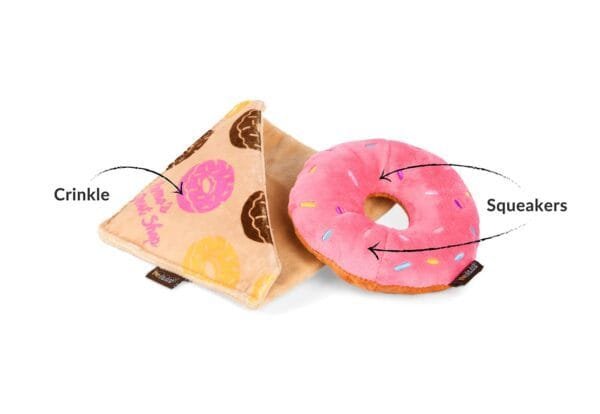 PLAY Pup Cup Cafe Doughboy Donut Take a break met de PLAY Pup Cup Cafe Doughboy Donut. Dit leuke hondenspeeltje in de vorm van een Donut to go mag niet ontbreken in de speelgoed collectie van jouw hond. Want zeg nou eerlijk; een heerlijke verse donut, daar kan je toch elke hond voor wakker maken?! Let op: Er is geen enkel hondenspeelgoed in de wereld wat niet kapot kan. Ondanks de dubbele stiksels, dubbele laag stof aan de buitenkant en de algehele stevigheid van het speelgoed, zou het kapot kunnen gaan. Op hondenspeelgoed zit geen garantie.Kies dus het juiste soort speeltje voor jouw hond zijn kauw- en speelbehoefte. Haal kapotte speeltjes meteen weg en laat jouw hond alleen spelen onder toezicht. Over P.L.A.Y. Hondenspeelgoed PLAY staat bekend om hun fantastische design en vrolijke, aansprekende kleuren. Bij A Lot for Doodles vind je een ruim assortiment van PLAY hondenspeelgoed. Shop naast de Barking Brunch collectie ook de Tropical Paradise Collectie van PLAY in onze shop! PLAY Dog Toys Het hondenspeelgoed van P.L.A.Y. is handgemaakt en de stevige buitenkant en dubbel gestikte randen zorgen voor extra duurzaamheid. De vulling van de speeltjes is gemaakt van gerecycled materiaal. Verder voldoet het hondenspeelgoed van Play aan dezelfde strenge kwaliteitsnormen voor het vervaardigen van baby- en kinderspeelgoed. In de speeltjes worden er AZO-vrije kleurstoffen gebruikt. Daarnaast zijn de speeltjes geschikt voor de wasmachine en droger. P.L.A.Y. hondenspeelgoed Het hondenspeelgoed van PLAY wordt in Amerika ontworpen. Bekend van Instagram Als jij honden volgt via Instagram, dan kan het niet missen dat je de P.L.A.Y. hondenspeeltjes wel eens voorbij hebt zien komen. Niet zo gek want de grappige en levensechte speeltjes zijn perfect voor een geweldige foto samen met jouw hond. Vergeet je A Lot for Doodles niet te taggen op Instagram? PLAY hondenspeeltjes bij A Lot for Doodles Bestel je Play hondenspeelgoed eenvoudig bij A Lot for Doodles. Of je nu een lief en schattig knuffeltje zoekt of een grappige, ondeugende speelkameraad voor je hond, je slaagt zeker weten met het ruime assortiment wat uit voorraad leverbaar is. Heb je vragen over onze producten of advies nodig wat je het beste kunt bestellen? Neem gerust contact met ons op, we helpen je graag verder.