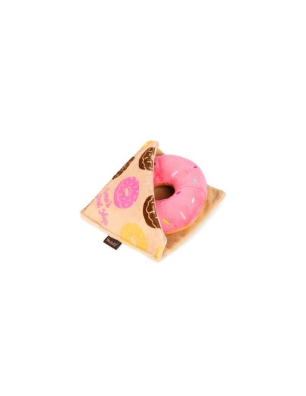 PLAY Pup Cup Cafe Doughboy Donut Take a break met de PLAY Pup Cup Cafe Doughboy Donut. Dit leuke hondenspeeltje in de vorm van een Donut to go mag niet ontbreken in de speelgoed collectie van jouw hond. Want zeg nou eerlijk; een heerlijke verse donut, daar kan je toch elke hond voor wakker maken?! Let op: Er is geen enkel hondenspeelgoed in de wereld wat niet kapot kan. Ondanks de dubbele stiksels, dubbele laag stof aan de buitenkant en de algehele stevigheid van het speelgoed, zou het kapot kunnen gaan. Op hondenspeelgoed zit geen garantie.Kies dus het juiste soort speeltje voor jouw hond zijn kauw- en speelbehoefte. Haal kapotte speeltjes meteen weg en laat jouw hond alleen spelen onder toezicht. Over P.L.A.Y. Hondenspeelgoed PLAY staat bekend om hun fantastische design en vrolijke, aansprekende kleuren. Bij A Lot for Doodles vind je een ruim assortiment van PLAY hondenspeelgoed. Shop naast de Barking Brunch collectie ook de Tropical Paradise Collectie van PLAY in onze shop! PLAY Dog Toys Het hondenspeelgoed van P.L.A.Y. is handgemaakt en de stevige buitenkant en dubbel gestikte randen zorgen voor extra duurzaamheid. De vulling van de speeltjes is gemaakt van gerecycled materiaal. Verder voldoet het hondenspeelgoed van Play aan dezelfde strenge kwaliteitsnormen voor het vervaardigen van baby- en kinderspeelgoed. In de speeltjes worden er AZO-vrije kleurstoffen gebruikt. Daarnaast zijn de speeltjes geschikt voor de wasmachine en droger. P.L.A.Y. hondenspeelgoed Het hondenspeelgoed van PLAY wordt in Amerika ontworpen. Bekend van Instagram Als jij honden volgt via Instagram, dan kan het niet missen dat je de P.L.A.Y. hondenspeeltjes wel eens voorbij hebt zien komen. Niet zo gek want de grappige en levensechte speeltjes zijn perfect voor een geweldige foto samen met jouw hond. Vergeet je A Lot for Doodles niet te taggen op Instagram? PLAY hondenspeeltjes bij A Lot for Doodles Bestel je Play hondenspeelgoed eenvoudig bij A Lot for Doodles. Of je nu een lief en schattig knuffeltje zoekt of een grappige, ondeugende speelkameraad voor je hond, je slaagt zeker weten met het ruime assortiment wat uit voorraad leverbaar is. Heb je vragen over onze producten of advies nodig wat je het beste kunt bestellen? Neem gerust contact met ons op, we helpen je graag verder.
