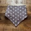 Bandana Star Met deze Bandana Star van A Lot for Doodles ziet jouw hond er uit om door een ringetje te halen. De bandana is handgemaakt en van 100% katoen. De Bandana is door de driehoekige vorm gemakkelijk te knopen een aan te passen in elke gewenste grootte. De bandana is geschikt voor zowel kleine als grote honden met een nekomtrek van maximaal 50 cm. Voor kleine honden kun je de bandana aan de bovenzijde een paar keer omvouwen, zodat hij als gegoten zit :) Productspecificatie Bandana Star Materiaal: Katoen Vorm: Driehoek, aan beide zijden bedrukt. Kleur: Beige/Bruin, witte sterren Merk: Handmade by A Lot for Doodles Maat: Nekomtrek maximaal 50 cm Wasvoorschrift: 30 graden Pinwheels, Bow Tie's en Bandana's voor honden kopen Bij A Lot for Doodles vind je een mooie selectie aan pinwheels, strikjes en bandana's voor honden. Zo kan elke hond goed gestyled de straat op Bandana's en strikjes voor honden Kleding maakt de hond. De Bandana's van A Lot for Doodles of de  strikjes en bandana's van Huxley and Kent zijn een echte eyecather. Jouw hond ziet er met de Banda's van A Lot for Doodles uit om door een ringetje te halen. De bandana's hebben verschillende designs zodat er altijd wel een passende bandana te vinden is voor jouw hond. Bekend van Instagram Als jij honden volgt via Instagram, dan kan het niet missen dat je wel eens de mooiste bandana's, strikjes en pinwheels voorbij hebt zien komen. Niet zo gek want de bandana's & strikjes zijn perfect voor een geweldige foto van jouw hond. Vergeet je A Lot for Doodles niet te taggen op Instagram? Bestel Bandana's en strikjes voor honden bij A Lot for Doodles Bestel je bandana's en strikjes voor jouw hond eenvoudig bij A Lot for Doodles. Of je nu een burberry design strik zoekt of een vrolijke bandana, met ons ruime assortiment wat uit voorraad leverbaar is zit er altijd een passende bandana of strik tussen. Ook voor het leukste (interactieve) hondenspeelgoed, shampoo's voor honden en lekkere hondensnacks kun je bij ons terecht. Heb je vragen over onze producten of advies nodig wat je het beste kunt bestellen? Neem gerust contact met ons op, we helpen je graag verder.