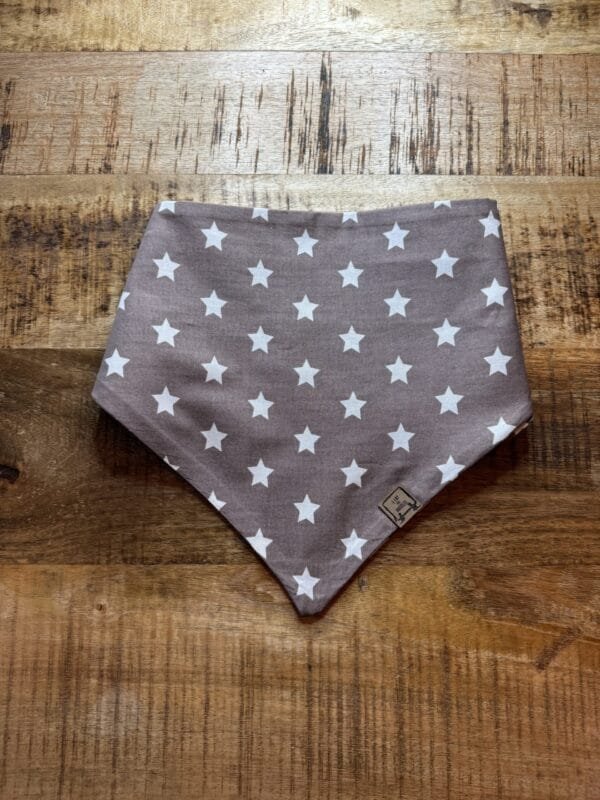 Bandana Star Met deze Bandana Star van A Lot for Doodles ziet jouw hond er uit om door een ringetje te halen. De bandana is handgemaakt en van 100% katoen. De Bandana is door de driehoekige vorm gemakkelijk te knopen een aan te passen in elke gewenste grootte. De bandana is geschikt voor zowel kleine als grote honden met een nekomtrek van maximaal 50 cm. Voor kleine honden kun je de bandana aan de bovenzijde een paar keer omvouwen, zodat hij als gegoten zit :) Productspecificatie Bandana Star Materiaal: Katoen Vorm: Driehoek, aan beide zijden bedrukt. Kleur: Beige/Bruin, witte sterren Merk: Handmade by A Lot for Doodles Maat: Nekomtrek maximaal 50 cm Wasvoorschrift: 30 graden Pinwheels, Bow Tie's en Bandana's voor honden kopen Bij A Lot for Doodles vind je een mooie selectie aan pinwheels, strikjes en bandana's voor honden. Zo kan elke hond goed gestyled de straat op Bandana's en strikjes voor honden Kleding maakt de hond. De Bandana's van A Lot for Doodles of de  strikjes en bandana's van Huxley and Kent zijn een echte eyecather. Jouw hond ziet er met de Banda's van A Lot for Doodles uit om door een ringetje te halen. De bandana's hebben verschillende designs zodat er altijd wel een passende bandana te vinden is voor jouw hond. Bekend van Instagram Als jij honden volgt via Instagram, dan kan het niet missen dat je wel eens de mooiste bandana's, strikjes en pinwheels voorbij hebt zien komen. Niet zo gek want de bandana's & strikjes zijn perfect voor een geweldige foto van jouw hond. Vergeet je A Lot for Doodles niet te taggen op Instagram? Bestel Bandana's en strikjes voor honden bij A Lot for Doodles Bestel je bandana's en strikjes voor jouw hond eenvoudig bij A Lot for Doodles. Of je nu een burberry design strik zoekt of een vrolijke bandana, met ons ruime assortiment wat uit voorraad leverbaar is zit er altijd een passende bandana of strik tussen. Ook voor het leukste (interactieve) hondenspeelgoed, shampoo's voor honden en lekkere hondensnacks kun je bij ons terecht. Heb je vragen over onze producten of advies nodig wat je het beste kunt bestellen? Neem gerust contact met ons op, we helpen je graag verder.