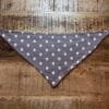 Bandana Star Met deze Bandana Star van A Lot for Doodles ziet jouw hond er uit om door een ringetje te halen. De bandana is handgemaakt en van 100% katoen. De Bandana is door de driehoekige vorm gemakkelijk te knopen een aan te passen in elke gewenste grootte. De bandana is geschikt voor zowel kleine als grote honden met een nekomtrek van maximaal 50 cm. Voor kleine honden kun je de bandana aan de bovenzijde een paar keer omvouwen, zodat hij als gegoten zit :) Productspecificatie Bandana Star Materiaal: Katoen Vorm: Driehoek, aan beide zijden bedrukt. Kleur: Beige/Bruin, witte sterren Merk: Handmade by A Lot for Doodles Maat: Nekomtrek maximaal 50 cm Wasvoorschrift: 30 graden Pinwheels, Bow Tie's en Bandana's voor honden kopen Bij A Lot for Doodles vind je een mooie selectie aan pinwheels, strikjes en bandana's voor honden. Zo kan elke hond goed gestyled de straat op Bandana's en strikjes voor honden Kleding maakt de hond. De Bandana's van A Lot for Doodles of de  strikjes en bandana's van Huxley and Kent zijn een echte eyecather. Jouw hond ziet er met de Banda's van A Lot for Doodles uit om door een ringetje te halen. De bandana's hebben verschillende designs zodat er altijd wel een passende bandana te vinden is voor jouw hond. Bekend van Instagram Als jij honden volgt via Instagram, dan kan het niet missen dat je wel eens de mooiste bandana's, strikjes en pinwheels voorbij hebt zien komen. Niet zo gek want de bandana's & strikjes zijn perfect voor een geweldige foto van jouw hond. Vergeet je A Lot for Doodles niet te taggen op Instagram? Bestel Bandana's en strikjes voor honden bij A Lot for Doodles Bestel je bandana's en strikjes voor jouw hond eenvoudig bij A Lot for Doodles. Of je nu een burberry design strik zoekt of een vrolijke bandana, met ons ruime assortiment wat uit voorraad leverbaar is zit er altijd een passende bandana of strik tussen. Ook voor het leukste (interactieve) hondenspeelgoed, shampoo's voor honden en lekkere hondensnacks kun je bij ons terecht. Heb je vragen over onze producten of advies nodig wat je het beste kunt bestellen? Neem gerust contact met ons op, we helpen je graag verder.