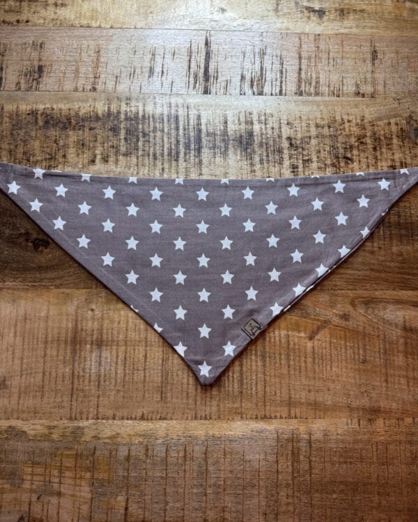Bandana Star Met deze Bandana Star van A Lot for Doodles ziet jouw hond er uit om door een ringetje te halen. De bandana is handgemaakt en van 100% katoen. De Bandana is door de driehoekige vorm gemakkelijk te knopen een aan te passen in elke gewenste grootte. De bandana is geschikt voor zowel kleine als grote honden met een nekomtrek van maximaal 50 cm. Voor kleine honden kun je de bandana aan de bovenzijde een paar keer omvouwen, zodat hij als gegoten zit :) Productspecificatie Bandana Star Materiaal: Katoen Vorm: Driehoek, aan beide zijden bedrukt. Kleur: Beige/Bruin, witte sterren Merk: Handmade by A Lot for Doodles Maat: Nekomtrek maximaal 50 cm Wasvoorschrift: 30 graden Pinwheels, Bow Tie's en Bandana's voor honden kopen Bij A Lot for Doodles vind je een mooie selectie aan pinwheels, strikjes en bandana's voor honden. Zo kan elke hond goed gestyled de straat op Bandana's en strikjes voor honden Kleding maakt de hond. De Bandana's van A Lot for Doodles of de  strikjes en bandana's van Huxley and Kent zijn een echte eyecather. Jouw hond ziet er met de Banda's van A Lot for Doodles uit om door een ringetje te halen. De bandana's hebben verschillende designs zodat er altijd wel een passende bandana te vinden is voor jouw hond. Bekend van Instagram Als jij honden volgt via Instagram, dan kan het niet missen dat je wel eens de mooiste bandana's, strikjes en pinwheels voorbij hebt zien komen. Niet zo gek want de bandana's & strikjes zijn perfect voor een geweldige foto van jouw hond. Vergeet je A Lot for Doodles niet te taggen op Instagram? Bestel Bandana's en strikjes voor honden bij A Lot for Doodles Bestel je bandana's en strikjes voor jouw hond eenvoudig bij A Lot for Doodles. Of je nu een burberry design strik zoekt of een vrolijke bandana, met ons ruime assortiment wat uit voorraad leverbaar is zit er altijd een passende bandana of strik tussen. Ook voor het leukste (interactieve) hondenspeelgoed, shampoo's voor honden en lekkere hondensnacks kun je bij ons terecht. Heb je vragen over onze producten of advies nodig wat je het beste kunt bestellen? Neem gerust contact met ons op, we helpen je graag verder.