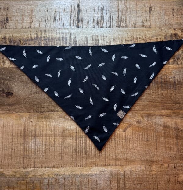 Bandana Black Feather 1 Bandana Black Feather Met deze Bandana Black Feather van A Lot for Doodles ziet jouw hond er uit om door een ringetje te halen. De bandana is handgemaakt en van 100% katoen. De Bandana is door de driehoekige vorm gemakkelijk te knopen een aan te passen in elke gewenste grootte. De bandana is geschikt voor zowel kleine als grote honden met een nekomtrek van maximaal 50 cm. Voor kleine honden kun je de bandana aan de bovenzijde een paar keer omvouwen, zodat hij als gegoten zit :) Productspecificatie Black Feather Materiaal: Katoen Vorm: Driehoek, aan beide zijden bedrukt. Kleur: Zwart met wit Merk: Handmade by A Lot for Doodles Maat: Nekomtrek maximaal 50 cm Wasvoorschrift: 30 graden Pinwheels, Bow Tie's en Bandana's voor honden kopen Bij A Lot for Doodles vind je een mooie selectie aan pinwheels, strikjes en bandana's voor honden. Zo kan elke hond goed gestyled de straat op Bandana's en strikjes voor honden Kleding maakt de hond. De Bandana's van A Lot for Doodles of de strikjes en bandana's van Huxley and Kent zijn een echte eyecather. Jouw hond ziet er met de Banda's van A Lot for Doodles uit om door een ringetje te halen. De bandana's hebben verschillende designs zodat er altijd wel een passende bandana te vinden is voor jouw hond. Bekend van Instagram Als jij honden volgt via Instagram, dan kan het niet missen dat je wel eens de mooiste bandana's, strikjes en pinwheels voorbij hebt zien komen. Niet zo gek want de bandana's & strikjes zijn perfect voor een geweldige foto van jouw hond. Vergeet je A Lot for Doodles niet te taggen op Instagram? Bestel Bandana's en strikjes voor honden bij A Lot for Doodles Bestel je bandana's en strikjes voor jouw hond eenvoudig bij A Lot for Doodles. Of je nu een burberry design strik zoekt of een vrolijke bandana, met ons ruime assortiment wat uit voorraad leverbaar is zit er altijd een passende bandana of strik tussen. Ook voor het leukste (interactieve) hondenspeelgoed, shampoo's voor honden en lekkere hondensnacks kun je bij ons terecht. Heb je vragen over onze producten of advies nodig wat je het beste kunt bestellen? Neem gerust contact met ons op, we helpen je graag verder.