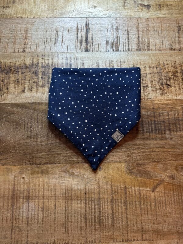 Bandana Gold and Blue Met deze Bandana Gold and Blue van A Lot for Doodles ziet jouw hond er uit om door een ringetje te halen. De bandana is handgemaakt en van 100% katoen. De Bandana is door de driehoekige vorm gemakkelijk te knopen een aan te passen in elke gewenste grootte. De bandana is geschikt voor zowel kleine als grote honden met een nekomtrek van maximaal 50 cm. Voor kleine honden kun je de bandana aan de bovenzijde een paar keer omvouwen, zodat hij als gegoten zit :) Productspecificatie Bandana Gold and Blue Materiaal: Katoen Vorm: Driehoek, aan beide zijden bedrukt. Kleur: Blauw met gouden stippen Merk: Handmade by A Lot for Doodles Maat: Nekomtrek maximaal 50 cm Wasvoorschrift: 30 graden Pinwheels, Bow Tie's en Bandana's voor honden kopen Bij A Lot for Doodles vind je een mooie selectie aan pinwheels, strikjes en bandana's voor honden. Zo kan elke hond goed gestyled de straat op Bandana's en strikjes voor honden Kleding maakt de hond. De Bandana's van A Lot for Doodles of de  strikjes en bandana's van Huxley and Kent zijn een echte eyecather. Jouw hond ziet er met de Banda's van A Lot for Doodles uit om door een ringetje te halen. De bandana's hebben verschillende designs zodat er altijd wel een passende bandana te vinden is voor jouw hond. Bekend van Instagram Als jij honden volgt via Instagram, dan kan het niet missen dat je wel eens de mooiste bandana's, strikjes en pinwheels voorbij hebt zien komen. Niet zo gek want de bandana's & strikjes zijn perfect voor een geweldige foto van jouw hond. Vergeet je A Lot for Doodles niet te taggen op Instagram? Bestel Bandana's en strikjes voor honden bij A Lot for Doodles Bestel je bandana's en strikjes voor jouw hond eenvoudig bij A Lot for Doodles. Of je nu een burberry design strik zoekt of een vrolijke bandana, met ons ruime assortiment wat uit voorraad leverbaar is zit er altijd een passende bandana of strik tussen. Ook voor het leukste (interactieve) hondenspeelgoed, shampoo's voor honden en lekkere hondensnacks kun je bij ons terecht. Heb je vragen over onze producten of advies nodig wat je het beste kunt bestellen? Neem gerust contact met ons op, we helpen je graag verder.
