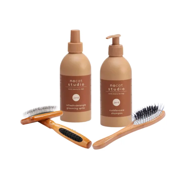 Voordeelpakket Bass Borstels en Nocat Studio JORD Met dit voordeelpakket met Bass Borstels en Nocat Studio JORD shop je de beste vacht-verzorgingsproducten van Bass en Nocat met extra voordeel.  Start de spa behandeling van jouw hond met de Nocat Studio Cuddle+Care Shampoo, gebruik de Nocat Refresh+Detangle Grooming Spray vervolgens als conditioner of om de vacht te ontklitten, en maak de spa behandeling compleet met de borstels van Bass. De luxe verzorgingsproducten van Nocat Studio zijn 100% vegan, gemaakt van biologische en natuurlijke ingrediënten en speciaal voor honden pH-gebalanceerd. Veilig en effectief voor alle haartypes en tevens zeer geschikt voor doodles! Heerlijke verzorgingsproducten voor een stralende hond en 100% knuffelgarantie ;) Nocat Studio JORD is natuur in een fles. De frisse geur met tonen van cederhout, mos en patchoeli laat je zintuigen dwalen en herinnert je aan alle geweldige dingen die de natuur te bieden heeft. Duurzame luxe met een gegarandeerde knuffelgeur. Resultaat? Een heerlijk geurende hond met een stralende en fluffy vacht. De Bass borstels zijn gemaakt om de vacht van jouw hond niet te beschadigen en maken het borstelen gemakkelijk. De pinnen veren mee en zijn zachter als een activet borstel. De De-matter A21 is een match made in heaven met the hybrid groomer! De borstels hebben een 100% bamboe handvat. Tip: bestel onze mengfles mee voor de juiste mengverhouding (1:20) Dit voordeelpakket bestaat uit: – Nocat Studio Cuddle+Care Shampoo JORD   375ml – Nocat Studio Refresh+Detangle Grooming Spray JORD   375ml – Bass Slicker De-matter Borstel A21 – Bass Hybrid Groomer A13 Nocat Studio Cuddle+Care Shampoo JORD De Cuddle+Care Shampoo JORD van Nocat Studio is een zachte revitaliserende shampoo. Perfect pH-gebalanceerd voor honden. Duurzame luxe, gemaakt van biologische & natuurlijke ingrediënten met een knuffelgegarandeerde geur. Jord is de natuur in een fles. De frisse en zuivere geur met zachte tonen van cederhout, mos en patchouli zorgt ervoor dat je de hele dag met je hond wilt knuffelen. Zowel de shampoo als de spray maken de vacht zacht en schoon. De producten zijn in samenwerking met trimmers ontwikkeld, de shampoo geeft de vacht maximale volume en is daarnaast ook zacht. Gebruik onze cuddle+care shampoo voor reiniging en de heerlijke 3-in-1 refreh+detangle voor de finishing touch. Crèmespoeling is niet nodig, de verzachtende werking is opgenomen in de spray en kun je dus perfect gebruiken op een natte vacht na het wassen. De shampoo schuimt niet heel erg. Dit komt omdat de minimale hoeveelheid sulfaat is opgenomen om de producten zo puur mogelijk houden en daarmee zo gezond mogelijk voor honden. Nocat Studio Refresh+Detangle Grooming Spray JORD De Refresh+Detangle Grooming Spray JORD van Nocat Studio is een verfrissende 3-in-1 verzorgingsspray. Perfect pH-gebalanceerd voor honden. Gemaakt van biologische & natuurlijke ingrediënten met een knuffelgegarandeerde geur. Jord is de natuur in een fles. Een frisse geur met tonen van cederhout, mos en patchouli herinnert je aan al het moois dat de natuur te bieden heeft. Gebruik in combinatie met de Nocat Studio Cuddle+Care Shampoo JORD na een bad. Of gebruik de Refresh+Detangle Grooming Spray tussendoor, om de vacht op te frissen, te ontklitten voorafgaand aan een borstel beurt en om een frisse geur toe te voegen. Zowel de shampoo als de spray maken de vacht zacht en schoon. De producten zijn in samenwerking met trimmers ontwikkeld, de shampoo geeft de vacht maximale volume en is daarnaast ook zacht. Bass Slicker De-matter Borstel A21  De slicker borstel van Bass is ideaal voor het ontklitten van de vacht. De borstel is zeer geschikt voor puppy's, doodle's en voor honden met een lange en dikke vacht. Ook ideaal voor het losborstelen van de poedelvacht. Bass Hybrid Groomer A13 De Hybrid Groomer is zeer geschikt als onderhoudsborstel te gebruiken naast de Bass de-matter. Het zwijnenhaar in de hybrid groomer zorgt voor een mooie glanzende vacht terwijl je tegelijkertijd de vacht onderhoud met de pinnen die op de borstel zitten. De borstel is zeer geschikt voor puppy's, doodle's en voor honden met een lange en dikke vacht. Zowel de De-matter al de Hybrid Groomer zijn geschikt voor de kleine tot grotere honden. Over Bass Brushes Al meer dan 40 jaar maakt Bass luxe borstels, lichaams-, huid en vacht gereedschappen voor professionele trimsters, stylisten, kappers en schoonheidsspecialisten met de nadruk op natuurlijke, duurzame en duurzame materialen.  Volgens dierentrimmer heeft Bass 's werelds beste huisdierenborstel. Al bijna 30 jaar ontwerpt, produceert en verkoopt Bass de beste professionele haarborstels. Nu hebben onze ontwerpers een werkelijk innovatieve serie borstels voor dierenverzorging. Over Nocat Studio Nocat studio is opgericht door Christina, waarbij haar ruwharige Teckel Otis de grootste inspiratiebron was. Omdat haar Teckel dol is om op de vreemdste plekken te liggen, net als katten, was de bodem gelegd voor de naam; Nocat. Nocat studio is een Nordic beautymerk voor honden. Luxe verzorgingsproducten, 100% vegan, gemaakt van biologische en natuurlijke ingrediënten en speciaal voor honden pH-gebalanceerd. Er zijn 3 verschillende verfrissende geuren JORD (Aarde), LUFT (Lucht) en VAND (Water). Nocat Studio biedt luxe vegan hondenproducten met hoogwaardige natuurlijke ingrediënten, is dierproefvrij, biedt 100% knuffelgarantie en het design is tevens ook nog eens heel erg interieur proof. De nocat studio beauty essentials voor honden Alle nocat studio producten zijn speciaal voor honden pH-gebalanceerd en gemaakt van biologische en natuurlijke ingrediënten, ook nog eens met een gegarandeerde knuffelgeur. De producten schuimen niet heel erg, dit komt omdat ze bij Nocat Studio de minimale hoeveelheid sulfaat hebben opgenomen om de producten zo puur mogelijk houden (en daarmee zo gezond mogelijk voor jouw hond). Koop Bass Borstels De Bass Brushes zijn ontwikkelt in Las Vegas maar nu ook te koop in Nederland! Je koopt de Bass Borstels heel eenvoudig bij A Lot for Doodles. De borstels zijn gemaakt om de vacht van jouw hond niet te beschadigen en maken het borstelen gemakkelijk. De pinnen veren mee en zijn zachter als een activet borstel. Bass Borstels voor labradoodles De slicker borstel van Bass is ideaal voor het ontklitten van de vacht en zeer geschikt voor labradoodles! Ook zijn de Bass Borstels ideaal voor het losborstelen van de poedelvacht. De borstel heeft een 100% bamboe handvat. De Hybrid Groomer is perfect te gebruiken als onderhoudsborstel. Het zwijnenhaar van de Bass Borstel Hybrid Groomer A13 zorgt voor een mooie glanzende vacht terwijl je tegelijkertijd de vacht onderhoud met de pinnen die op de borstel zitten. De borstel is zeer geschikt voor puppy's, doodle's en voor honden met een lange en dikke vacht. Vachtverzorging van doodles Met de Bass Borstels wordt de vachtverzorging van jouw doodle echt een feestje. Ben jij bekend met de activet borstels of les poochs? Dan moet je zeker de Bass borstels proberen. De pinnen van de Bass Borstels veren mee en zijn zachter als een activet of een les poochs borstel. Daardoor is het borstellen met een Bass Borstel veel fijner voor jouw hond. Zo maak je de wekelijkse borstelbeurten zowel voor jezelf als voor jouw trouwe viervoeter aangenaam. Bestel Bass Borstels en Nocat Studio bij A Lot for Doodles Bestel je Bass Brushes eenvoudig bij A Lot for Doodles. Of je nu een De-matter slicker borstel zoekt voor het ontklitten van de vacht, een onderhoudsborstel zoals de Bass Hybrid Groomer of heerlijke verzorgingsproducten zoekt voor jouw hond; je slaagt zeker weten met het ruime assortiment wat uit voorraad leverbaar is. Heb je vragen over onze producten of advies nodig wat je het beste kunt bestellen? Neem gerust contact met ons op, we helpen je graag verder.