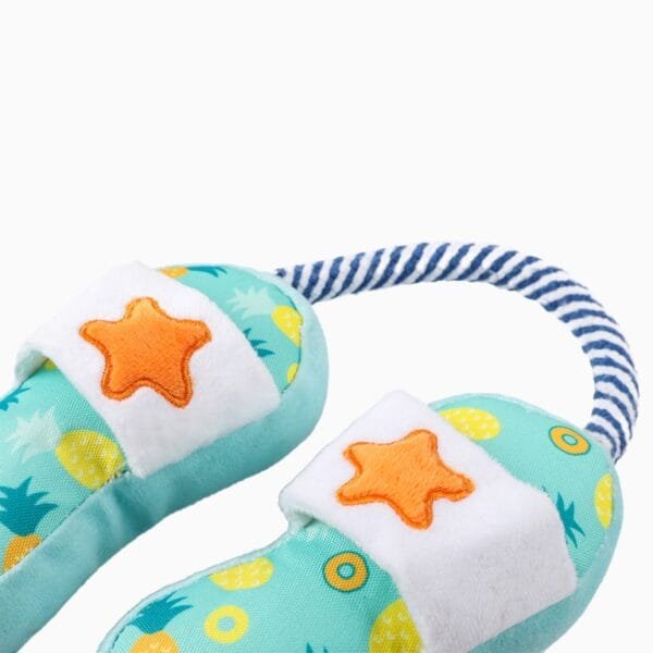 HugSmart Beach Daze Slippers Let's go to the Beach! Trek de slippers aan en ga naar the best place to be. Met deze super leuke slippers van HugSmart is jouw hond helemaal klaar voor het strand! Formaat HugSmart Beach Daze Slippers: 20 x 7,5cm Let op: Er is geen enkel hondenspeelgoed in de wereld wat niet kapot kan. Ondanks de algehele stevigheid van het speelgoed, zou het kapot kunnen gaan. Op hondenspeelgoed zit geen garantie. Kies dus het juiste soort speeltje voor jouw hond zijn kauw- en speelbehoefte. Haal kapotte speeltjes meteen weg en laat jouw hond alleen spelen onder toezicht. Over HugSmart Hondenspeelgoed HugSmart begint in 1985 als een familiebedrijf dat bedreven is in het ontwerpen en vervaardigen van kinderspeelgoed. Naarmate het gezin groeide, groeide ook het bedrijf, samen met de liefde voor hun huisdieren, aangezien ze een groot deel van hun gezin uitmaken. Inmiddels zijn ze bij HugSmart bedreven om het beste speelgoed te maken voor alle huisdieren die er zijn. Koop Interactief Hondenspeelgoed HugSmart staat bekend om hun grote collectie in interactief speelgoed voor honden. Alle honden hebben speelgoed nodig. Honden spelen natuurlijk graag met een bal en een touw, maar we vergeten wel eens hoe belangrijk de mentale gezondheid is van een hond. Om jouw hond voldoende mentale uitdaging te bieden kun je gebruik maken van interactief hondenspeelgoed. In feite is interactief hondenspeelgoed niet alleen belangrijk om je hond tevreden te houden en verveling te voorkomen. Het is ook nuttig om problematisch gedrag aan te pakken, zoals destructief kauwen of hinderlijk blaffen. Bij A Lot for Doodles vind je een groot assortiment aan interactief hondenspeelgoed. HugSmart dogtoys Nederland Bij hugSmart maken speelgoed voor huisdieren - van hoge kwaliteit en veilig met dezelfde hoge normen die gelden voor het maken van speelgoed voor mensen. Ze ontwerpen schattig, innovatief en modieus speelgoed om tegemoet te komen aan de levensstijl van de huisdier ouders van vandaag. Ze leveren het WOW effect en verspreiden geluk onder huisdier gezinnen over de hele wereld. Bekend van Instagram Als jij honden volgt via Instagram, dan kan het niet missen dat je de HugSmart hondenspeeltjes wel eens voorbij hebt zien komen. Niet zo gek want de grappige speeltjes zijn perfect voor een geweldige foto samen met jouw hond. Vergeet je A Lot for Doodles niet te taggen op Instagram? Bestel HugSmart hondenspeeltjes bij A Lot for Doodles Bestel je interactieve hondenspeelgoed eenvoudig bij A Lot for Doodles. Of je nu een lief en schattig knuffeltje zoekt of een grappige, ondeugende speelkameraad voor je hond, je slaagt zeker weten met het ruime assortiment wat uit voorraad leverbaar is. Heb je vragen over onze producten of advies nodig wat je het beste kunt bestellen? Neem gerust contact met ons op, we helpen je graag verder!