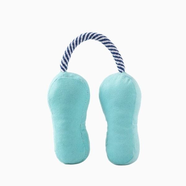 HugSmart Beach Daze Slippers Let's go to the Beach! Trek de slippers aan en ga naar the best place to be. Met deze super leuke slippers van HugSmart is jouw hond helemaal klaar voor het strand! Formaat HugSmart Beach Daze Slippers: 20 x 7,5cm Let op: Er is geen enkel hondenspeelgoed in de wereld wat niet kapot kan. Ondanks de algehele stevigheid van het speelgoed, zou het kapot kunnen gaan. Op hondenspeelgoed zit geen garantie. Kies dus het juiste soort speeltje voor jouw hond zijn kauw- en speelbehoefte. Haal kapotte speeltjes meteen weg en laat jouw hond alleen spelen onder toezicht. Over HugSmart Hondenspeelgoed HugSmart begint in 1985 als een familiebedrijf dat bedreven is in het ontwerpen en vervaardigen van kinderspeelgoed. Naarmate het gezin groeide, groeide ook het bedrijf, samen met de liefde voor hun huisdieren, aangezien ze een groot deel van hun gezin uitmaken. Inmiddels zijn ze bij HugSmart bedreven om het beste speelgoed te maken voor alle huisdieren die er zijn. Koop Interactief Hondenspeelgoed HugSmart staat bekend om hun grote collectie in interactief speelgoed voor honden. Alle honden hebben speelgoed nodig. Honden spelen natuurlijk graag met een bal en een touw, maar we vergeten wel eens hoe belangrijk de mentale gezondheid is van een hond. Om jouw hond voldoende mentale uitdaging te bieden kun je gebruik maken van interactief hondenspeelgoed. In feite is interactief hondenspeelgoed niet alleen belangrijk om je hond tevreden te houden en verveling te voorkomen. Het is ook nuttig om problematisch gedrag aan te pakken, zoals destructief kauwen of hinderlijk blaffen. Bij A Lot for Doodles vind je een groot assortiment aan interactief hondenspeelgoed. HugSmart dogtoys Nederland Bij hugSmart maken speelgoed voor huisdieren - van hoge kwaliteit en veilig met dezelfde hoge normen die gelden voor het maken van speelgoed voor mensen. Ze ontwerpen schattig, innovatief en modieus speelgoed om tegemoet te komen aan de levensstijl van de huisdier ouders van vandaag. Ze leveren het WOW effect en verspreiden geluk onder huisdier gezinnen over de hele wereld. Bekend van Instagram Als jij honden volgt via Instagram, dan kan het niet missen dat je de HugSmart hondenspeeltjes wel eens voorbij hebt zien komen. Niet zo gek want de grappige speeltjes zijn perfect voor een geweldige foto samen met jouw hond. Vergeet je A Lot for Doodles niet te taggen op Instagram? Bestel HugSmart hondenspeeltjes bij A Lot for Doodles Bestel je interactieve hondenspeelgoed eenvoudig bij A Lot for Doodles. Of je nu een lief en schattig knuffeltje zoekt of een grappige, ondeugende speelkameraad voor je hond, je slaagt zeker weten met het ruime assortiment wat uit voorraad leverbaar is. Heb je vragen over onze producten of advies nodig wat je het beste kunt bestellen? Neem gerust contact met ons op, we helpen je graag verder!
