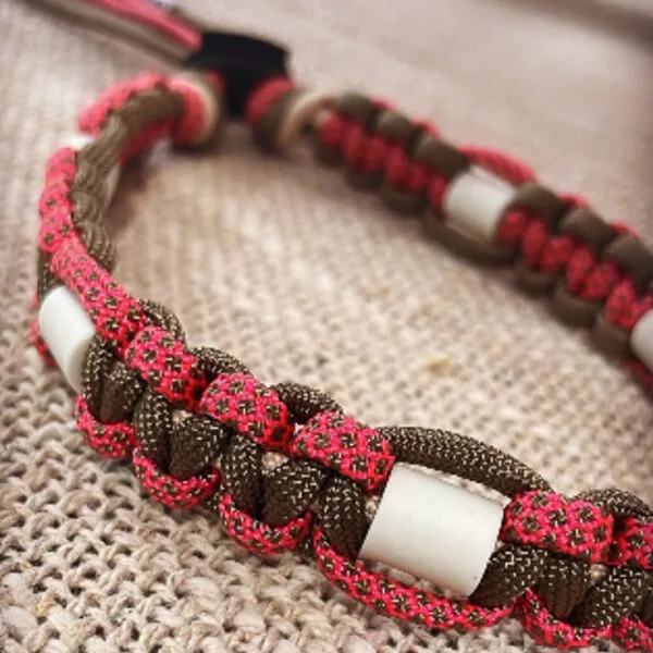 Natuurlijke honden anti-tekenband Wil je jouw hond beschermen tegen teken? Gebruik je het liefst natuurlijke producten? Dan is de natuurlijke anti-tekenband de uitkomst voor jouw hond! Teken verschuilen zich in hoge struiken of in het gras en vinden makkelijk hun weg tussen de haren van jouw hond. De ideale plek voor een teek om zich vast te bijten en dat is nu juist wat je wilt voorkomen. De keramische kralen in de anti-tekenband zorgen ervoor dat teken liever een alternatief zoeken, en dus wegblijven bij jouw hond. Let op! De anti-tekenband wordt handgemaakt. De levertijd op handgemaakte producten is 7 werkdagen.  Specificaties Anti-Tekenband Jill: Kleur: Goud bruin, Neon Roze, Mocca Geschikt voor: alle honden (ook pups) Merk: Handmade product van A Lot for Doodles *Het accessoire (bedeltje) kan afwijken van de foto. De naam op de tekenband is ter illustratie. Wil je de anti-tekenband personaliseren? Vul bij het afrekenen de naam van de hond in. Dragen van een natuurlijke anti-tekenband voor honden Zorg dat jouw hond de anti-tekenband zoveel mogelijk draagt. Voor een optimale werking van de anti-tekenband wordt geadviseerd de band in ieder geval de eerste vier weken continue te dragen. Uiteraard dien je de band af te doen, wanneer het gaat om de veiligheid van jouw hond. Maatvoering van een anti-tekenband voor honden Om de juiste maat te bepalen, meet je in het midden van de nek van de hond. Belangrijk daarbij is dat je strak om de nek meet. Hiermee voorkom je dat de anti-tekenband te los om de nek gaat zitten. Om er zeker van te zijn dat je de juiste maatvoering hebt, is het raadzaam om een aantal keer te meten. Meet de nek van jouw hond en niet de halsband (de halsband is immers groter). Twijfel je over welke maat je moet nemen, neem gerust contact met ons op. Onderhoud natuurlijke anti-tekenband voor honden De anti-tekenband kun je om de twee weken afspoelen onder de kraan (koud-lauw water). Let op dat je alleen water gebruikt (geen zeep of andere producten). Om de anti-tekenband op te laden kun je hem in de zon leggen of een warme plek achter het raam. Het op deze manier onderhouden van de anti-tekenband zorgt ervoor dat de werking en resonantie optimaal blijft. Mocht je hond gezwommen hebben? Ook dan is het raadzaam de anti-tekenband af te spoelen met koud-lauw water. In het geval je de hond gaat wassen, doe ook dan de anti-tekenband af. Zeep en/of andere producten kunnen de werking van de keramische kralen verminderen. Materiaal natuurlijke anti-tekenband voor honden EM-X keramische kralen zijn kralen gemaakt van keramisch materiaal dat geactiveerd is met effectieve micro-organismen (EM). Effectieve micro-organismen zijn een combinatie van nuttige micro-organismen zoals melkzuurbacteriën, gist en actinomyceten. EM-X zijn buisjes waarin Effectieve Micro-organismen (EM) zonder toegang van lucht (anaeroob) ingebakken zijn. De bestanddelen van EM-X keramiek zijn: Natuurlijke klei EM-X EM De kwaliteit van de keramische kralen zorgen dat een band jarenlang mee kan. Een natuurlijke anti-tekenband geeft net als een andere chemische anti-tekenband geen 100% garantie. Het voordeel van een natuurlijke anti-tekenband is dat ze veilig zijn om aan te raken en geen gif bevatten. Weerstand De EM-X kralen kunnen een hond soms ook gezondheidsvoordelen opleveren. De kralen kunnen bijdragen aan een gezonde balans in het lichaam, wat een positief effect heeft op de weerstand van de hond. Een goede weerstand kan er voor zorgen dat de hond minder last krijgt van teken. Wagenziekte Een ander positief neveneffect van de anti-tekenband is dat sommige honden geen last meer hebben van wagenziekte, door het dragen van de anti-tekenband. Symptomen als misselijkheid of stress kunnen afnemen. Bekend van Instagram Als jij honden volgt via Instagram, dan kan het niet missen dat je de anti-tekenband wel eens voorbij hebt zien komen. Niet zo gek want veel honden hebben er baat bij! Natuurlijke Anti-Tekenband voor honden bij A Lot for Doodles Bestel een natuurlijke anti-tekenband voor jouw hond eenvoudig bij A Lot for Doodles. Je slaagt zeker weten met het ruime assortiment wat uit voorraad leverbaar is. Heb je vragen over onze producten of advies nodig wat je het beste kunt bestellen? Neem gerust contact met ons op, we helpen je graag verder. Disclaimer: Het succes is gebaseerd op gebruikerservaringen. Er is geen wetenschappelijke onderbouwing voor de werking van EM-X Kralen. Houd er rekening mee dat we voor onze handgemaakte producten geen retouren kunnen accepteren. Elk product is met de hand gemaakt en uniek.