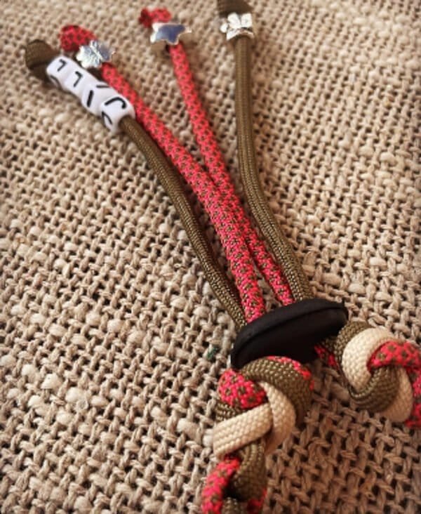 Natuurlijke honden anti-tekenband Wil je jouw hond beschermen tegen teken? Gebruik je het liefst natuurlijke producten? Dan is de natuurlijke anti-tekenband de uitkomst voor jouw hond! Teken verschuilen zich in hoge struiken of in het gras en vinden makkelijk hun weg tussen de haren van jouw hond. De ideale plek voor een teek om zich vast te bijten en dat is nu juist wat je wilt voorkomen. De keramische kralen in de anti-tekenband zorgen ervoor dat teken liever een alternatief zoeken, en dus wegblijven bij jouw hond. Let op! De anti-tekenband wordt handgemaakt. De levertijd op handgemaakte producten is 7 werkdagen.  Specificaties Anti-Tekenband Jill: Kleur: Goud bruin, Neon Roze, Mocca Geschikt voor: alle honden (ook pups) Merk: Handmade product van A Lot for Doodles *Het accessoire (bedeltje) kan afwijken van de foto. De naam op de tekenband is ter illustratie. Wil je de anti-tekenband personaliseren? Vul bij het afrekenen de naam van de hond in. Dragen van een natuurlijke anti-tekenband voor honden Zorg dat jouw hond de anti-tekenband zoveel mogelijk draagt. Voor een optimale werking van de anti-tekenband wordt geadviseerd de band in ieder geval de eerste vier weken continue te dragen. Uiteraard dien je de band af te doen, wanneer het gaat om de veiligheid van jouw hond. Maatvoering van een anti-tekenband voor honden Om de juiste maat te bepalen, meet je in het midden van de nek van de hond. Belangrijk daarbij is dat je strak om de nek meet. Hiermee voorkom je dat de anti-tekenband te los om de nek gaat zitten. Om er zeker van te zijn dat je de juiste maatvoering hebt, is het raadzaam om een aantal keer te meten. Meet de nek van jouw hond en niet de halsband (de halsband is immers groter). Twijfel je over welke maat je moet nemen, neem gerust contact met ons op. Onderhoud natuurlijke anti-tekenband voor honden De anti-tekenband kun je om de twee weken afspoelen onder de kraan (koud-lauw water). Let op dat je alleen water gebruikt (geen zeep of andere producten). Om de anti-tekenband op te laden kun je hem in de zon leggen of een warme plek achter het raam. Het op deze manier onderhouden van de anti-tekenband zorgt ervoor dat de werking en resonantie optimaal blijft. Mocht je hond gezwommen hebben? Ook dan is het raadzaam de anti-tekenband af te spoelen met koud-lauw water. In het geval je de hond gaat wassen, doe ook dan de anti-tekenband af. Zeep en/of andere producten kunnen de werking van de keramische kralen verminderen. Materiaal natuurlijke anti-tekenband voor honden EM-X keramische kralen zijn kralen gemaakt van keramisch materiaal dat geactiveerd is met effectieve micro-organismen (EM). Effectieve micro-organismen zijn een combinatie van nuttige micro-organismen zoals melkzuurbacteriën, gist en actinomyceten. EM-X zijn buisjes waarin Effectieve Micro-organismen (EM) zonder toegang van lucht (anaeroob) ingebakken zijn. De bestanddelen van EM-X keramiek zijn: Natuurlijke klei EM-X EM De kwaliteit van de keramische kralen zorgen dat een band jarenlang mee kan. Een natuurlijke anti-tekenband geeft net als een andere chemische anti-tekenband geen 100% garantie. Het voordeel van een natuurlijke anti-tekenband is dat ze veilig zijn om aan te raken en geen gif bevatten. Weerstand De EM-X kralen kunnen een hond soms ook gezondheidsvoordelen opleveren. De kralen kunnen bijdragen aan een gezonde balans in het lichaam, wat een positief effect heeft op de weerstand van de hond. Een goede weerstand kan er voor zorgen dat de hond minder last krijgt van teken. Wagenziekte Een ander positief neveneffect van de anti-tekenband is dat sommige honden geen last meer hebben van wagenziekte, door het dragen van de anti-tekenband. Symptomen als misselijkheid of stress kunnen afnemen. Bekend van Instagram Als jij honden volgt via Instagram, dan kan het niet missen dat je de anti-tekenband wel eens voorbij hebt zien komen. Niet zo gek want veel honden hebben er baat bij! Natuurlijke Anti-Tekenband voor honden bij A Lot for Doodles Bestel een natuurlijke anti-tekenband voor jouw hond eenvoudig bij A Lot for Doodles. Je slaagt zeker weten met het ruime assortiment wat uit voorraad leverbaar is. Heb je vragen over onze producten of advies nodig wat je het beste kunt bestellen? Neem gerust contact met ons op, we helpen je graag verder. Disclaimer: Het succes is gebaseerd op gebruikerservaringen. Er is geen wetenschappelijke onderbouwing voor de werking van EM-X Kralen. Houd er rekening mee dat we voor onze handgemaakte producten geen retouren kunnen accepteren. Elk product is met de hand gemaakt en uniek.