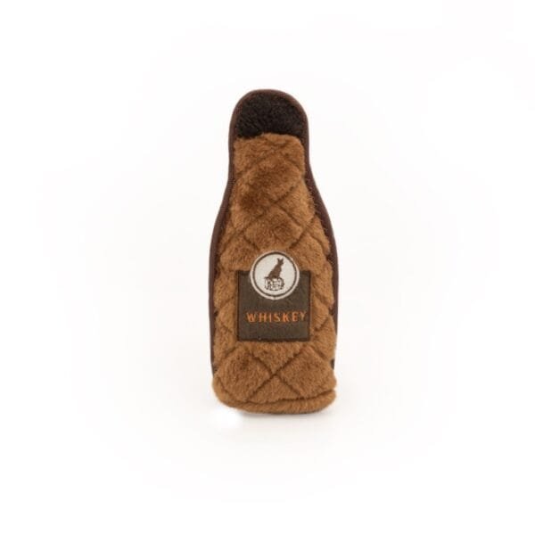 ZippyPaws Z-Stitch Happy Hour Crusherz Whiskey and Tequila Pak de borrelplank er maar bij! Want met deze ZippyPaws Z-Stitch Happy Hour Crusherz Whiskey and Tequila maak je de borrelavond met jouw hond helemaal compleet! Geïnspireerd op de originele Happy Hour Crusherz, zijn de Z-Stitch -versies gemaakt voor stoerder spel. In de z-stitch tequila en whiskeyfles zit geen fles maar enkel vulling en piepers. Door hun plattere ontwerp zijn ze perfect voor apporteren en trekken. De ZippyPaws Z-Stitch Happy Hour Crusherz Whiskey and Tequila is gemaakt van de exclusieve Z-Stitch® -band en meerlaagse stof. Elk speeltje bevat 1 grote ronde pieper voor wat piepplezier. Formaat ZippyPaws Z-Stitch Happy Hour Crusherz Whiskey and Tequila: 7,6 x 10,2 x 24,1 cm Let op: Er is geen enkel hondenspeelgoed in de wereld wat niet kapot kan. Ondanks de algehele stevigheid van het speelgoed, zou het kapot kunnen gaan. Op hondenspeelgoed zit geen garantie. Kies dus het juiste soort speeltje voor jouw hond zijn kauw- en speelbehoefte. Haal kapotte speeltjes meteen weg en laat jouw hond alleen spelen onder toezicht. ZippyPaws Hondenspeelgoed Hondenspeeltjes van het merk ZippyPaws staan garant voor de allerleukste designs en zijn goed voor urenlang speelplezier. De hondenspeeltjes van ZippyPaws zijn ontworpen door hondenmensen voor honden. En dat zie je aan alles. ZippyPaws Burrows De Zippypaws Burrows zijn zoekspellen voor de hond. In iedere Burrow zitten 3 piepbeestjes verstopt. Speciaal voor honden die niet enthousiast worden van hersenwerkjes met voer zijn de Burrows perfect. Want de beloning is geen voer, maar een klein piepspeeltje. Je kunt de speeltjes zo vaak terug stoppen als je wilt, zodat jouw hond weer op zoek kan! Alle delen van de Zippy Burrows zijn gemaakt van hoogwaardig pluche stof. Daardoor is het niet alleen geschikt als interactief speeltje, maar kan het ook gebruikt worden als knuffelspeeltje. Alle speeltjes in de Burrows bevatten een ronde pieper om je hond extra enthousiast te maken. Interactief hondenspeelgoed bestellen Alle honden hebben speelgoed nodig. Het geeft zowel een mentale- als lichamelijke uitdaging voor je hond! Interactief hondenspeelgoed is niet alleen belangrijk om je hond tevreden te houden en verveling te voorkomen. Het is ook nuttig om problematisch gedrag aan te pakken, zoals destructief kauwen of hinderlijk blaffen. Zippypaws Burrows De Zippypaws Burrows zijn zoekspellen voor de hond. In iedere Burrow zitten 3 piepbeestjes verstopt. Speciaal voor honden die niet enthousiast worden van hersenwerkjes met voer zijn de Burrows perfect. Want de beloning is geen voer, maar een klein piepspeeltje. Je kunt de speeltjes zo vaak terug stoppen als je wilt, zodat jouw hond weer op zoek kan! Alle delen van de Zippy Burrows zijn gemaakt van hoogwaardig pluche stof. Alle speeltjes in de Burrows bevatten een ronde pieper om je hond extra enthousiast te maken. Doordat zowel de Burrow als de speeltjes in de Burrow van pluche zijn gemaakt is het niet alleen geschikt als interactiefspeeltje, maar kan het ook gebruikt worden als knuffelspeeltje. ZippyPaws Donutz Het populairste speeltje van Zippypaws is de Donut. Al in 2017 werd de miljardste donut verkocht. Voor de hond zijn de donut speeltjes helemaal geweldig. Er zitten 2 half ronde piepers in, waardoor het niet uitmaakt waar je in de donut bijt. Piepen doet de Zippypaws Donut altijd! De Donutz bevatten verder geen zachte pluche vulling. Ideaal voor honden die het normaal altijd laten sneeuwen in huis. Bekend van Instagram Als jij honden volgt via Instagram, dan kan het niet missen dat je de ZippyPaws hondenspeeltjes wel eens voorbij hebt zien komen. Niet zo gek want de grappige en interactieve speeltjes zijn perfect voor een geweldige foto samen met jouw hond. Vergeet je A Lot for Doodles niet te taggen op Instagram? ZippyPaws Nederland ZippyPaws hondenspeelgoed komt uit Amerika. Sinds een aantal jaren zijn de speeltjes ook in Nederland verkrijgbaar. Wij van A Lot for Doodles zijn trots dat we ZippyPaws verkopen in onze webshop. Bezoek onze shop en ontdek alle leuke speeltjes van ZippyPaws! ZippyPaws online bestellen De ZippyPaws hondenspeeltjes zijn bij ons online te bestellen. Naast de leuke speeltjes van ZippyPaws kun je ook bij ons terecht voor de merken Huxley & Kent, PawStory, HugSmart, Sodapup, Soos Pets, Cowboy Magic, Bass Brushes, P.L.A.Y., Yakka's & Carniwell. Heb je advies nodig? Neem gerust contact met ons op. We helpen je graag!