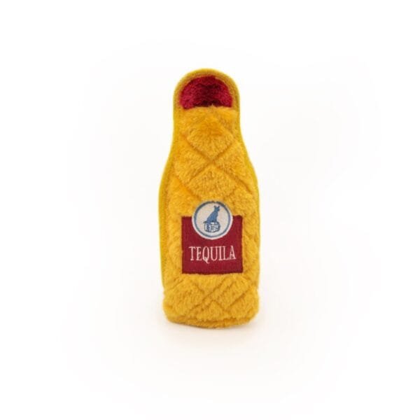 ZippyPaws Z-Stitch Happy Hour Crusherz Whiskey and Tequila Pak de borrelplank er maar bij! Want met deze ZippyPaws Z-Stitch Happy Hour Crusherz Whiskey and Tequila maak je de borrelavond met jouw hond helemaal compleet! Geïnspireerd op de originele Happy Hour Crusherz, zijn de Z-Stitch -versies gemaakt voor stoerder spel. In de z-stitch tequila en whiskeyfles zit geen fles maar enkel vulling en piepers. Door hun plattere ontwerp zijn ze perfect voor apporteren en trekken. De ZippyPaws Z-Stitch Happy Hour Crusherz Whiskey and Tequila is gemaakt van de exclusieve Z-Stitch® -band en meerlaagse stof. Elk speeltje bevat 1 grote ronde pieper voor wat piepplezier. Formaat ZippyPaws Z-Stitch Happy Hour Crusherz Whiskey and Tequila: 7,6 x 10,2 x 24,1 cm Let op: Er is geen enkel hondenspeelgoed in de wereld wat niet kapot kan. Ondanks de algehele stevigheid van het speelgoed, zou het kapot kunnen gaan. Op hondenspeelgoed zit geen garantie. Kies dus het juiste soort speeltje voor jouw hond zijn kauw- en speelbehoefte. Haal kapotte speeltjes meteen weg en laat jouw hond alleen spelen onder toezicht. ZippyPaws Hondenspeelgoed Hondenspeeltjes van het merk ZippyPaws staan garant voor de allerleukste designs en zijn goed voor urenlang speelplezier. De hondenspeeltjes van ZippyPaws zijn ontworpen door hondenmensen voor honden. En dat zie je aan alles. ZippyPaws Burrows De Zippypaws Burrows zijn zoekspellen voor de hond. In iedere Burrow zitten 3 piepbeestjes verstopt. Speciaal voor honden die niet enthousiast worden van hersenwerkjes met voer zijn de Burrows perfect. Want de beloning is geen voer, maar een klein piepspeeltje. Je kunt de speeltjes zo vaak terug stoppen als je wilt, zodat jouw hond weer op zoek kan! Alle delen van de Zippy Burrows zijn gemaakt van hoogwaardig pluche stof. Daardoor is het niet alleen geschikt als interactief speeltje, maar kan het ook gebruikt worden als knuffelspeeltje. Alle speeltjes in de Burrows bevatten een ronde pieper om je hond extra enthousiast te maken. Interactief hondenspeelgoed bestellen Alle honden hebben speelgoed nodig. Het geeft zowel een mentale- als lichamelijke uitdaging voor je hond! Interactief hondenspeelgoed is niet alleen belangrijk om je hond tevreden te houden en verveling te voorkomen. Het is ook nuttig om problematisch gedrag aan te pakken, zoals destructief kauwen of hinderlijk blaffen. Zippypaws Burrows De Zippypaws Burrows zijn zoekspellen voor de hond. In iedere Burrow zitten 3 piepbeestjes verstopt. Speciaal voor honden die niet enthousiast worden van hersenwerkjes met voer zijn de Burrows perfect. Want de beloning is geen voer, maar een klein piepspeeltje. Je kunt de speeltjes zo vaak terug stoppen als je wilt, zodat jouw hond weer op zoek kan! Alle delen van de Zippy Burrows zijn gemaakt van hoogwaardig pluche stof. Alle speeltjes in de Burrows bevatten een ronde pieper om je hond extra enthousiast te maken. Doordat zowel de Burrow als de speeltjes in de Burrow van pluche zijn gemaakt is het niet alleen geschikt als interactiefspeeltje, maar kan het ook gebruikt worden als knuffelspeeltje. ZippyPaws Donutz Het populairste speeltje van Zippypaws is de Donut. Al in 2017 werd de miljardste donut verkocht. Voor de hond zijn de donut speeltjes helemaal geweldig. Er zitten 2 half ronde piepers in, waardoor het niet uitmaakt waar je in de donut bijt. Piepen doet de Zippypaws Donut altijd! De Donutz bevatten verder geen zachte pluche vulling. Ideaal voor honden die het normaal altijd laten sneeuwen in huis. Bekend van Instagram Als jij honden volgt via Instagram, dan kan het niet missen dat je de ZippyPaws hondenspeeltjes wel eens voorbij hebt zien komen. Niet zo gek want de grappige en interactieve speeltjes zijn perfect voor een geweldige foto samen met jouw hond. Vergeet je A Lot for Doodles niet te taggen op Instagram? ZippyPaws Nederland ZippyPaws hondenspeelgoed komt uit Amerika. Sinds een aantal jaren zijn de speeltjes ook in Nederland verkrijgbaar. Wij van A Lot for Doodles zijn trots dat we ZippyPaws verkopen in onze webshop. Bezoek onze shop en ontdek alle leuke speeltjes van ZippyPaws! ZippyPaws online bestellen De ZippyPaws hondenspeeltjes zijn bij ons online te bestellen. Naast de leuke speeltjes van ZippyPaws kun je ook bij ons terecht voor de merken Huxley & Kent, PawStory, HugSmart, Sodapup, Soos Pets, Cowboy Magic, Bass Brushes, P.L.A.Y., Yakka's & Carniwell. Heb je advies nodig? Neem gerust contact met ons op. We helpen je graag!