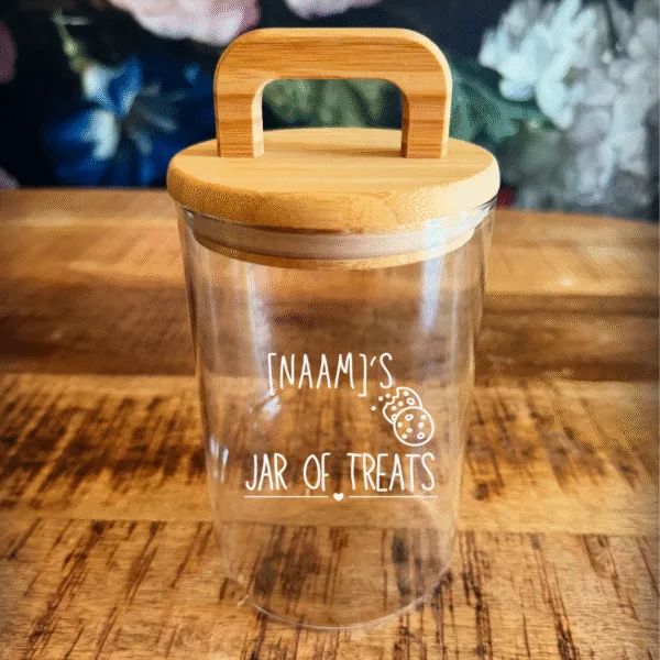 Gepersonaliseerde Voorraadpot  Hondensnacks – Stijlvol, handig én met de naam van jouw hond erop! Bewaar de favoriete snacks van je viervoeter in stijl met onze Gepersonaliseerde Voorraadpot  Hondensnacks! Deze mooie glazen pot met een bamboe deksel staat prachtig op het aanrecht én houdt de snoepjes lekker vers. Het leukste? Wij graveren de naam van jouw hond er gratis op – zo heeft je hond z’n eigen snackpot! Waarom je deze Gepersonaliseerde Voorraadpot Hondensnacks wilt hebben: Gepersonaliseerd met naam – Superleuk én uniek! Stijlvol design – Glazen pot met strak bamboe deksel, past in elk interieur.  Ideaal voor hondensnoepjes – Houdt traktaties vers en netjes opgeborgen. Top cadeau – Voor elke hondenliefhebber (of jezelf 😉). Een echte eyecatcher in huis én mega handig! Bestel nu jouw gepersonaliseerde voorraadpot en verras je hond met zijn eigen snackspot!  Maak snacktijd nóg specialer met onze Gepersonaliseerde Voorraadpot Hondensnacks! Shop je deze leuke voorraadpot voor hondensnacks? Dan personaliseren we deze gratis met de naam van jouw hond! Deze gepersonaliseerde voorraadpot voor hondensnacks is een echte eyecatcher en past perfect in jouw keuken of hondenhoek. Dankzij de handige deksel kun je snel en makkelijk bij de snacks, zelfs als jouw hond al kwispelend naast je staat te wachten. Geen gedoe, gewoon lekker makkelijk! De voorraadpot is gemaakt van glas en voorzien van een houten deksel. De luchtdichte afsluiting houdt snacks vers en knapperig, precies zoals jouw hond ze het liefst heeft. Geef jouw hond het luxe gevoel van een eigen snackpot, gepersonaliseerd met liefde! De Gepersonaliseerde Voorraadpot Hondensnacks is ideaal als cadeau voor hondenliefhebbers of gewoon voor jezelf en je beste maatje. Vergeet je niet de overheerlijke snacks van Carniwell mee te bestellen?;) Inhoud: 950 ml Dit product is niet geschikt voor reiniging in de vaatwasser. Let op! Deze voorraadpot voor hondensnacks wordt gepersonaliseerd. De levertijd voor gepersonaliseerde producten is 5 werkdagen.  Gepersonaliseerde voorraadpot hondensnacks  Bij A Lot for Doodles personaliseren we graag jouw favoriete voorraadpot voor hondensnacks met de naam van jouw hond. Ben je op zoek naar een stijlvolle en praktische manier om de favoriete snacks van jouw hond op te bergen? De gepersonaliseerde hondensnack voorraadpot is speciaal ontworpen voor jouw trouwe viervoeter. Deze pot is niet alleen handig voor het vers houden van hondensnoepjes, maar ook een uniek accessoire dat je keuken of huis nét dat beetje extra geeft. Voorraadpot hondensnack met naam  Er zit altijd wel een 5 in de klok... tijd voor een snack! Of je jouw hond nou wilt belonen of verwennen, er is altijd wel een reden voor een snack. Bewaar de overheerlijke hondensnacks in deze leuke gepersonaliseerde voorraadpot met de naam van jouw hond. Hondensnacks bewaren Ook graag jouw hond verwennen met een snack maar geen gedoe met losse hondensnackzakjes in jouw kast? Dan is deze voorraadpot Hondensnacks van A Lot for Doodles perfect. De snacks van jouw hond blijven in deze voorraadpot lekker knapperig, en jij hebt een goed georganiseerde kast :) Hondensnacks De gepersonaliseerde voorraadpot Hondensnacks biedt genoeg ruimte voor overheerlijke hondensnacks. Bij de leukste shop voor jouw hond vind je overheerlijke natuurlijke snacks. Met het grote assortiment aan onweerstaanbare hypoallergene hondensnacks shop je alles om de inhoud van deze voorraadpot meteen te vullen. Hypoallergene hondensnacks van Carniwell  Bij A Lot for Doodles vind je een ruim assortiment aan natuurlijke hypoallergene snacks van Carniwell. Met deze heerlijke hondensnacks krijg je alles gedaan! Ideaal voor bij de hondentraining of lekker als tussendoortje! De Carniwell snacks zijn een onweerstaanbare en natuurlijke beloning om je hond te motiveren. De snacks zijn graanvrij, er wordt niets aan toegevoegd en bevatten bovendien één eiwitbron. Hierdoor zijn de Carniwell snacks ook geschikt voor honden met allergieën, voedselintoleranties en voor honden die op dieet zijn. Bestel Carniwell snacks bij A Lot for Doodles Bestel je gepersonaliseerde voorraadpot voor hondensnacks eenvoudig bij A Lot for Doodles. Heb je vragen over onze producten of advies nodig wat je het beste kunt bestellen? Neem gerust contact met ons op, we helpen je graag verder. Volg de leukste shop voor jouw hond op de Socials Blijf op de hoogte. Volg A Lot for Doodles op Instagram of Facebook!