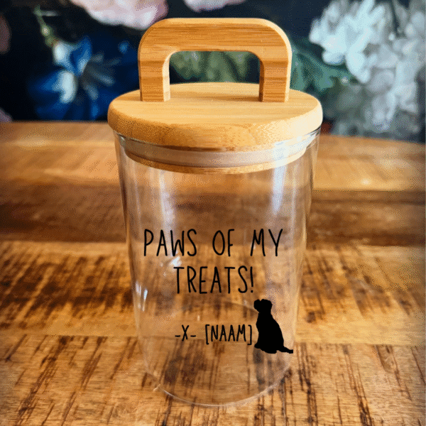 Gepersonaliseerde Voorraadpot  Hondensnacks – Stijlvol, handig én met de naam van jouw hond erop! Bewaar de favoriete snacks van je viervoeter in stijl met onze Gepersonaliseerde Voorraadpot  Hondensnacks! Deze mooie glazen pot met een bamboe deksel staat prachtig op het aanrecht én houdt de snoepjes lekker vers. Het leukste? Wij graveren de naam van jouw hond er gratis op – zo heeft je hond z’n eigen snackpot! Waarom je deze Gepersonaliseerde Voorraadpot Hondensnacks wilt hebben: Gepersonaliseerd met naam – Superleuk én uniek! Stijlvol design – Glazen pot met strak bamboe deksel, past in elk interieur.  Ideaal voor hondensnoepjes – Houdt traktaties vers en netjes opgeborgen. Top cadeau – Voor elke hondenliefhebber (of jezelf 😉). Een echte eyecatcher in huis én mega handig! Bestel nu jouw gepersonaliseerde voorraadpot en verras je hond met zijn eigen snackspot!  Maak snacktijd nóg specialer met onze Gepersonaliseerde Voorraadpot Hondensnacks! Shop je deze leuke voorraadpot voor hondensnacks? Dan personaliseren we deze gratis met de naam van jouw hond! Deze gepersonaliseerde voorraadpot voor hondensnacks is een echte eyecatcher en past perfect in jouw keuken of hondenhoek. Dankzij de handige deksel kun je snel en makkelijk bij de snacks, zelfs als jouw hond al kwispelend naast je staat te wachten. Geen gedoe, gewoon lekker makkelijk! De voorraadpot is gemaakt van glas en voorzien van een houten deksel. De luchtdichte afsluiting houdt snacks vers en knapperig, precies zoals jouw hond ze het liefst heeft. Geef jouw hond het luxe gevoel van een eigen snackpot, gepersonaliseerd met liefde! De Gepersonaliseerde Voorraadpot Hondensnacks is ideaal als cadeau voor hondenliefhebbers of gewoon voor jezelf en je beste maatje. Vergeet je niet de overheerlijke snacks van Carniwell mee te bestellen?;) Inhoud: 950 ml Dit product is niet geschikt voor reiniging in de vaatwasser. Let op! Deze voorraadpot voor hondensnacks wordt gepersonaliseerd. De levertijd voor gepersonaliseerde producten is 5 werkdagen.  Gepersonaliseerde voorraadpot hondensnacks  Bij A Lot for Doodles personaliseren we graag jouw favoriete voorraadpot voor hondensnacks met de naam van jouw hond. Ben je op zoek naar een stijlvolle en praktische manier om de favoriete snacks van jouw hond op te bergen? De gepersonaliseerde hondensnack voorraadpot is speciaal ontworpen voor jouw trouwe viervoeter. Deze pot is niet alleen handig voor het vers houden van hondensnoepjes, maar ook een uniek accessoire dat je keuken of huis nét dat beetje extra geeft. Voorraadpot hondensnack met naam  Er zit altijd wel een 5 in de klok... tijd voor een snack! Of je jouw hond nou wilt belonen of verwennen, er is altijd wel een reden voor een snack. Bewaar de overheerlijke hondensnacks in deze leuke gepersonaliseerde voorraadpot met de naam van jouw hond. Hondensnacks bewaren Ook graag jouw hond verwennen met een snack maar geen gedoe met losse hondensnackzakjes in jouw kast? Dan is deze voorraadpot Hondensnacks van A Lot for Doodles perfect. De snacks van jouw hond blijven in deze voorraadpot lekker knapperig, en jij hebt een goed georganiseerde kast :) Hondensnacks De gepersonaliseerde voorraadpot Hondensnacks biedt genoeg ruimte voor overheerlijke hondensnacks. Bij de leukste shop voor jouw hond vind je overheerlijke natuurlijke snacks. Met het grote assortiment aan onweerstaanbare hypoallergene hondensnacks shop je alles om de inhoud van deze voorraadpot meteen te vullen. Hypoallergene hondensnacks van Carniwell  Bij A Lot for Doodles vind je een ruim assortiment aan natuurlijke hypoallergene snacks van Carniwell. Met deze heerlijke hondensnacks krijg je alles gedaan! Ideaal voor bij de hondentraining of lekker als tussendoortje! De Carniwell snacks zijn een onweerstaanbare en natuurlijke beloning om je hond te motiveren. De snacks zijn graanvrij, er wordt niets aan toegevoegd en bevatten bovendien één eiwitbron. Hierdoor zijn de Carniwell snacks ook geschikt voor honden met allergieën, voedselintoleranties en voor honden die op dieet zijn. Bestel Carniwell snacks bij A Lot for Doodles Bestel je gepersonaliseerde voorraadpot voor hondensnacks eenvoudig bij A Lot for Doodles. Heb je vragen over onze producten of advies nodig wat je het beste kunt bestellen? Neem gerust contact met ons op, we helpen je graag verder. Volg de leukste shop voor jouw hond op de Socials Blijf op de hoogte. Volg A Lot for Doodles op Instagram of Facebook!