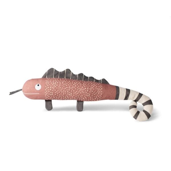 PetShop by Fringe Studio One In A Chameleon Duurzaam hondenspeeltje Deze leuke grote kameleon is de perfecte speeldate voor jouw hond. De Petshop by Fringe Studio One In A Chameleon is een duurzaam hondenspeeltje gemaakt van katoenen canvas, een pieper, gek kreukelpapier en bedrukt met op water gebaseerde en niet-giftige inkt. Deze knappe vis is ontworpen met interactief spelen in gedachten en een look die ook nog leuk past in jouw interieur. Of je het nu piept, kreukelt of gooit; One In A Chameleon van PetShop by Fringe Studio maakt elke speeltijd nog leuker, like a Chameleon ;) Geweldig voor alle hondengroottes, maar niet bedoeld voor agressieve kauwers. Afmeting Petshop by Fringe Studio One In A Chameleon: 16,5 x 46 cm. Het speeltje is niet gemaakt om op te kauwen of aan te trekken. Niet onbeheerd in een bench of kamer achterlaten. Beschadigde of kapotte hondenspeeltjes weghalen en vervangen. PetShop by Fringe Studio Hondenspeelgoed Wij zijn trots om het populaire merk 'Petshop by Fringe Studio' met jullie te kunnen delen. Petshop by Fringe Studio is een merk dat bekend staat om zijn stijlvolle en speelse ontwerpen. Als je op zoek bent naar hondenspeelgoed dat niet alleen functioneel is, maar er ook nog eens prachtig uitziet, dan zit je met dit merk helemaal goed. Stijlvol en uniek hondenspeelgoed voor elke hond Het speelgoed van Petshop by Fringe Studio valt direct op door zijn unieke en creatieve ontwerpen. Of je nu een hondenspeeltje zoekt in de vorm van een grappige cactus, een schattige eenhoorn of een luxe fles champagne, bij dit merk vind je altijd iets bijzonders. De ontwerpen zijn speels, kleurrijk en vaak voorzien van grappige details die zowel honden als hun baasjes doen glimlachen. Duurzaam hondenspeelgoed Naast het leuke design is het speelgoed van Fringe Studio ook gemaakt van duurzame materialen die tegen een stootje kunnen. Of je hond nu graag knuffelt, kauwt of apporteert, dit speelgoed is ontworpen om langdurig speelplezier te bieden. Het is gemaakt van hoogwaardige stoffen en voorzien van piepers en andere geluidseffecten die de aandacht van je hond blijven trekken. Voor elke hond wat wils Fringe Studio biedt een breed scala aan hondenspeelgoed dat geschikt is voor honden van alle maten en leeftijden. Van zachte knuffels voor de pup tot stevig kauwspeelgoed voor de volwassen hond. Er is voor iedere hond een passend speeltje te vinden. Het speelgoed is bovendien veilig, zodat je zonder zorgen je hond kunt laten genieten. Shop Petshop by Fringe Studio bij A Lot for Doodles In onze webshop vind je een uitgebreide collectie van Petshop by Fringe Studio, altijd up-to-date met de nieuwste trends en collecties. Of je nu een verjaardagscadeautje zoekt voor je hond of gewoon een leuk speeltje om de dag op te vrolijken, bij ons ben je aan het juiste adres. Blader door ons assortiment en geef je trouwe viervoeter het beste speelgoed, waar hij gegarandeerd dol op zal zijn! Heb je vragen over onze producten of advies nodig wat je het beste kunt bestellen? Neem gerust contact met ons op, we helpen je graag verder.