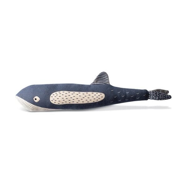 PetShop by Fringe Studio There She Blows Duurzaam hondenspeeltje Deze leuke grote vis is de perfecte speeldate voor jouw. De Petshop by Fringe Studio There She Blows is een duurzaam hondenspeeltje gemaakt van katoenen canvas, een pieper, gek kreukelpapier en bedrukt met op water gebaseerde en niet-giftige inkt. Deze knappe vis is ontworpen met interactief spelen in gedachten en een look die ook nog leuk past in jouw interieur. Of je het nu piept, kreukelt of gooit; There She Blows van PetShop by Fringe Studio maakt speeltijd vistastic;) Geweldig voor alle hondengroottes, maar niet bedoeld voor agressieve kauwers. Afmeting Petshop by Fringe Studio There She Blows: 47 x 24 cm Het speeltje is niet gemaakt om op te kauwen of aan te trekken. Niet onbeheerd in een bench of kamer achterlaten. Beschadigde of kapotte hondenspeeltjes weghalen en vervangen. PetShop by Fringe Studio Hondenspeelgoed Wij zijn trots om het populaire merk 'Petshop by Fringe Studio' met jullie te kunnen delen. Petshop by Fringe Studio is een merk dat bekend staat om zijn stijlvolle en speelse ontwerpen. Als je op zoek bent naar hondenspeelgoed dat niet alleen functioneel is, maar er ook nog eens prachtig uitziet, dan zit je met dit merk helemaal goed. Stijlvol en uniek hondenspeelgoed voor elke hond Het speelgoed van Petshop by Fringe Studio valt direct op door zijn unieke en creatieve ontwerpen. Of je nu een hondenspeeltje zoekt in de vorm van een grappige cactus, een schattige eenhoorn of een luxe fles champagne, bij dit merk vind je altijd iets bijzonders. De ontwerpen zijn speels, kleurrijk en vaak voorzien van grappige details die zowel honden als hun baasjes doen glimlachen. Duurzaam hondenspeelgoed Naast het leuke design is het speelgoed van Fringe Studio ook gemaakt van duurzame materialen die tegen een stootje kunnen. Of je hond nu graag knuffelt, kauwt of apporteert, dit speelgoed is ontworpen om langdurig speelplezier te bieden. Het is gemaakt van hoogwaardige stoffen en voorzien van piepers en andere geluidseffecten die de aandacht van je hond blijven trekken. Voor elke hond wat wils Fringe Studio biedt een breed scala aan hondenspeelgoed dat geschikt is voor honden van alle maten en leeftijden. Van zachte knuffels voor de pup tot stevig kauwspeelgoed voor de volwassen hond. Er is voor iedere hond een passend speeltje te vinden. Het speelgoed is bovendien veilig, zodat je zonder zorgen je hond kunt laten genieten. Shop Petshop by Fringe Studio bij A Lot for Doodles In onze webshop vind je een uitgebreide collectie van Petshop by Fringe Studio, altijd up-to-date met de nieuwste trends en collecties. Of je nu een verjaardagscadeautje zoekt voor je hond of gewoon een leuk speeltje om de dag op te vrolijken, bij ons ben je aan het juiste adres. Blader door ons assortiment en geef je trouwe viervoeter het beste speelgoed, waar hij gegarandeerd dol op zal zijn! Heb je vragen over onze producten of advies nodig wat je het beste kunt bestellen? Neem gerust contact met ons op, we helpen je graag verder.