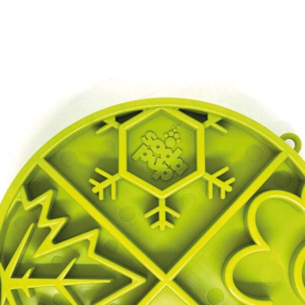 Sodapup Four Seasons eBowl Slow Feeder – De Perfecte Voerbak voor Je Hond! Transformeer maaltijden tot een feestje met de Sodapup Four Seasons eBowl Slow Feeder! Deze interactieve voerbak is ontworpen om zowel nat- als droogvoer te combineren, wat zorgt voor een gevarieerde eetervaring voor je trouwe viervoeter. De speciale diepte van de eBowl maakt hem bovendien ideaal voor het voeren van vers vlees, zodat je hond kan genieten van zijn favoriete maaltijden. Een van de geweldige voordelen van de Sodapup Four Seasons Design Shallow eBowl Slow Feeder is het kalmerende effect dat het likken heeft op je hond. Terwijl je hond zijn maaltijd langzaam opeet, helpt dit niet alleen om schrokken te voorkomen, maar draagt het ook bij aan een frisse adem en gezonde tanden. Je kunt je hond zijn volledige maaltijd in de eBowl geven, waardoor hij langer bezig is met zijn eten en meer voldoening ervaart. Waarom kiezen voor de Sodapup Four Seasons eBowl Slow Feeder? Interactieve voerervaring: Voorkomt schrokken en stimuleert langzaam eten voor een betere spijsvertering. Ideaal voor nat- en droogvoer: Combineer verschillende soorten voedsel voor een gevarieerde maaltijd. Kalmerend effect: Het likken helpt bij het ontspannen van je hond en bevordert een frisse adem. Eenvoudig schoon te maken: Deze eBowl is vaatwasmachinebestendig (bovenste rek) en ook eenvoudig te reinigen met warm water. Duurzaam ontwerp: Gemaakt van hoogwaardige materialen die lang meegaan en veilig zijn voor je hond. Shop de Sodapup Four Seasons eBowl Slow Feeder Met de Sodapup eBowl bied je je hond niet alleen een mooie voerbak, maar ook een interactieve ervaring die zijn eetgedrag verbetert. Dit maakt maaltijden niet alleen gezonder, maar ook leuker voor je trouwe vriend. Bestel de Sodapup Four Seasons eBowl Slow Feeder vandaag en geef je hond een smakelijke en uitdagende maaltijd! Formaat Sodapup Four Seasons eBowl Slow Feeder: 20,3 x 20,3 x 3,6 cm. Let op: een ebowl is geen kauwspeeltje, geef de ebowl altijd onder toezicht en neem hem af als je hond erop wil kauwen. Sodapup - Duurzaam en Innovatief Hondenspeelgoed voor de Avontuurlijke Hond Welkom bij onze webshop, waar je het unieke merk Sodapup kunt ontdekken! SodaPup is gespecialiseerd in innovatief en duurzaam hondenspeelgoed dat speciaal is ontworpen voor actieve en nieuwsgierige honden. Dit merk richt zich op het creëren van speelgoed dat niet alleen leuk is, maar ook de geest en het lichaam van je hond stimuleert. Waarom kiezen voor Sodapup? Creatief en uitdagend ontwerp SodaPup biedt een breed scala aan speeltjes die zowel functioneel als speels zijn. Van kauwspeelgoed dat kan worden gevuld met lekkernijen tot interactief speelgoed dat de mentale vaardigheden van je hond uitdaagt, elk product is ontworpen om de speelsheid van je hond te bevorderen. De unieke ontwerpen zorgen voor urenlang vermaak, zelfs voor de meest veeleisende viervoeters. Duurzame materialen Bij SodaPup staat duurzaamheid voorop. Het speelgoed is vervaardigd uit hoogwaardige, niet-giftige materialen die bestand zijn tegen intensief gebruik. De stevige constructie zorgt ervoor dat je hond kan kauwen en spelen zonder dat je je zorgen hoeft te maken over de veiligheid. Dit maakt SodaPup tot de ideale keuze voor honden die graag knagen en actief zijn. Voor elke hond wat wils Of je nu een kleine pup hebt die nieuwsgierig is naar de wereld of een grote hond die houdt van stevig spelen, SodaPup biedt een gevarieerd assortiment voor alle hondenrassen en -groottes. De speeltjes zijn verkrijgbaar in verschillende maten en vormen, zodat je altijd iets vindt dat perfect past bij de speelstijl van jouw hond. Shop SodaPup bij de leukste webshop voor jouw hond! In onze webshop vind je een uitgebreide collectie van Sodapup, ideaal voor de avontuurlijke en actieve hond. Of je nu op zoek bent naar een uitdagend kauwspeeltje, een interactief puzzelspel of een leuke voerbak, bij Sodapup ben je aan het juiste adres. Bekijk onze selectie en ontdek waarom Sodapup een favoriet is onder hondenliefhebbers. Bestel vandaag nog en geef je hond het plezier dat hij verdient met Sodapup! Volg A Lot for Doodles op Instagram Blijf altijd op de hoogte van de leukste producten voor jouw hond. Volg ons op Instagram en Facebook.