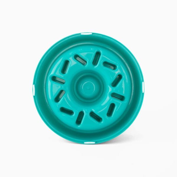 ZippyPaws Happy Bowl Donut – De Anti-Schrok Voerbak voor Honden! Maak etenstijd leuk en gezond voor je gretige eter met de ZippyPaws Happy Bowl Donut! Deze vrolijke voerbak is ontworpen om honden op een speelse manier langzamer te laten eten, waardoor schrokken verleden tijd is. Met zijn verhoogde donutpatroon moeten honden zich inspannen om hun brokjes te pakken, waardoor ze tot wel 10 keer langzamer eten. Dit vermindert het risico op een opgeblazen gevoel, verstikking en oprispingen. De ZippyPaws Happy Bowl Donut is niet alleen functioneel, maar ook ontworpen met gebruiksgemak in gedachten. De antislip onderkant houdt de bak stevig op zijn plek, zodat je hond in alle rust kan genieten van zijn maaltijd. Geschikt voor honden van alle maten die wel wat rustiger mogen eten! Waarom kiezen voor de ZippyPaws Happy Bowl Donut? Anti-schrok ontwerp: Vertraagt het eettempo van je hond tot 10 keer, bevordert een gezonde spijsvertering. Vrolijk donutpatroon: Maakt etenstijd leuk en uitdagend, perfect voor gretige eters. Antislip onderkant: Voorkomt verschuiven en zorgt voor een stabiele eetervaring. Gezond en veilig: Helpt risico’s zoals een opgeblazen gevoel, verstikking en oprispingen te verminderen. Gemakkelijk schoon te maken: Gemaakt van duurzame, veilige materialen die eenvoudig te reinigen zijn. Met de ZippyPaws Happy Bowl Donut verandert je hond zijn maaltijd in een leuke, trage activiteit die goed is voor de gezondheid. Het vrolijke design en het functionele anti-schrok effect maken deze voerbak een must-have voor elke hondeneigenaar. Bestel de ZippyPaws Happy Bowl Donut vandaag en geef je hond een veilige, vertragende eetervaring vol plezier en gezondheid! Formaat ZippyPaws Happy Bowl Donut: 25 x 25 x 5,5 cm.  Let op: Er is geen enkel hondenspeelgoed in de wereld wat niet kapot kan. Ondanks de algehele stevigheid van het speelgoed, zou het kapot kunnen gaan. Op hondenspeelgoed zit geen garantie. Kies dus het juiste soort speeltje voor jouw hond zijn kauw- en speelbehoefte. Haal kapotte speeltjes meteen weg en laat jouw hond alleen spelen onder toezicht. ZippyPaws - Uniek Hondenspeelgoed voor Eindeloos Speelplezier Welkom bij onze webshop, waar we met trots het merk ZippyPaws aanbieden! ZippyPaws staat bekend om zijn creatieve en hoogwaardige hondenspeeltjes die zowel honden als hun baasjes laten lachen. Dit merk combineert speelse ontwerpen met duurzame materialen, zodat je hond keer op keer van zijn favoriete speeltjes kan genieten. Wat maakt ZippyPaws zo bijzonder? Speelse en interactieve ontwerpen ZippyPaws begrijpt dat honden niet alleen willen kauwen, maar ook uitgedaagd willen worden. Daarom zijn hun speeltjes ontworpen om honden op verschillende manieren te vermaken. Van pluche knuffels met verborgen piepers tot interactieve speeltjes waar je hond telkens iets nieuws in ontdekt – het assortiment van ZippyPaws biedt voor elke speelstijl iets speciaals. Hoogwaardige en duurzame materialen De speeltjes van ZippyPaws zijn niet alleen leuk om naar te kijken, maar ook veilig en stevig. Elk speeltje is ontworpen om lang mee te gaan, zodat je hond keer op keer het plezier van zijn favoriete speeltje kan herbeleven. Geschikt voor honden van elke grootte Of je nu een klein hondenras hebt dat van zachte knuffels houdt, of een grote, actieve hond die houdt van uitdagende speeltjes – ZippyPaws heeft een breed assortiment dat aansluit bij de behoeften van elke hond. Het merk biedt speeltjes in verschillende maten en vormen, zodat elke hond kan genieten van veilig, op maat gemaakt speelplezier. Bekend van Instagram Als jij honden volgt via Instagram, dan kan het niet missen dat je de ZippyPaws hondenspeeltjes wel eens voorbij hebt zien komen. Niet zo gek want de grappige speeltjes zijn perfect voor een geweldige foto samen met jouw hond. Vergeet je A Lot for Doodles niet te taggen op Instagram? Shop ZippyPaws bij A Lot for Doodles! In onze webshop vind je een uitgebreide selectie ZippyPaws-speelgoed voor honden van alle leeftijden en groottes. Of je nu op zoek bent naar een nieuw piepspeeltje, een grappige pluche knuffel of een interactief speeltje om samen mee te spelen, ZippyPaws heeft alles wat je nodig hebt voor een blije hond. Bekijk onze collectie en ontdek waarom ZippyPaws wereldwijd favoriet is bij honden en hun baasjes. Bestel vandaag nog en geef jouw hond de ultieme speelervaring met ZippyPaws! Heb je vragen over onze producten of advies nodig wat je het beste kunt bestellen? Neem gerust contact met ons op, we helpen je graag verder!