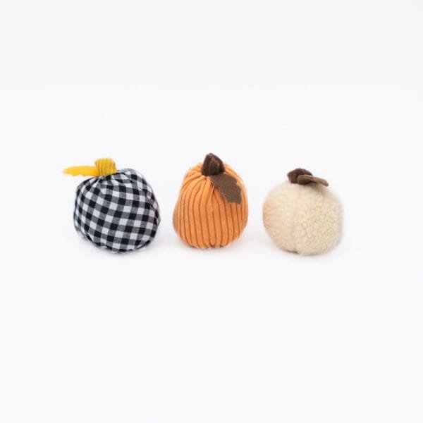 ZippyPaws Miniz Gourds and Pumpkins: Herfstig Knuffelplezier voor je Hond Breng de herfst in huis met de ZippyPaws Miniz Gourds and Pumpkins! Deze schattige, zachte knuffels in de vorm van pompoenen en kalebassen zijn perfect voor honden die graag spelen, knuffelen en zachte speeltjes verzamelen. Met hun vrolijke herfstkleuren en superzachte pluche zijn ze niet alleen onweerstaanbaar, maar ook perfect voor interactief spelen of als gezellige knuffelmaatjes. De ingebouwde piepers zorgen voor extra speelplezier en maken deze kleine herfstfiguren een favoriet voor honden van alle leeftijden! Deze knuffels zijn ideaal voor honden die houden van kleine speeltjes om mee te slepen, te gooien of lekker in hun mand te hebben. Ze passen perfect in interactieve speeltjes of kunnen gewoon los als verrassing worden gegeven. De zachte, duurzame stof is vriendelijk voor tanden en tandvlees, waardoor ze veilig zijn voor zelfs de kleinste honden. De Miniz Gourds and Pumpkins brengen een vleugje herfst in je huis en houden je hond vrolijk bezig. Waarom ZippyPaws Miniz Gourds and Pumpkins? Herfstige Knuffelvriendjes: Schattige pompoenen en kalebassen in vrolijke herfstkleuren. Ingebouwde Piepers: Voor interactief speelplezier dat honden enthousiast maakt. Zacht en Veilig: Gemaakt van hoogwaardig pluche, perfect voor zachte speel- en knuffelmomenten. Compact Formaat: Ideaal voor kleine tot middelgrote honden of als extra speeltje in grotere interactieve hondenpuzzels. Gezellige Herfst voor Jou en je Hond Met de ZippyPaws Miniz Gourds and Pumpkins maak je het herfstseizoen extra speciaal voor je hond. Geef deze zachte, kleurrijke knuffels als verwenmomentje of gebruik ze als perfect herfstcadeautje voor je trouwe viervoeter. Bestel nu de ZippyPaws Miniz Gourds and Pumpkins en geef je hond het leukste herfstspeelgoed ooit! Formaat ZippyPaws Miniz Gourds and Pumpkins: 7,5 cm ZippyPaws - Uniek Hondenspeelgoed voor Eindeloos Speelplezier Welkom bij onze webshop, waar we met trots het merk ZippyPaws aanbieden! ZippyPaws staat bekend om zijn creatieve en hoogwaardige hondenspeeltjes die zowel honden als hun baasjes laten lachen. Dit merk combineert speelse ontwerpen met duurzame materialen, zodat je hond keer op keer van zijn favoriete speeltjes kan genieten. Wat maakt ZippyPaws zo bijzonder? Speelse en interactieve ontwerpen ZippyPaws begrijpt dat honden niet alleen willen kauwen, maar ook uitgedaagd willen worden. Daarom zijn hun speeltjes ontworpen om honden op verschillende manieren te vermaken. Van pluche knuffels met verborgen piepers tot interactieve speeltjes waar je hond telkens iets nieuws in ontdekt – het assortiment van ZippyPaws biedt voor elke speelstijl iets speciaals. Hoogwaardige en duurzame materialen De speeltjes van ZippyPaws zijn niet alleen leuk om naar te kijken, maar ook veilig en stevig. Elk speeltje is ontworpen om lang mee te gaan, zodat je hond keer op keer het plezier van zijn favoriete speeltje kan herbeleven. Geschikt voor honden van elke grootte Of je nu een klein hondenras hebt dat van zachte knuffels houdt, of een grote, actieve hond die houdt van uitdagende speeltjes – ZippyPaws heeft een breed assortiment dat aansluit bij de behoeften van elke hond. Het merk biedt speeltjes in verschillende maten en vormen, zodat elke hond kan genieten van veilig, op maat gemaakt speelplezier. Bekend van Instagram Als jij honden volgt via Instagram, dan kan het niet missen dat je de HugSmart hondenspeeltjes wel eens voorbij hebt zien komen. Niet zo gek want de grappige speeltjes zijn perfect voor een geweldige foto samen met jouw hond. Vergeet je A Lot for Doodles niet te taggen op Instagram? Shop ZippyPaws bij A Lot for Doodles! In onze webshop vind je een uitgebreide selectie ZippyPaws-speelgoed voor honden van alle leeftijden en groottes. Of je nu op zoek bent naar een nieuw piepspeeltje, een grappige pluche knuffel of een interactief speeltje om samen mee te spelen, ZippyPaws heeft alles wat je nodig hebt voor een blije hond. Bekijk onze collectie en ontdek waarom ZippyPaws wereldwijd favoriet is bij honden en hun baasjes. Bestel vandaag nog en geef jouw hond de ultieme speelervaring met ZippyPaws! Heb je vragen over onze producten of advies nodig wat je het beste kunt bestellen? Neem gerust contact met ons op, we helpen je graag verder!