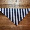 Bandana Marine verticaal Met deze Bandana Marine verticaal van A Lot for Doodles ziet jouw hond er uit om door een ringetje te halen. De bandana is handgemaakt en van 100% katoen. De Bandana is door de driehoekige vorm gemakkelijk te knopen een aan te passen in elke gewenste grootte. De bandana is geschikt voor zowel kleine als grote honden met een nekomtrek van maximaal 50 cm. Voor kleine honden kun je de bandana aan de bovenzijde een paar keer omvouwen, zodat hij als gegoten zit :) Productspecificatie Bandana Marine verticaal Materiaal: Katoen Vorm: Driehoek, aan beide zijden bedrukt. Kleur: Zwart met wit Merk: Handmade by A Lot for Doodles Maat: Nekomtrek maximaal 50 cm Wasvoorschrift: 30 graden Pinwheels, Bow Tie's en Bandana's voor honden kopen Bij A Lot for Doodles vind je een mooie selectie aan pinwheels, strikjes en bandana's voor honden. Zo kan elke hond goed gestyled de straat op Bandana's en strikjes voor honden Kleding maakt de hond. De Bandana's van A Lot for Doodles of de  strikjes en bandana's van Huxley and Kent zijn een echte eyecather. Jouw hond ziet er met de Banda's van A Lot for Doodles uit om door een ringetje te halen. De bandana's hebben verschillende designs zodat er altijd wel een passende bandana te vinden is voor jouw hond. Bekend van Instagram Als jij honden volgt via Instagram, dan kan het niet missen dat je wel eens de mooiste bandana's, strikjes en pinwheels voorbij hebt zien komen. Niet zo gek want de bandana's & strikjes zijn perfect voor een geweldige foto van jouw hond. Vergeet je A Lot for Doodles niet te taggen op Instagram? Bestel Bandana's en strikjes voor honden bij A Lot for Doodles Bestel je bandana's en strikjes voor jouw hond eenvoudig bij A Lot for Doodles. Of je nu een burberry design strik zoekt of een vrolijke bandana, met ons ruime assortiment wat uit voorraad leverbaar is zit er altijd een passende bandana of strik tussen. Ook voor het leukste (interactieve) hondenspeelgoed, shampoo's voor honden en lekkere hondensnacks kun je bij ons terecht. Heb je vragen over onze producten of advies nodig wat je het beste kunt bestellen? Neem gerust contact met ons op, we helpen je graag verder.