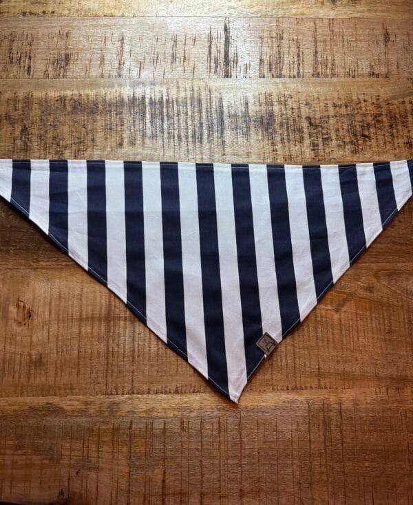 Bandana Marine verticaal Met deze Bandana Marine verticaal van A Lot for Doodles ziet jouw hond er uit om door een ringetje te halen. De bandana is handgemaakt en van 100% katoen. De Bandana is door de driehoekige vorm gemakkelijk te knopen een aan te passen in elke gewenste grootte. De bandana is geschikt voor zowel kleine als grote honden met een nekomtrek van maximaal 50 cm. Voor kleine honden kun je de bandana aan de bovenzijde een paar keer omvouwen, zodat hij als gegoten zit :) Productspecificatie Bandana Marine verticaal Materiaal: Katoen Vorm: Driehoek, aan beide zijden bedrukt. Kleur: Zwart met wit Merk: Handmade by A Lot for Doodles Maat: Nekomtrek maximaal 50 cm Wasvoorschrift: 30 graden Pinwheels, Bow Tie's en Bandana's voor honden kopen Bij A Lot for Doodles vind je een mooie selectie aan pinwheels, strikjes en bandana's voor honden. Zo kan elke hond goed gestyled de straat op Bandana's en strikjes voor honden Kleding maakt de hond. De Bandana's van A Lot for Doodles of de  strikjes en bandana's van Huxley and Kent zijn een echte eyecather. Jouw hond ziet er met de Banda's van A Lot for Doodles uit om door een ringetje te halen. De bandana's hebben verschillende designs zodat er altijd wel een passende bandana te vinden is voor jouw hond. Bekend van Instagram Als jij honden volgt via Instagram, dan kan het niet missen dat je wel eens de mooiste bandana's, strikjes en pinwheels voorbij hebt zien komen. Niet zo gek want de bandana's & strikjes zijn perfect voor een geweldige foto van jouw hond. Vergeet je A Lot for Doodles niet te taggen op Instagram? Bestel Bandana's en strikjes voor honden bij A Lot for Doodles Bestel je bandana's en strikjes voor jouw hond eenvoudig bij A Lot for Doodles. Of je nu een burberry design strik zoekt of een vrolijke bandana, met ons ruime assortiment wat uit voorraad leverbaar is zit er altijd een passende bandana of strik tussen. Ook voor het leukste (interactieve) hondenspeelgoed, shampoo's voor honden en lekkere hondensnacks kun je bij ons terecht. Heb je vragen over onze producten of advies nodig wat je het beste kunt bestellen? Neem gerust contact met ons op, we helpen je graag verder.