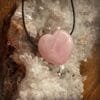 Rozenkwarts Hart Edelsteen Hanger Ketting 2 Rozenkwarts Hart Edelsteen Hanger - Energie en harmonie dichtbij jouw hart Draag de kracht van liefde en zachtheid met deze prachtige Rozenkwarts Hart Edelsteen Hanger. Rozenkwarts staat symbool voor verbondenheid en harmonie en is perfect om dagelijks te dragen. De Rozenkwarts Hart Edelsteen Hanger wordt geleverd aan een zwart verstelbaar waskoord. Waarom kiezen voor een Rozenkwarts Hart Edelsteen Hanger? Rozenkwarts staat bekend als de steen van onvoorwaardelijke liefde. Het helpt je om liefdevolle energie uit te stralen, niet alleen naar jezelf, maar ook naar de mensen en dieren om je heen. Deze edelsteen bevordert rust en emotionele balans, waardoor je met een warm hart en een kalme geest door het leven kunt gaan. Laat je omringen door liefde en harmonie, waar je ook bent. Bestel nu jouw Rozenkwarts Hart Edelsteen Hanger en straal warmte en verbondenheid uit! Werking Rozenkwarts Rozenkwarts staat bekend om zijn zachte, liefdevolle energie en werkt als een krachtige bron van emotionele heling en harmonie. Deze steen bevordert onvoorwaardelijke liefde, niet alleen naar anderen, jouw hond, maar ook naar jezelf. Door het dragen van een Rozenkwarts hanger voel je je meer verbonden met je emoties en krijg je ondersteuning bij het loslaten van negatieve gevoelens zoals stress, boosheid of verdriet. Rozenkwarts opent het hartchakra, waardoor je beter in staat bent om liefde te ontvangen en te geven. Het brengt rust en balans in je leven en helpt je om met compassie naar jezelf en de wereld te kijken. Een Rozenkwarts hanger is niet alleen een prachtig sieraad, maar ook een waardevolle metgezel voor iedereen die liefde, kalmte en innerlijke vrede wil ervaren. Geef een edelsteen cadeau Deze hartvormige hanger, gemaakt van natuurlijke Rozenkwarts, is een perfect cadeau voor jezelf of voor een andere hondenliefhebber. Zijn zachte roze kleur en krachtige energie maken hem tot een sieraad dat niet alleen prachtig is, maar ook betekenisvol. Of het nu gaat om een verjaardag, een speciale gelegenheid, of gewoon een blijk van waardering – met de Rozenkwarts Hart Edelsteen Hanger geef je altijd een persoonlijk cadeau. Tip: Combineer de Rozenkwarts Hart Edelsteen Hanger met een van onze edelsteen halsband hangers voor je hond, zodat jullie samen de liefdevolle kracht van Rozenkwarts kunnen delen. Let op: Elke steen is uniek. De kleur kan afwijken en de steen kan oneffenheden bevatten. Het is een natuurproduct en is daarom niet 100% egaal. De foto's zijn ter indicatie, je ontvangt een soortgelijk product. Edelstenen voor hondenliefhebbers – Balans en Energie voor jou en je hond Bij A Lot for Doodles draait alles om de band tussen jou en je hond. Daarom bieden we niet alleen producten voor jouw viervoeter, maar ook een unieke collectie edelstenen speciaal voor hondenliefhebbers. Edelstenen staan bekend om hun rustgevende en versterkende energieën, en zijn perfect om balans en harmonie te brengen in jouw leven én dat van je hond. Waarom Edelstenen voor de Hondenbaasjes? Persoonlijke energie en rust: Edelstenen kunnen helpen om stress te verminderen, focus te bevorderen en positieve energie aan te trekken. Perfect voor hondenbaasjes die hun dagelijkse routine met extra balans willen verrijken. Symbolische verbinding: Kies een edelsteen die aansluit bij jouw persoonlijkheid of jouw band met je hond. Denk aan stenen die liefde, bescherming of intuïtie versterken – kwaliteiten die je ook in je relatie met je hond terugziet. Draagbaar en decoratief: Gebruik de edelstenen als accessoire, zoals een hanger of armband, of geef ze een plekje in je huis. Zo draag je altijd de energie van de steen bij je of creëer je een rustgevende sfeer in je omgeving. Populaire Edelstenen Rozenkwarts: De steen van liefde en harmonie, perfect om de band met je hond te versterken. Amethist: Bekend om zijn kalmerende eigenschappen, ideaal voor ontspanning na een lange dag. Labradoriet: Voor intuïtie en bescherming, een prachtige keuze voor baasjes die bewust leven. Een Cadeau voor jou én je Hond Onze edelstenen zijn zorgvuldig geselecteerd om jou en je hond te ondersteunen in welzijn en balans. Of je nu op zoek bent naar rust, energie of een bijzondere verbinding, er is altijd een steen die bij jou past. Bovendien zijn edelstenen een uniek cadeau, perfect om jezelf of een mede-hondenliefhebber mee te verrassen. Ontdek de kracht van edelstenen en verrijk je leven én dat van je hond. Bestel vandaag nog en geniet van de energie die deze prachtige stenen in jouw wereld brengen! Volg A Lot for Doodles op Instagram Blijf altijd op de hoogte van de leukste producten voor jouw hond. Volg ons op Instagram en Facebook. Bestel edelstenen hangers bij A Lot for Doodles Bestel je edelstenen hangers eenvoudig bij A Lot for Doodles. Heb je vragen over onze producten of advies nodig? Neem gerust contact met ons op, we helpen je graag verder. Disclaimer: - Edelstenen zullen bij veel klachten ondersteunen, maar kunnen geen medische behandeling of medicatie vervangen. Ga bij klachten altijd naar een arts.