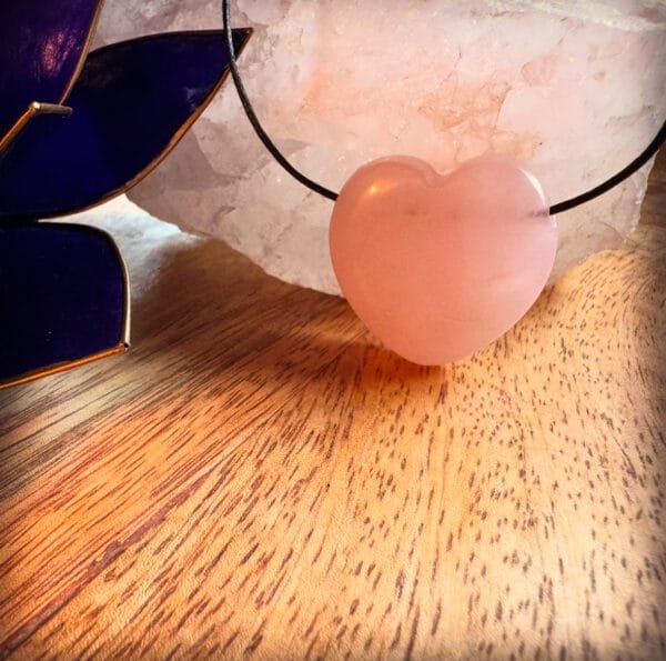 Rozenkwarts Hart Edelsteen Ketting Hanger Rozenkwarts Hart Edelsteen Hanger - Energie en harmonie dichtbij jouw hart Draag de kracht van liefde en zachtheid met deze prachtige Rozenkwarts Hart Edelsteen Hanger. Rozenkwarts staat symbool voor verbondenheid en harmonie en is perfect om dagelijks te dragen. De Rozenkwarts Hart Edelsteen Hanger wordt geleverd aan een zwart verstelbaar waskoord. Waarom kiezen voor een Rozenkwarts Hart Edelsteen Hanger? Rozenkwarts staat bekend als de steen van onvoorwaardelijke liefde. Het helpt je om liefdevolle energie uit te stralen, niet alleen naar jezelf, maar ook naar de mensen en dieren om je heen. Deze edelsteen bevordert rust en emotionele balans, waardoor je met een warm hart en een kalme geest door het leven kunt gaan. Laat je omringen door liefde en harmonie, waar je ook bent. Bestel nu jouw Rozenkwarts Hart Edelsteen Hanger en straal warmte en verbondenheid uit! Werking Rozenkwarts Rozenkwarts staat bekend om zijn zachte, liefdevolle energie en werkt als een krachtige bron van emotionele heling en harmonie. Deze steen bevordert onvoorwaardelijke liefde, niet alleen naar anderen, jouw hond, maar ook naar jezelf. Door het dragen van een Rozenkwarts hanger voel je je meer verbonden met je emoties en krijg je ondersteuning bij het loslaten van negatieve gevoelens zoals stress, boosheid of verdriet. Rozenkwarts opent het hartchakra, waardoor je beter in staat bent om liefde te ontvangen en te geven. Het brengt rust en balans in je leven en helpt je om met compassie naar jezelf en de wereld te kijken. Een Rozenkwarts hanger is niet alleen een prachtig sieraad, maar ook een waardevolle metgezel voor iedereen die liefde, kalmte en innerlijke vrede wil ervaren. Geef een edelsteen cadeau Deze hartvormige hanger, gemaakt van natuurlijke Rozenkwarts, is een perfect cadeau voor jezelf of voor een andere hondenliefhebber. Zijn zachte roze kleur en krachtige energie maken hem tot een sieraad dat niet alleen prachtig is, maar ook betekenisvol. Of het nu gaat om een verjaardag, een speciale gelegenheid, of gewoon een blijk van waardering – met de Rozenkwarts Hart Edelsteen Hanger geef je altijd een persoonlijk cadeau. Tip: Combineer de Rozenkwarts Hart Edelsteen Hanger met een van onze edelsteen halsband hangers voor je hond, zodat jullie samen de liefdevolle kracht van Rozenkwarts kunnen delen. Let op: Elke steen is uniek. De kleur kan afwijken en de steen kan oneffenheden bevatten. Het is een natuurproduct en is daarom niet 100% egaal. De foto's zijn ter indicatie, je ontvangt een soortgelijk product. Edelstenen voor hondenliefhebbers – Balans en Energie voor jou en je hond Bij A Lot for Doodles draait alles om de band tussen jou en je hond. Daarom bieden we niet alleen producten voor jouw viervoeter, maar ook een unieke collectie edelstenen speciaal voor hondenliefhebbers. Edelstenen staan bekend om hun rustgevende en versterkende energieën, en zijn perfect om balans en harmonie te brengen in jouw leven én dat van je hond. Waarom Edelstenen voor de Hondenbaasjes? Persoonlijke energie en rust: Edelstenen kunnen helpen om stress te verminderen, focus te bevorderen en positieve energie aan te trekken. Perfect voor hondenbaasjes die hun dagelijkse routine met extra balans willen verrijken. Symbolische verbinding: Kies een edelsteen die aansluit bij jouw persoonlijkheid of jouw band met je hond. Denk aan stenen die liefde, bescherming of intuïtie versterken – kwaliteiten die je ook in je relatie met je hond terugziet. Draagbaar en decoratief: Gebruik de edelstenen als accessoire, zoals een hanger of armband, of geef ze een plekje in je huis. Zo draag je altijd de energie van de steen bij je of creëer je een rustgevende sfeer in je omgeving. Populaire Edelstenen Rozenkwarts: De steen van liefde en harmonie, perfect om de band met je hond te versterken. Amethist: Bekend om zijn kalmerende eigenschappen, ideaal voor ontspanning na een lange dag. Labradoriet: Voor intuïtie en bescherming, een prachtige keuze voor baasjes die bewust leven. Een Cadeau voor jou én je Hond Onze edelstenen zijn zorgvuldig geselecteerd om jou en je hond te ondersteunen in welzijn en balans. Of je nu op zoek bent naar rust, energie of een bijzondere verbinding, er is altijd een steen die bij jou past. Bovendien zijn edelstenen een uniek cadeau, perfect om jezelf of een mede-hondenliefhebber mee te verrassen. Ontdek de kracht van edelstenen en verrijk je leven én dat van je hond. Bestel vandaag nog en geniet van de energie die deze prachtige stenen in jouw wereld brengen! Volg A Lot for Doodles op Instagram Blijf altijd op de hoogte van de leukste producten voor jouw hond. Volg ons op Instagram en Facebook. Bestel edelstenen hangers bij A Lot for Doodles Bestel je edelstenen hangers eenvoudig bij A Lot for Doodles. Heb je vragen over onze producten of advies nodig? Neem gerust contact met ons op, we helpen je graag verder. Disclaimer: - Edelstenen zullen bij veel klachten ondersteunen, maar kunnen geen medische behandeling of medicatie vervangen. Ga bij klachten altijd naar een arts.