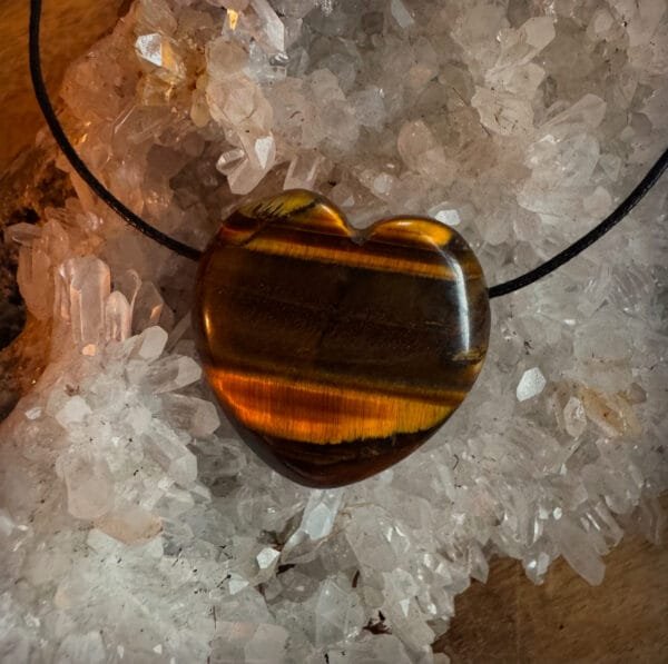 Tijgeroog Hart Edelsteen Hanger Ketting 2 Tijgeroog Hart Edelsteen Hanger - De Perfecte Balans Tussen Kracht en Bescherming Draag de kracht van de natuur dicht bij je hart met deze prachtige Tijgeroog Hart Edelsteen Hanger. Deze hanger is niet alleen een stijlvolle toevoeging aan je sieraden-collectie, maar biedt ook spirituele voordelen waar jij als hondenliefhebber én baas van kunt genieten. De Tijgeroog Hart Edelsteen Hanger wordt geleverd aan een zwart verstelbaar waskoord. Waarom kiezen voor een Tijgeroog Hart Edelsteen Hanger? Tijgeroog staat bekend als een steen van kracht, moed en bescherming. Het helpt je in balans te blijven tijdens de drukte van het dagelijks leven met je trouwe viervoeter. Of je nu samen op avontuur gaat of geniet van een rustmoment thuis, deze edelsteen helpt je gefocust en geaard te blijven. Ontdek de kracht van Tijgeroog en versterk de band tussen jou en je trouwe metgezel. Bestel vandaag nog jouw Tijgeroog Hart Edelsteen Hanger en straal samen met je hond kracht en liefde uit! Werking Tijgeroog De Tijgeroog staat bekend om zijn vermogen balans te brengen, zowel in je emoties als in je energieveld. Het helpt je om je sterker en meer geaard te voelen, waardoor je met vertrouwen uitdagingen kunt aangaan. Wanneer je de Tijgeroog Hart Edelsteen Hanger draagt, werkt de steen als een beschermend schild dat negatieve energieën op afstand houdt en je helpt om je focus te bewaren. Bovendien bevordert Tijgeroog innerlijke rust en moed, zodat je beslissingen kunt nemen vanuit kracht en helderheid. Met zijn warme, gouden glans is een Tijgeroog hanger niet alleen een krachtig spiritueel hulpmiddel, maar ook een elegant sieraad dat je uitstraling versterkt. Het is een subtiele herinnering om je innerlijke kracht te omarmen en met vertrouwen door het leven te gaan. Geef een edelsteen cadeau De Tijgeroog Hart Edelsteen Hanger is niet alleen voor jezelf, maar ook een prachtig en betekenisvol cadeau voor een andere hondenliefhebber. Of het nu gaat om een verjaardag, een speciale gelegenheid, of gewoon een blijk van waardering – met het Tijgeroog Hart Edelsteen Hanger geef je altijd een persoonlijk cadeau. Tip: Combineer de Tijgeroog Hart Edelsteen Hanger met een van onze edelsteen halsband hangers voor je hond, zodat jullie samen een beschermende en stijlvolle energie uitstralen. Let op: Elke steen is uniek. De kleur kan afwijken en de steen kan oneffenheden bevatten. Het is een natuurproduct en is daarom niet 100% egaal. De foto's zijn ter indicatie, je ontvangt een soortgelijk product. Edelstenen voor hondenliefhebbers – Balans en Energie voor jou en je hond Bij A Lot for Doodles draait alles om de band tussen jou en je hond. Daarom bieden we niet alleen producten voor jouw viervoeter, maar ook een unieke collectie edelstenen speciaal voor hondenliefhebbers. Edelstenen staan bekend om hun rustgevende en versterkende energieën, en zijn perfect om balans en harmonie te brengen in jouw leven én dat van je hond. Waarom Edelstenen voor de Hondenbaasjes? Persoonlijke energie en rust: Edelstenen kunnen helpen om stress te verminderen, focus te bevorderen en positieve energie aan te trekken. Perfect voor hondenbaasjes die hun dagelijkse routine met extra balans willen verrijken. Symbolische verbinding: Kies een edelsteen die aansluit bij jouw persoonlijkheid of jouw band met je hond. Denk aan stenen die liefde, bescherming of intuïtie versterken – kwaliteiten die je ook in je relatie met je hond terugziet. Draagbaar en decoratief: Gebruik de edelstenen als accessoire, zoals een hanger of armband, of geef ze een plekje in je huis. Zo draag je altijd de energie van de steen bij je of creëer je een rustgevende sfeer in je omgeving. Populaire Edelstenen Rozenkwarts: De steen van liefde en harmonie, perfect om de band met je hond te versterken. Amethist: Bekend om zijn kalmerende eigenschappen, ideaal voor ontspanning na een lange dag. Labradoriet: Voor intuïtie en bescherming, een prachtige keuze voor baasjes die bewust leven. Een Cadeau voor jou én je Hond Onze edelstenen zijn zorgvuldig geselecteerd om jou en je hond te ondersteunen in welzijn en balans. Of je nu op zoek bent naar rust, energie of een bijzondere verbinding, er is altijd een steen die bij jou past. Bovendien zijn edelstenen een uniek cadeau, perfect om jezelf of een mede-hondenliefhebber mee te verrassen. Ontdek de kracht van edelstenen en verrijk je leven én dat van je hond. Bestel vandaag nog en geniet van de energie die deze prachtige stenen in jouw wereld brengen! Volg A Lot for Doodles op Instagram Blijf altijd op de hoogte van de leukste producten voor jouw hond. Volg ons op Instagram en Facebook. Bestel edelstenen hangers bij A Lot for Doodles Bestel je edelstenen hangers eenvoudig bij A Lot for Doodles. Heb je vragen over onze producten of advies nodig? Neem gerust contact met ons op, we helpen je graag verder. Disclaimer: - Edelstenen zullen bij veel klachten ondersteunen, maar kunnen geen medische behandeling of medicatie vervangen. Ga bij klachten altijd naar een arts.