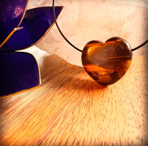 Tijgeroog Hart Edelsteen Hanger Ketting 3 Tijgeroog Hart Edelsteen Hanger - De Perfecte Balans Tussen Kracht en Bescherming Draag de kracht van de natuur dicht bij je hart met deze prachtige Tijgeroog Hart Edelsteen Hanger. Deze hanger is niet alleen een stijlvolle toevoeging aan je sieraden-collectie, maar biedt ook spirituele voordelen waar jij als hondenliefhebber én baas van kunt genieten. De Tijgeroog Hart Edelsteen Hanger wordt geleverd aan een zwart verstelbaar waskoord. Waarom kiezen voor een Tijgeroog Hart Edelsteen Hanger? Tijgeroog staat bekend als een steen van kracht, moed en bescherming. Het helpt je in balans te blijven tijdens de drukte van het dagelijks leven met je trouwe viervoeter. Of je nu samen op avontuur gaat of geniet van een rustmoment thuis, deze edelsteen helpt je gefocust en geaard te blijven. Ontdek de kracht van Tijgeroog en versterk de band tussen jou en je trouwe metgezel. Bestel vandaag nog jouw Tijgeroog Hart Edelsteen Hanger en straal samen met je hond kracht en liefde uit! Werking Tijgeroog De Tijgeroog staat bekend om zijn vermogen balans te brengen, zowel in je emoties als in je energieveld. Het helpt je om je sterker en meer geaard te voelen, waardoor je met vertrouwen uitdagingen kunt aangaan. Wanneer je de Tijgeroog Hart Edelsteen Hanger draagt, werkt de steen als een beschermend schild dat negatieve energieën op afstand houdt en je helpt om je focus te bewaren. Bovendien bevordert Tijgeroog innerlijke rust en moed, zodat je beslissingen kunt nemen vanuit kracht en helderheid. Met zijn warme, gouden glans is een Tijgeroog hanger niet alleen een krachtig spiritueel hulpmiddel, maar ook een elegant sieraad dat je uitstraling versterkt. Het is een subtiele herinnering om je innerlijke kracht te omarmen en met vertrouwen door het leven te gaan. Geef een edelsteen cadeau De Tijgeroog Hart Edelsteen Hanger is niet alleen voor jezelf, maar ook een prachtig en betekenisvol cadeau voor een andere hondenliefhebber. Of het nu gaat om een verjaardag, een speciale gelegenheid, of gewoon een blijk van waardering – met het Tijgeroog Hart Edelsteen Hanger geef je altijd een persoonlijk cadeau. Tip: Combineer de Tijgeroog Hart Edelsteen Hanger met een van onze edelsteen halsband hangers voor je hond, zodat jullie samen een beschermende en stijlvolle energie uitstralen. Let op: Elke steen is uniek. De kleur kan afwijken en de steen kan oneffenheden bevatten. Het is een natuurproduct en is daarom niet 100% egaal. De foto's zijn ter indicatie, je ontvangt een soortgelijk product. Edelstenen voor hondenliefhebbers – Balans en Energie voor jou en je hond Bij A Lot for Doodles draait alles om de band tussen jou en je hond. Daarom bieden we niet alleen producten voor jouw viervoeter, maar ook een unieke collectie edelstenen speciaal voor hondenliefhebbers. Edelstenen staan bekend om hun rustgevende en versterkende energieën, en zijn perfect om balans en harmonie te brengen in jouw leven én dat van je hond. Waarom Edelstenen voor de Hondenbaasjes? Persoonlijke energie en rust: Edelstenen kunnen helpen om stress te verminderen, focus te bevorderen en positieve energie aan te trekken. Perfect voor hondenbaasjes die hun dagelijkse routine met extra balans willen verrijken. Symbolische verbinding: Kies een edelsteen die aansluit bij jouw persoonlijkheid of jouw band met je hond. Denk aan stenen die liefde, bescherming of intuïtie versterken – kwaliteiten die je ook in je relatie met je hond terugziet. Draagbaar en decoratief: Gebruik de edelstenen als accessoire, zoals een hanger of armband, of geef ze een plekje in je huis. Zo draag je altijd de energie van de steen bij je of creëer je een rustgevende sfeer in je omgeving. Populaire Edelstenen Rozenkwarts: De steen van liefde en harmonie, perfect om de band met je hond te versterken. Amethist: Bekend om zijn kalmerende eigenschappen, ideaal voor ontspanning na een lange dag. Labradoriet: Voor intuïtie en bescherming, een prachtige keuze voor baasjes die bewust leven. Een Cadeau voor jou én je Hond Onze edelstenen zijn zorgvuldig geselecteerd om jou en je hond te ondersteunen in welzijn en balans. Of je nu op zoek bent naar rust, energie of een bijzondere verbinding, er is altijd een steen die bij jou past. Bovendien zijn edelstenen een uniek cadeau, perfect om jezelf of een mede-hondenliefhebber mee te verrassen. Ontdek de kracht van edelstenen en verrijk je leven én dat van je hond. Bestel vandaag nog en geniet van de energie die deze prachtige stenen in jouw wereld brengen! Volg A Lot for Doodles op Instagram Blijf altijd op de hoogte van de leukste producten voor jouw hond. Volg ons op Instagram en Facebook. Bestel edelstenen hangers bij A Lot for Doodles Bestel je edelstenen hangers eenvoudig bij A Lot for Doodles. Heb je vragen over onze producten of advies nodig? Neem gerust contact met ons op, we helpen je graag verder. Disclaimer: - Edelstenen zullen bij veel klachten ondersteunen, maar kunnen geen medische behandeling of medicatie vervangen. Ga bij klachten altijd naar een arts.