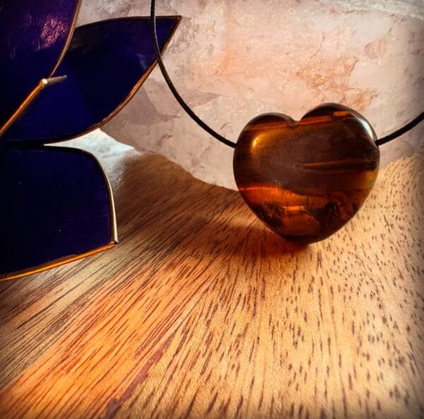 Tijgeroog Hart Edelsteen Hanger Ketting Tijgeroog Hart Edelsteen Hanger - De Perfecte Balans Tussen Kracht en Bescherming Draag de kracht van de natuur dicht bij je hart met deze prachtige Tijgeroog Hart Edelsteen Hanger. Deze hanger is niet alleen een stijlvolle toevoeging aan je sieraden-collectie, maar biedt ook spirituele voordelen waar jij als hondenliefhebber én baas van kunt genieten. De Tijgeroog Hart Edelsteen Hanger wordt geleverd aan een zwart verstelbaar waskoord. Waarom kiezen voor een Tijgeroog Hart Edelsteen Hanger? Tijgeroog staat bekend als een steen van kracht, moed en bescherming. Het helpt je in balans te blijven tijdens de drukte van het dagelijks leven met je trouwe viervoeter. Of je nu samen op avontuur gaat of geniet van een rustmoment thuis, deze edelsteen helpt je gefocust en geaard te blijven. Ontdek de kracht van Tijgeroog en versterk de band tussen jou en je trouwe metgezel. Bestel vandaag nog jouw Tijgeroog Hart Edelsteen Hanger en straal samen met je hond kracht en liefde uit! Werking Tijgeroog De Tijgeroog staat bekend om zijn vermogen balans te brengen, zowel in je emoties als in je energieveld. Het helpt je om je sterker en meer geaard te voelen, waardoor je met vertrouwen uitdagingen kunt aangaan. Wanneer je de Tijgeroog Hart Edelsteen Hanger draagt, werkt de steen als een beschermend schild dat negatieve energieën op afstand houdt en je helpt om je focus te bewaren. Bovendien bevordert Tijgeroog innerlijke rust en moed, zodat je beslissingen kunt nemen vanuit kracht en helderheid. Met zijn warme, gouden glans is een Tijgeroog hanger niet alleen een krachtig spiritueel hulpmiddel, maar ook een elegant sieraad dat je uitstraling versterkt. Het is een subtiele herinnering om je innerlijke kracht te omarmen en met vertrouwen door het leven te gaan. Geef een edelsteen cadeau De Tijgeroog Hart Edelsteen Hanger is niet alleen voor jezelf, maar ook een prachtig en betekenisvol cadeau voor een andere hondenliefhebber. Of het nu gaat om een verjaardag, een speciale gelegenheid, of gewoon een blijk van waardering – met het Tijgeroog Hart Edelsteen Hanger geef je altijd een persoonlijk cadeau. Tip: Combineer de Tijgeroog Hart Edelsteen Hanger met een van onze edelsteen halsband hangers voor je hond, zodat jullie samen een beschermende en stijlvolle energie uitstralen. Let op: Elke steen is uniek. De kleur kan afwijken en de steen kan oneffenheden bevatten. Het is een natuurproduct en is daarom niet 100% egaal. De foto's zijn ter indicatie, je ontvangt een soortgelijk product. Edelstenen voor hondenliefhebbers – Balans en Energie voor jou en je hond Bij A Lot for Doodles draait alles om de band tussen jou en je hond. Daarom bieden we niet alleen producten voor jouw viervoeter, maar ook een unieke collectie edelstenen speciaal voor hondenliefhebbers. Edelstenen staan bekend om hun rustgevende en versterkende energieën, en zijn perfect om balans en harmonie te brengen in jouw leven én dat van je hond. Waarom Edelstenen voor de Hondenbaasjes? Persoonlijke energie en rust: Edelstenen kunnen helpen om stress te verminderen, focus te bevorderen en positieve energie aan te trekken. Perfect voor hondenbaasjes die hun dagelijkse routine met extra balans willen verrijken. Symbolische verbinding: Kies een edelsteen die aansluit bij jouw persoonlijkheid of jouw band met je hond. Denk aan stenen die liefde, bescherming of intuïtie versterken – kwaliteiten die je ook in je relatie met je hond terugziet. Draagbaar en decoratief: Gebruik de edelstenen als accessoire, zoals een hanger of armband, of geef ze een plekje in je huis. Zo draag je altijd de energie van de steen bij je of creëer je een rustgevende sfeer in je omgeving. Populaire Edelstenen Rozenkwarts: De steen van liefde en harmonie, perfect om de band met je hond te versterken. Amethist: Bekend om zijn kalmerende eigenschappen, ideaal voor ontspanning na een lange dag. Labradoriet: Voor intuïtie en bescherming, een prachtige keuze voor baasjes die bewust leven. Een Cadeau voor jou én je Hond Onze edelstenen zijn zorgvuldig geselecteerd om jou en je hond te ondersteunen in welzijn en balans. Of je nu op zoek bent naar rust, energie of een bijzondere verbinding, er is altijd een steen die bij jou past. Bovendien zijn edelstenen een uniek cadeau, perfect om jezelf of een mede-hondenliefhebber mee te verrassen. Ontdek de kracht van edelstenen en verrijk je leven én dat van je hond. Bestel vandaag nog en geniet van de energie die deze prachtige stenen in jouw wereld brengen! Volg A Lot for Doodles op Instagram Blijf altijd op de hoogte van de leukste producten voor jouw hond. Volg ons op Instagram en Facebook. Bestel edelstenen hangers bij A Lot for Doodles Bestel je edelstenen hangers eenvoudig bij A Lot for Doodles. Heb je vragen over onze producten of advies nodig? Neem gerust contact met ons op, we helpen je graag verder. Disclaimer: - Edelstenen zullen bij veel klachten ondersteunen, maar kunnen geen medische behandeling of medicatie vervangen. Ga bij klachten altijd naar een arts.