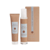 Nocat Studio VAND double pack Met deze Nocat Studio VAND double pack shop je de heerlijk verzorgingsproducten van Nocat Studio met extra voordeel! De luxe verzorgingsproducten van Nocat Studio zijn 100% vegan, gemaakt van biologische en natuurlijke ingrediënten en speciaal voor honden pH-gebalanceerd. Veilig en effectief voor alle haartypes en tevens zeer geschikt voor doodles! Heerlijke verzorgingsproducten voor een stralende hond en 100% knuffelgarantie ;) Nocat Studio VAND double pack is de betoverende plek tussen het land en de zee. Hier groeien wilde bloemen en hangt er een heerlijke geur van rozen, muskus en jasmijn in de lucht. Duurzame luxe met een gegarandeerde knuffelgeur. De Nocat Studio VAND double pack is ideaal om mee te nemen op reis De Nocat Studio VAND double pack bestaat uit: - Nocat Studio Cuddle+Care Shampoo VAND   100ml - Nocat Studio Refresh+Detangle Grooming Spray VAND   100ml Tip: bestel onze mengfles mee voor de juiste mengverhouding (1:20) Nocat Studio Shampoo VAND De Cuddle+Care Shampoo VAND van Nocat Studio is een zachte revitaliserende shampoo. Perfect pH-gebalanceerd voor honden. Duurzame luxe, gemaakt van biologische & natuurlijke ingrediënten met een gegarandeerde knuffel geur. Nocat Studio VAND is de betoverende plek tussen het land en de zee. Hier groeien wilde bloemen en hangt er een heerlijke geur van rozen, muskus en jasmijn in de lucht. Duurzame luxe met een gegarandeerde knuffelgeur. Zowel de shampoo als de spray maken de vacht zacht en schoon. De producten zijn in samenwerking met trimmers ontwikkeld, de shampoo geeft de vacht maximale volume en is daarnaast ook zacht. Gebruik onze cuddle+care shampoo voor reiniging en de heerlijke 3-in-1 refreh+detangle voor de finishing touch. Crèmespoeling is niet nodig, de verzachtende werking is opgenomen in de spray en kun je dus perfect gebruiken op een natte vacht na het wassen. De shampoo schuimt niet heel erg. Dit komt omdat de minimale hoeveelheid sulfaat is opgenomen om de producten zo puur mogelijk houden en daarmee zo gezond mogelijk voor honden. Nocat Studio Refresh Detangle Grooming Spray VAND De Refresh+Detangle Grooming Spray VAND van Nocat Studio is een verfrissende 3-in-1 verzorgingsspray. Perfect pH-gebalanceerd voor honden. Gemaakt van biologische & natuurlijke ingrediënten met een gegarandeerde knuffel geur. Nocat Studio VAND is de betoverende plek tussen het land en de zee. Hier groeien wilde bloemen en hangt er een heerlijke geur van rozen, muskus en jasmijn in de lucht. Duurzame luxe met een gegarandeerde knuffelgeur. Gebruik in combinatie met de Nocat Studio Cuddle+Care Shampoo VAND na een bad. Of gebruik de Refresh+Detangle Grooming Spray tussendoor, om de vacht op te frissen, te ontklitten voorafgaand aan een borstel beurt en om een frisse geur toe te voegen. Zowel de shampoo als de spray maken de vacht zacht en schoon. De producten zijn in samenwerking met trimmers ontwikkeld, de shampoo geeft de vacht maximale volume en is daarnaast ook zacht. Over Nocat Studio Nocat studio is opgericht door Christina, waarbij haar ruwharige Teckel Otis de grootste inspiratiebron was. Omdat haar Teckel dol is om op de vreemdste plekken te liggen, net als katten, was de bodem gelegd voor de naam; Nocat. Nocat studio is een Nordic beautymerk voor honden. Luxe verzorgingsproducten, 100% vegan, gemaakt van biologische en natuurlijke ingrediënten en speciaal voor honden pH-gebalanceerd. Er zijn 3 verschillende verfrissende geuren JORD (Aarde), LUFT (Lucht) en VAND (Water). Nocat Studio biedt luxe vegan hondenproducten met hoogwaardige natuurlijke ingrediënten, is dierproefvrij, biedt 100% knuffelgarantie en het design is tevens ook nog eens heel erg interieur proof. De nocat studio beauty essentials voor honden Alle nocat studio producten zijn speciaal voor honden pH-gebalanceerd en gemaakt van biologische en natuurlijke ingrediënten, ook nog eens met een gegarandeerde knuffelgeur. De producten schuimen niet heel erg, dit komt omdat ze bij Nocat Studio de minimale hoeveelheid sulfaat hebben opgenomen om de producten zo puur mogelijk houden (en daarmee zo gezond mogelijk voor jouw hond). Bestel Nocat Studio bij A Lot for Doodles Bestel Nocat Studio eenvoudig bij A Lot for Doodles. Of je nu een shampoo zoekt of een heerlijk tussendoortje voor je hond, je slaagt zeker weten met het ruime assortiment wat uit voorraad leverbaar is bij de leukste shop voor jouw hond. Heb je vragen over onze producten of advies nodig wat je het beste kunt bestellen? Neem gerust contact met ons op, we helpen je graag verder! Volg A Lot for Doodles op Social Media Blijf op de hoogte van de leukste producten voor jouw hond. Volg ons op Instagram en Facebook.