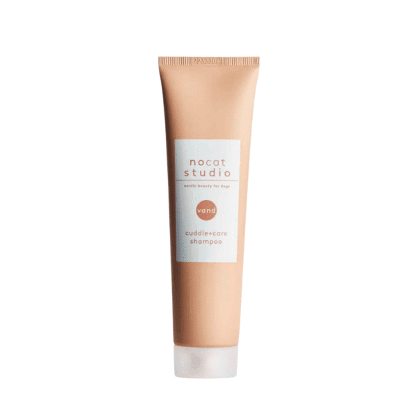 Nocat Studio VAND double pack Met deze Nocat Studio VAND double pack shop je de heerlijk verzorgingsproducten van Nocat Studio met extra voordeel! De luxe verzorgingsproducten van Nocat Studio zijn 100% vegan, gemaakt van biologische en natuurlijke ingrediënten en speciaal voor honden pH-gebalanceerd. Veilig en effectief voor alle haartypes en tevens zeer geschikt voor doodles! Heerlijke verzorgingsproducten voor een stralende hond en 100% knuffelgarantie ;) Nocat Studio VAND double pack is de betoverende plek tussen het land en de zee. Hier groeien wilde bloemen en hangt er een heerlijke geur van rozen, muskus en jasmijn in de lucht. Duurzame luxe met een gegarandeerde knuffelgeur. De Nocat Studio VAND double pack bestaat uit: - Nocat Studio Cuddle+Care Shampoo VAND   100ml - Nocat Studio Refresh+Detangle Grooming Spray VAND   100ml Tip: bestel onze mengfles mee voor de juiste mengverhouding (1:20) Nocat Studio Shampoo VAND De Cuddle+Care Shampoo VAND van Nocat Studio is een zachte revitaliserende shampoo. Perfect pH-gebalanceerd voor honden. Duurzame luxe, gemaakt van biologische & natuurlijke ingrediënten met een gegarandeerde knuffel geur. Nocat Studio VAND is de betoverende plek tussen het land en de zee. Hier groeien wilde bloemen en hangt er een heerlijke geur van rozen, muskus en jasmijn in de lucht. Duurzame luxe met een gegarandeerde knuffelgeur. Zowel de shampoo als de spray maken de vacht zacht en schoon. De producten zijn in samenwerking met trimmers ontwikkeld, de shampoo geeft de vacht maximale volume en is daarnaast ook zacht. Gebruik onze cuddle+care shampoo voor reiniging en de heerlijke 3-in-1 refreh+detangle voor de finishing touch. Crèmespoeling is niet nodig, de verzachtende werking is opgenomen in de spray en kun je dus perfect gebruiken op een natte vacht na het wassen. De shampoo schuimt niet heel erg. Dit komt omdat de minimale hoeveelheid sulfaat is opgenomen om de producten zo puur mogelijk houden en daarmee zo gezond mogelijk voor honden. Nocat Studio Refresh Detangle Grooming Spray VAND De Refresh+Detangle Grooming Spray VAND van Nocat Studio is een verfrissende 3-in-1 verzorgingsspray. Perfect pH-gebalanceerd voor honden. Gemaakt van biologische & natuurlijke ingrediënten met een gegarandeerde knuffel geur. Nocat Studio VAND is de betoverende plek tussen het land en de zee. Hier groeien wilde bloemen en hangt er een heerlijke geur van rozen, muskus en jasmijn in de lucht. Duurzame luxe met een gegarandeerde knuffelgeur. Gebruik in combinatie met de Nocat Studio Cuddle+Care Shampoo VAND na een bad. Of gebruik de Refresh+Detangle Grooming Spray tussendoor, om de vacht op te frissen, te ontklitten voorafgaand aan een borstel beurt en om een frisse geur toe te voegen. Zowel de shampoo als de spray maken de vacht zacht en schoon. De producten zijn in samenwerking met trimmers ontwikkeld, de shampoo geeft de vacht maximale volume en is daarnaast ook zacht. Over Nocat Studio Nocat studio is opgericht door Christina, waarbij haar ruwharige Teckel Otis de grootste inspiratiebron was. Omdat haar Teckel dol is om op de vreemdste plekken te liggen, net als katten, was de bodem gelegd voor de naam; Nocat. Nocat studio is een Nordic beautymerk voor honden. Luxe verzorgingsproducten, 100% vegan, gemaakt van biologische en natuurlijke ingrediënten en speciaal voor honden pH-gebalanceerd. Er zijn 3 verschillende verfrissende geuren JORD (Aarde), LUFT (Lucht) en VAND (Water). Nocat Studio biedt luxe vegan hondenproducten met hoogwaardige natuurlijke ingrediënten, is dierproefvrij, biedt 100% knuffelgarantie en het design is tevens ook nog eens heel erg interieur proof. De nocat studio beauty essentials voor honden Alle nocat studio producten zijn speciaal voor honden pH-gebalanceerd en gemaakt van biologische en natuurlijke ingrediënten, ook nog eens met een gegarandeerde knuffelgeur. De producten schuimen niet heel erg, dit komt omdat ze bij Nocat Studio de minimale hoeveelheid sulfaat hebben opgenomen om de producten zo puur mogelijk houden (en daarmee zo gezond mogelijk voor jouw hond). Bestel Nocat Studio bij A Lot for Doodles Bestel Nocat Studio eenvoudig bij A Lot for Doodles. Of je nu een shampoo zoekt of een heerlijk tussendoortje voor je hond, je slaagt zeker weten met het ruime assortiment wat uit voorraad leverbaar is bij de leukste shop voor jouw hond. Heb je vragen over onze producten of advies nodig wat je het beste kunt bestellen? Neem gerust contact met ons op, we helpen je graag verder!